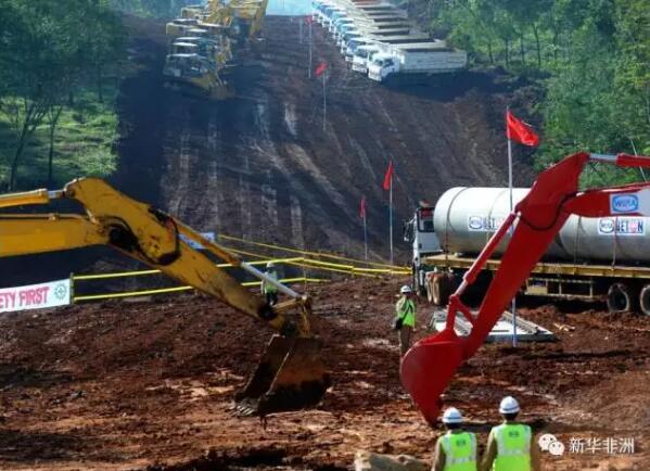 　　三年多前，中国领导人首次在国际场合倡议共建“丝绸之路经济带”和“21世纪海上丝绸之路”，放飞“一带一路”梦想。如今，梦想开始照进现实，这个惠及全球逾六成人口、迄今已获100多个国家和国际组织支持和参与的重大倡议——“一带一路”正在收获早期成果。  　　2016年是中国“十三五”规划开局之年，也是中国与沿线国家全力推进“一带一路”建设的年份。以“一带一路”为绢帛、以创新合作为笔墨、以共谋发展为气韵，中国与世界共同绘制的合作共赢壮丽画卷正在徐徐展开。  　　    　　这是2016年5月21日在塞尔维亚首都贝尔格莱德拍摄的普平大桥。由中国路桥工程有限责任公司承建的普平大桥全长1.5公里，是塞尔维亚在多瑙河上近70年来首座新建大桥。大桥的建成带动了贝尔格莱德西北部相对落后地区的经济发展，并有效减缓了市区交通压力，给当地居民的生活带来便利。新华社发(普雷德拉格·米洛萨夫列维奇摄)  　　    　　2016年1月10日，在距离巴基斯坦首都伊斯兰堡50多公里处的吉拉姆河畔，三峡集团承建的卡洛特水电站主体工程开工。该工程2020年投入运营，运营期30年，到期后无偿转让给巴基斯坦政府。2015年4月，位于中巴经济走廊的卡洛特水电站被确立为丝路基金首个对外投资项目。中巴经济走廊是“一带一路”的旗舰项目之一。新华社发(艾哈迈德·卡迈勒摄)  　　    　　2016年1月21日，在印度尼西亚西爪哇省瓦利尼，工人为雅万高速铁路开工仪式做准备。中国与印尼合作建设的印尼和东南亚第一条高速铁路——雅加达至万隆(雅万)高速铁路于2016年1月21日开工，标志着中印尼铁路合作取得重大成果。雅万高铁全长约150公里，最高设计时速350公里，计划3年建成通车，是中国“21世纪海上丝绸之路”倡议和印尼“全球海洋支点”构想对接的重大早期收获。雅万高铁项目启动后，预计每年可为印尼新增4万个工作岗位，对沿途8个站点综合开发，将形成100多公里的高铁经济带，直接造福于印尼社会。新华社发(阿贡摄)  　　    　　2016年2月27日，一列专列停在乌兹别克斯坦安格连至琶布铁路甘姆奇克隧道进口。中国政府优买项目、中铁隧道集团承担的中亚最长隧道——乌兹别克斯坦安格连至琶布铁路甘姆奇克隧道当日全隧贯通。甘姆奇克隧道长19.26公里，为中亚第一长隧、乌兹别克斯坦一号工程，也是“丝绸之路”经济带铁路网中吉乌铁路的重要一环，对促进乌兹别克斯坦经济社会发展和“一带一路”战略的实施具有重大意义。新华社记者 沙达提摄  　　    　　2016年11月13日，在巴基斯坦瓜达尔港，港口吊装设备往中远海运集装箱运输有限公司惠灵顿轮上吊装集装箱。这是瓜达尔港第一次向海外大规模出口集装箱，同时也意味着广阔的南亚和中亚地区同中东、东南亚等印度洋沿岸地区，将通过中巴经济走廊历史性地联结在一起。瓜达尔港位于巴基斯坦西南部俾路支省，是印度洋沿岸的一座天然深水良港，也是中巴经济走廊的南端起点。新华社记者 刘天摄  　　    　　这是2016年5月28日在肯尼亚马库埃尼附近拍摄的蒙内铁路第七标段的铺轨作业现场。蒙内铁路是肯尼亚独立以来的最大基础设施建设项目，由中国路桥公司承建，造价38亿美元，东起海港蒙巴萨，西至首都内罗毕，绵延约480公里，是一条采用中国标准、中国技术、中国管理、中国装备建造的国际干线铁路。截至2016年8月，蒙内铁路项目为肯尼亚创造了4万多个就业岗位，培训了2万名技术人员。新华社记者 潘思危摄  　　    　　这是2016年9月23日在印度尼西亚中苏拉威西省拍摄的青山工业园自备码头。2013年10月，作为“一带一路”倡议落地印尼的重点项目，中国与印尼签署协议，决定建设青山工业园区。经过3年努力，这一民营企业投资项目为印尼创造了大量工作岗位，为政府贡献了可观的税收，同时也给附近村庄里的村民带来了大量收入。新华社记者 杜宇摄  　　    　　这是2016年9月2日在老挝首都万象拍摄的中老合作的赛色塔综合开发区一期建设外景。老挝万象赛色塔综合开发区由云南建工集团有限公司和万象市政府共同开发建设，是中国在老挝唯一的国家级境外经贸合作区，列入“一带一路”建设早期项目。中老日益密切的经贸往来带动了老挝经济平稳快速增长，也为中国加强与老挝和东盟的关系创造了新机遇。新华社记者 秦晴摄  　　    　　这是2016年9月27日拍摄的位于意大利米兰附近的科尔纳雷多市的高嘉工厂内部。2014年和2015年，总部位于中国浙江的日发精机公司先后收购了意大利MCM和高嘉两家公司。这两家公司都是世界领先机床制造商，在它们的客户名单上，既有空中客车、波音等著名飞机制造商，也有通用电气、西门子等国际工业巨头。日发精机的收购，为两家意大利机床老厂带来新的发展契机，集团一体化使得两家企业充分整合资源和市场。新华社记者 金宇摄  　　    　　这是2016年6月7日在巴基斯坦旁遮普省巴哈瓦尔布尔地区拍摄的中兴能源光伏电站全景。该光伏电站年发电量可达4.8亿度，至少可满足20万个巴基斯坦家庭的日常用电需求。新华社发  　　   这是2016年6月28日拍摄的行驶在喀喇昆仑公路上的运输卡车。喀喇昆仑公路北起中国新疆喀什，南至巴基斯坦塔科特。于2016年4月开工的喀喇昆仑公路二期工程是中巴经济走廊陆路通道的核心路段。该项目的建设将显著改善当地交通状况，推动巴基斯坦公路网和交通基础设施建设，对改善巴基斯坦投资环境，加强与邻国的贸易往来有着重要推动作用。新华社发  　　    　　这是2016年9月29日在巴基斯坦拉瓦尔品第的中国商品批发市场内拍摄的一名陶瓷及玻璃器皿店店主。中巴经济走廊建设降低了从中国进口产品的物流成本，也让这个市场生意更加红火。2013年启动建设的中巴经济走廊北起中国喀什，南至巴基斯坦瓜达尔港，位于“丝绸之路经济带”和“21世纪海上丝绸之路”的交汇处，是“一带一路”倡议的重大和先行项目。在中巴经济走廊建设推动下，两国间的互联互通更加紧密。新华社记者 刘天摄  　　    　　2016年12月2日，在斯里兰卡南部的卡卢特勒地区综合医院，来自北京协和医院的“2016健康快车斯里兰卡光明行”医疗队医生为斯里兰卡白内障患者进行手术。“健康快车”项目带着医疗团队、设备和技术走出国门，与“一带一路”沿线国家当地医院进行合作，向当地百姓提供慈善医疗。  　　文章来自：新华非洲