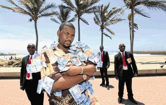 　　你信吗?真的土豪，都敢把真钞穿上身  　　Michael Andile Dlamini是南非当地一个超级有钱的草药商人，被当地人称作富得流油的他为了炫富已经开始穿上真钞制作的服装招摇过市了!  　　    　　除了制作的神药使他名扬南非外，Michael奇葩的行为也是他成为网红的重要原因。他从2014年开始就会穿上用价值大概7美元和14美元的真钞做成的外套招摇过市，而且根本停不下来。  　　“我把人们为了感谢我的恩惠给我的钱贴在身上，于是我走到哪里，都会获得极高的回头率。”他说。然后为了确保没有人会对他图谋不轨，他走到哪里还要叫几个保安陪同在左右。  　　    　　Michael走到哪都穿那套土豪服的行为人们已经见怪不怪了，但是他最近把那套衣服穿到别人葬礼上的行为还是让很多人吐又忍不住想要吐槽一番。  　　文章来自：网易旅游