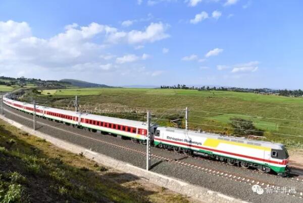 　　肯尼亚内罗毕大学国际经济学学者盖里雄·伊基亚拉日前表示，中国国际影响力日益提升，在推动全球贸易一体化方面扮演着领导角色，助力全球经济增长。  　　    　　(资料)2016年10月3日，在埃塞俄比亚首都亚的斯亚贝巴附近，一列试运行列车在亚吉铁路上行驶。10月5日，由中国企业建设、连接埃塞俄比亚和吉布提两国首都的亚的斯亚贝巴-吉布提铁路(简称亚吉铁路)正式建成通车。该项目是继坦赞铁路之后，中国在非洲修建的又一条跨国铁路，被誉为“新时期的坦赞铁路”。新华社记者 孙瑞博摄  　　伊基亚拉说，中国自改革开放以来，在全球经济中的影响力日渐提升，尤其是进入21世纪以来，其对外开放的势头愈发迅猛，经济总量、贸易额不断攀升。当前，中国正积极参与推进全球和地区自贸安排，为全球范围内许多重要的基础设施建设，如公路、海港、铁路等项目融资或承包建设，推动货物与服务的全球流动。  　　他说，中国在中非合作论坛和金砖国家峰会等机制中发挥积极作用，推动国际合作，尤其是发展中国家间的合作。如今，中国的“高参与度”已成为国际各领域合作中的重要因素和特点。  　　    　　(资料)2016年4月9日，在肯尼亚蒙巴萨，中国工程师张青春(左二)和肯方工人们在蒙内铁路蒙巴萨西站工地上工作。蒙内铁路目前处于建设阶段，由中交集团总承包，中国路桥承建，连接东非最大港口蒙巴萨和肯尼亚首都内罗毕。蒙内铁路是肯尼亚在过去半个多世纪里兴建的最大基建项目，根据远景规划，这条铁路还将连接肯尼亚、坦桑尼亚、乌干达、卢旺达、布隆迪和南苏丹等东非6国。新华社记者 潘思危摄  　　但伊基亚拉指出，西方国家近年来相对保守、内顾，甚至采取贸易保护政策，这一态势在一些欧洲国家和美国已十分明显。他说，一些国家排外情绪甚至种族矛盾愈发严重，这些问题与对待移民的消极态度及贸易保护政策息息相关。  　　伊基亚拉说，历史证明，全球化、自由开放的经济政策会为各国带来更多的益处而非害处。中国积极参与全球经济合作、支持开放自由的全球贸易，为自身和世界各国带来积极正面的影响正是很好的例子。  　　文章来自：新华非洲
