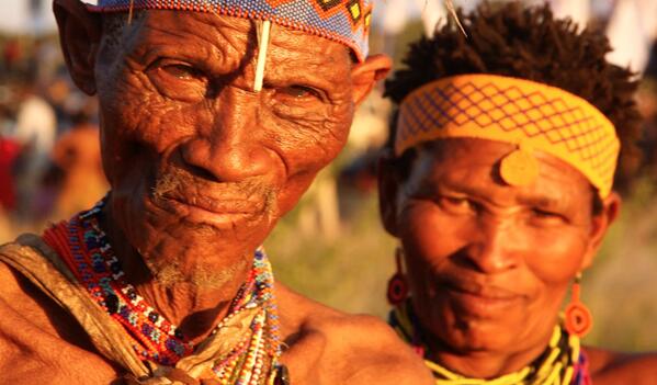 　　桑人是居住在南非的一个原住民族。DNA检测表明他们是第一代现代人的直系祖先，他们已经在南非生活了将近20000年了。  　　桑人以捕猎采集为生，他们在现代生活与原始生活的十字路口徘徊。  　　桑人作为居住在南非的一个原住民族，是人类最老的祖先。DNA检测表明他们是第一代现代人的直系祖先。然而如今，桑人的文化传统和遗迹遗址正面临着前所未有的危机。  　　桑人主要居住在南非、博兹瓦纳(Botswana)、安格拉(Angola)和纳米比亚(Namibia)。在博兹瓦纳，桑人被称为巴萨尔瓦人(Basarwa)，他们数千年来一直保持着与世隔绝的大规模游牧生活方式。  　　“文化有灭绝的可能，我们应该清楚它是有生命的。”原著居民比赫拉·塞凯雷(Bihela Sekere)这样说道，他之前是博兹瓦纳驻伦敦使馆(the Botswana High Commission in London)的工作人员。  　　中央喀拉哈里自然保护区(the Central Kalahari Game Reserve)是世界第二大自然保护区，塞凯雷和他父亲一样，是在这里从小打猎长大的。然而在1997年，政府以保护当地自然环境和帮助巴萨尔瓦人融入现代社会的名义要求他们迁出自然保护区。  　　如今巴萨尔瓦人被重新安置在一个村庄里，他们世代相传的习俗渐渐难以为继。  　　塞凯雷解释道：“一些巴萨尔瓦族人的孩子被要求上学，他们接受的教育与我们的生活方式完全不同，他们会渐渐丢失民族文化的。说起语言，如果他们学的是英语和茨瓦纳语，那么我们的语言也会丢失。”  　　塞凯雷还提到了著名的迷幻舞，这一巴萨尔瓦文化的中坚元素迟早会被年轻人在收音机和手机上播放的流行音乐所淹没。  　　但是希望仍在，因为还有一些愿意倾力保护原始文化的人。当地人松达(Xontae)将焦点目光引向他们民族最伟大的文化遗址，其中包括以4500多幅石器时代壁画闻名的措迪洛山(the Tsodilo Hills)。同时，一项名为“库鲁”艺术项目(the Kuru Art Project)活动也计划通过保护巴萨尔瓦文化来复兴艺术。  　　英裔加勒比艺术家安·戈里弗尔(Ann Gollifer)是项目发起人之一，她表示巴萨尔瓦人创造的壁画展示了以往采集狩猎的生活方式。这些通过使用现代媒介完成的原始艺术品已经畅销全球。  　　已经有证据表明文化是有生命的，是能够被锻造、被改变的，尽管改变的结果可好可坏。有这么一群像塞凯雷这样有决心意志的人相信巴萨尔瓦文化会走上复兴之路的。  　　“文化遗世独立，是它塑造了一个人的性格，一个民族的性格……最关键的是我们青年应该学习先代，在文化将近枯萎时保护它、发扬它。”  　　文章来自：中国日报网