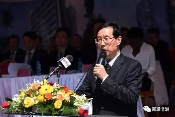　　一月的“东非小巴黎”阳光明媚，碧空如洗，生机盎然。  　　近日，新华社非洲总分社推进本土化工作用房建设(暨新址建设工程)奠基仪式在肯尼亚首都内罗毕举行，来自中国驻肯政府机构、媒体、中资企业和华人华侨界代表出席典礼。  　　    　　(中国驻肯尼亚大使馆临时代办姚明在奠基仪式上致辞。)  　　中国驻肯尼亚大使馆临时代办姚明在致辞中说，新华社作为第一家来非洲开拓的中央媒体，多年来扎根非洲，不忘党的重托和国家使命，忠实履行职责，为中非友谊打下了扎实的基础，付出了艰辛的努力。新华社的同仁们在艰难困苦的环境中走出了一片天，踩出了一片地，为中国对非国际传播事业作出了贡献。相信随着办公环境的改善，新华社在肯尼亚、在非洲的事业还将得到更好发展，取得更大成绩。  　　    　　(新华社非洲总分社社长李生江在奠基仪式上致辞。)  　　新华社非洲总分社社长李生江表示，新华社在提高国际传播能力、增强国际话语权方面开拓进取，辛勤耕耘，取得明显成绩，进一步加强了与世界各国人民的了解和信任。非洲总分社新址建设就是新华社在非洲地区提高传播能力、增强话语权的最新努力，这是一项世纪工程、百年工程，是连接中非关系发展的桥梁工程，是关乎新华社乃至中国未来数十年涉非新闻舆论和文化交流的政治工程。  　　    　　(新址建设工程现场的工程机械。)  　　新华社非洲总分社新址建设工程由中铁建工集团东非有限公司承建，新址占地面积10.01亩，合同工期20个月，预计于2018年下半年竣工。  　　    　　(中铁建工集团东非有限公司董事长胡波在奠基仪式上致辞。)  　　中铁建工集团东非有限公司董事长胡波说，新址建设工程对于提升新华社非洲总分社的硬件设施、推进本土化工作、优化战略布局、打造具有国际影响力的外宣旗舰媒体具有十分重要的意义，公司将优质高效地做好各项工作，打造精品工程，向新华社递交一份满意的答卷。  　　    　　【驻肯使馆临时代办姚明(右二)、驻肯使馆经济商务处参赞郭策(左二)、驻肯使馆武官邱毅(左一)与新华社非洲总分社社长李生江为工程奠基。】  　　中国驻肯尼亚大使馆经济商务处参赞郭策、中国驻肯尼亚大使馆武官邱毅、东非华人华侨联合会主席韩军、肯尼亚华人华侨联合会会长郭文昌以及中央电视台、中国国际广播电台、中国日报等中国驻非媒体负责人和中资企业代表也出席了奠基仪式。  　　    　　(建筑工人代表出席奠基仪式。)  　　新华社非洲总分社成立于1986年，总部设在肯尼亚首都内罗毕，目前共下辖28个分社，负责撒哈拉以南非洲国家的新闻信息报道和营销工作。  　　文章来自：新华非洲