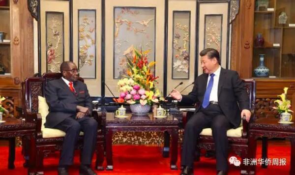　　北京时间1月9日晚，中国国家主席习近平在北京钓鱼台国宾馆会见了津巴布韦总统穆加贝。  　　    　　习近平表示，中国永远不忘老朋友，将鼓励有实力的中企赴津投资兴业。穆加贝表示，将积极推进习近平提出的“中非十大合作计划”。  　　习近平表示，中津传统友谊是在两国人民并肩争取民族解放的战斗中凝结而成的，也是由穆加贝总统和中国老一辈领导人共同缔造的，经受住了时间和国际风云变幻的考验，历久弥坚。中国永远不会忘记老朋友，中国人民珍视同津巴布韦人民的深厚情谊。  　　他强调，中方赞赏津方在涉及中国核心利益和重大关切问题上给予的坚定支持，将一如既往地支持津巴布韦维护主权、安全、发展利益，支持津巴布韦走自主选择的发展道路。中方鼓励中国企业赴津巴布韦投资兴业，扩大双方合作。中方愿同津方一道，推动两国合作关系取得新成果。  　　穆加贝称，中国长期给予包括津巴布韦在内的非洲国家帮助，非洲国家正在落实习近平提出的“中非十大合作计划”。津方愿继续深化同中方在基础设施、农业等领域的合作。  　　    　　2015年12月1日至5日，习近平赴法国出席巴黎气候大会后，对津巴布韦和南非进行国事访问，并在南非约翰内斯堡出席中非合作论坛峰会。津巴布韦是习近平这次非洲行中唯一专程访问的国家，中津友好关系可见一斑。  　　在中非合作论坛上，习近平提出，中国将提供600亿美元的支持，在未来3年同非方实施包括工业、农业、基础设施建设等方面合作在内的“十大合作计划”：中非工业化合作计划、中非农业现代化合作计划、中非基础设施合作计划、中非金融合作计划、中非绿色发展合作计划、中非贸易和投资便利化合作计划、中非减贫惠民合作计划、中非公共卫生合作计划、中非人文合作计划、中非和平与安全合作计划。  　　文章来自：非洲华侨周报