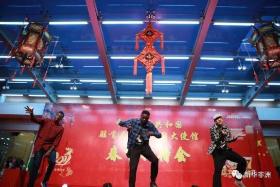　　艳丽的戏服、浓烈的油彩、华贵的头饰……一段颇具民族特色的京剧舞蹈《俏花旦》拉开了2017年肯尼亚华侨华人春节招待会的帷幕。  　　16日晚，中国驻肯尼亚大使馆张灯结彩，洋溢着节日的气氛。400余名中资企业、驻肯媒体、华人华侨界代表齐聚使馆，迎接即将到来的农历鸡年。  　　    　　中国驻肯尼亚大使刘显法在春节招待会上致辞。新华社记者 潘思危摄  　　中国驻肯尼亚大使刘显法首先向广大在肯华人华侨致以新春问候和美好祝福。他说，2016年是中国人民不忘初心、追梦前行的不平凡一年，是中国外交攻坚克难、开拓进取的重要一年，也是中肯关系巩固发展、全面提升的丰收之年。  　　张德江委员长与王毅外长先后访肯、蒙巴萨-内罗毕标轨铁路全线铺通、中国游客来肯数量超过4万人、中肯司法协助和引渡条约谈判成功举行……一年来，中肯关系在历史最好水平的快车道上加速前进，各领域合作不断取得新成果，继续走在中非合作的前列。  　　    　　内罗毕大学孔子学院表演舞蹈《俏花旦》。新华社记者 潘思危摄  　　“2016年，在肯华侨华人、中资企业员工、央媒工作者、孔院师生和联合国机构中方人员为推动中肯全面合作伙伴关系发展贡献了力量，对驻肯使馆各项工作提供了大力支持，向肯尼亚民众展示了中华民族自强不息、奋发向上、守望相助的精神风貌，成为肯尼亚一道亮丽的风景和名片，”刘显法说。  　　    　　观众们欣赏肯尼亚华人舞蹈团的表演。新华社记者 潘思危摄  　　展望未来，刘显法表示，驻肯使馆将继续践行外交为民理念，不断提升服务意识和水平，切实维护广大在肯同胞的安全与合法权益，做大家在肯创业、发展和安居的坚强后盾。  　　    　　江西水利水电建设公司员工毛晓萍演唱歌曲。新华社记者 潘思危摄  　　当晚的节目可谓是古典与现代交相辉映，既有动感十足的街舞表演，也有古色古香的琵琶独奏。而由使馆阳光学校的少年们带来的螳螂剑、木兰扇和武术表演，更是赢得场下掌声连连。  　　    　　驻肯使馆阳光学校的学生们表演木兰扇。新华社记者 潘思危摄  　　出席春节招待会的来宾们纷纷表示，春节是中华民族一年中最重要的节日，在使馆共迎中国传统佳节，让他们有了“回家”的感觉。  　　    　　中国武夷员工李文林(右)和伙伴们表演街舞。新华社记者 潘思危摄  　　据了解，本次招待会的演出由使馆委托肯尼亚中国经贸协会策划组织，协会向各理事单位和会员单位征集节目，表演嘉宾利用业务时间进行排练。“这不仅是一个让大家增强爱国情怀的好机会，也极大地丰富了我们驻外华人的业余生活，”来自中国路桥工程有限责任公司的主持人谢李娜告诉记者。  　　文章来自：新华非洲