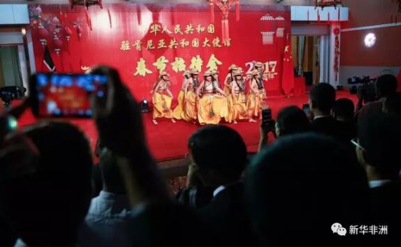 　　艳丽的戏服、浓烈的油彩、华贵的头饰……一段颇具民族特色的京剧舞蹈《俏花旦》拉开了2017年肯尼亚华侨华人春节招待会的帷幕。  　　16日晚，中国驻肯尼亚大使馆张灯结彩，洋溢着节日的气氛。400余名中资企业、驻肯媒体、华人华侨界代表齐聚使馆，迎接即将到来的农历鸡年。  　　    　　中国驻肯尼亚大使刘显法在春节招待会上致辞。新华社记者 潘思危摄  　　中国驻肯尼亚大使刘显法首先向广大在肯华人华侨致以新春问候和美好祝福。他说，2016年是中国人民不忘初心、追梦前行的不平凡一年，是中国外交攻坚克难、开拓进取的重要一年，也是中肯关系巩固发展、全面提升的丰收之年。  　　张德江委员长与王毅外长先后访肯、蒙巴萨-内罗毕标轨铁路全线铺通、中国游客来肯数量超过4万人、中肯司法协助和引渡条约谈判成功举行……一年来，中肯关系在历史最好水平的快车道上加速前进，各领域合作不断取得新成果，继续走在中非合作的前列。  　　    　　内罗毕大学孔子学院表演舞蹈《俏花旦》。新华社记者 潘思危摄  　　“2016年，在肯华侨华人、中资企业员工、央媒工作者、孔院师生和联合国机构中方人员为推动中肯全面合作伙伴关系发展贡献了力量，对驻肯使馆各项工作提供了大力支持，向肯尼亚民众展示了中华民族自强不息、奋发向上、守望相助的精神风貌，成为肯尼亚一道亮丽的风景和名片，”刘显法说。  　　    　　观众们欣赏肯尼亚华人舞蹈团的表演。新华社记者 潘思危摄  　　展望未来，刘显法表示，驻肯使馆将继续践行外交为民理念，不断提升服务意识和水平，切实维护广大在肯同胞的安全与合法权益，做大家在肯创业、发展和安居的坚强后盾。  　　    　　江西水利水电建设公司员工毛晓萍演唱歌曲。新华社记者 潘思危摄  　　当晚的节目可谓是古典与现代交相辉映，既有动感十足的街舞表演，也有古色古香的琵琶独奏。而由使馆阳光学校的少年们带来的螳螂剑、木兰扇和武术表演，更是赢得场下掌声连连。  　　    　　驻肯使馆阳光学校的学生们表演木兰扇。新华社记者 潘思危摄  　　出席春节招待会的来宾们纷纷表示，春节是中华民族一年中最重要的节日，在使馆共迎中国传统佳节，让他们有了“回家”的感觉。  　　    　　中国武夷员工李文林(右)和伙伴们表演街舞。新华社记者 潘思危摄  　　据了解，本次招待会的演出由使馆委托肯尼亚中国经贸协会策划组织，协会向各理事单位和会员单位征集节目，表演嘉宾利用业务时间进行排练。“这不仅是一个让大家增强爱国情怀的好机会，也极大地丰富了我们驻外华人的业余生活，”来自中国路桥工程有限责任公司的主持人谢李娜告诉记者。  　　文章来自：新华非洲