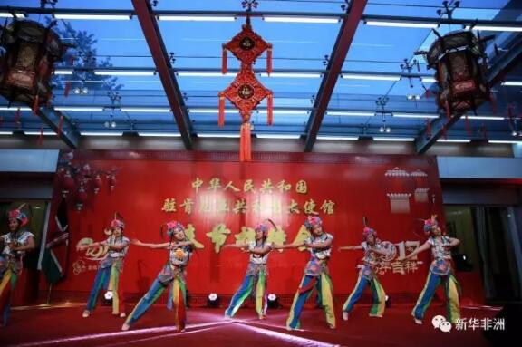 　　艳丽的戏服、浓烈的油彩、华贵的头饰……一段颇具民族特色的京剧舞蹈《俏花旦》拉开了2017年肯尼亚华侨华人春节招待会的帷幕。  　　16日晚，中国驻肯尼亚大使馆张灯结彩，洋溢着节日的气氛。400余名中资企业、驻肯媒体、华人华侨界代表齐聚使馆，迎接即将到来的农历鸡年。  　　    　　中国驻肯尼亚大使刘显法在春节招待会上致辞。新华社记者 潘思危摄  　　中国驻肯尼亚大使刘显法首先向广大在肯华人华侨致以新春问候和美好祝福。他说，2016年是中国人民不忘初心、追梦前行的不平凡一年，是中国外交攻坚克难、开拓进取的重要一年，也是中肯关系巩固发展、全面提升的丰收之年。  　　张德江委员长与王毅外长先后访肯、蒙巴萨-内罗毕标轨铁路全线铺通、中国游客来肯数量超过4万人、中肯司法协助和引渡条约谈判成功举行……一年来，中肯关系在历史最好水平的快车道上加速前进，各领域合作不断取得新成果，继续走在中非合作的前列。  　　    　　内罗毕大学孔子学院表演舞蹈《俏花旦》。新华社记者 潘思危摄  　　“2016年，在肯华侨华人、中资企业员工、央媒工作者、孔院师生和联合国机构中方人员为推动中肯全面合作伙伴关系发展贡献了力量，对驻肯使馆各项工作提供了大力支持，向肯尼亚民众展示了中华民族自强不息、奋发向上、守望相助的精神风貌，成为肯尼亚一道亮丽的风景和名片，”刘显法说。  　　    　　观众们欣赏肯尼亚华人舞蹈团的表演。新华社记者 潘思危摄  　　展望未来，刘显法表示，驻肯使馆将继续践行外交为民理念，不断提升服务意识和水平，切实维护广大在肯同胞的安全与合法权益，做大家在肯创业、发展和安居的坚强后盾。  　　    　　江西水利水电建设公司员工毛晓萍演唱歌曲。新华社记者 潘思危摄  　　当晚的节目可谓是古典与现代交相辉映，既有动感十足的街舞表演，也有古色古香的琵琶独奏。而由使馆阳光学校的少年们带来的螳螂剑、木兰扇和武术表演，更是赢得场下掌声连连。  　　    　　驻肯使馆阳光学校的学生们表演木兰扇。新华社记者 潘思危摄  　　出席春节招待会的来宾们纷纷表示，春节是中华民族一年中最重要的节日，在使馆共迎中国传统佳节，让他们有了“回家”的感觉。  　　    　　中国武夷员工李文林(右)和伙伴们表演街舞。新华社记者 潘思危摄  　　据了解，本次招待会的演出由使馆委托肯尼亚中国经贸协会策划组织，协会向各理事单位和会员单位征集节目，表演嘉宾利用业务时间进行排练。“这不仅是一个让大家增强爱国情怀的好机会，也极大地丰富了我们驻外华人的业余生活，”来自中国路桥工程有限责任公司的主持人谢李娜告诉记者。  　　文章来自：新华非洲