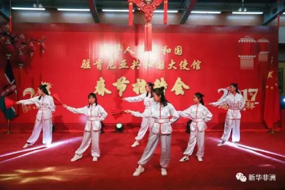 　　艳丽的戏服、浓烈的油彩、华贵的头饰……一段颇具民族特色的京剧舞蹈《俏花旦》拉开了2017年肯尼亚华侨华人春节招待会的帷幕。  　　16日晚，中国驻肯尼亚大使馆张灯结彩，洋溢着节日的气氛。400余名中资企业、驻肯媒体、华人华侨界代表齐聚使馆，迎接即将到来的农历鸡年。  　　    　　中国驻肯尼亚大使刘显法在春节招待会上致辞。新华社记者 潘思危摄  　　中国驻肯尼亚大使刘显法首先向广大在肯华人华侨致以新春问候和美好祝福。他说，2016年是中国人民不忘初心、追梦前行的不平凡一年，是中国外交攻坚克难、开拓进取的重要一年，也是中肯关系巩固发展、全面提升的丰收之年。  　　张德江委员长与王毅外长先后访肯、蒙巴萨-内罗毕标轨铁路全线铺通、中国游客来肯数量超过4万人、中肯司法协助和引渡条约谈判成功举行……一年来，中肯关系在历史最好水平的快车道上加速前进，各领域合作不断取得新成果，继续走在中非合作的前列。  　　    　　内罗毕大学孔子学院表演舞蹈《俏花旦》。新华社记者 潘思危摄  　　“2016年，在肯华侨华人、中资企业员工、央媒工作者、孔院师生和联合国机构中方人员为推动中肯全面合作伙伴关系发展贡献了力量，对驻肯使馆各项工作提供了大力支持，向肯尼亚民众展示了中华民族自强不息、奋发向上、守望相助的精神风貌，成为肯尼亚一道亮丽的风景和名片，”刘显法说。  　　    　　观众们欣赏肯尼亚华人舞蹈团的表演。新华社记者 潘思危摄  　　展望未来，刘显法表示，驻肯使馆将继续践行外交为民理念，不断提升服务意识和水平，切实维护广大在肯同胞的安全与合法权益，做大家在肯创业、发展和安居的坚强后盾。  　　    　　江西水利水电建设公司员工毛晓萍演唱歌曲。新华社记者 潘思危摄  　　当晚的节目可谓是古典与现代交相辉映，既有动感十足的街舞表演，也有古色古香的琵琶独奏。而由使馆阳光学校的少年们带来的螳螂剑、木兰扇和武术表演，更是赢得场下掌声连连。  　　    　　驻肯使馆阳光学校的学生们表演木兰扇。新华社记者 潘思危摄  　　出席春节招待会的来宾们纷纷表示，春节是中华民族一年中最重要的节日，在使馆共迎中国传统佳节，让他们有了“回家”的感觉。  　　    　　中国武夷员工李文林(右)和伙伴们表演街舞。新华社记者 潘思危摄  　　据了解，本次招待会的演出由使馆委托肯尼亚中国经贸协会策划组织，协会向各理事单位和会员单位征集节目，表演嘉宾利用业务时间进行排练。“这不仅是一个让大家增强爱国情怀的好机会，也极大地丰富了我们驻外华人的业余生活，”来自中国路桥工程有限责任公司的主持人谢李娜告诉记者。  　　文章来自：新华非洲