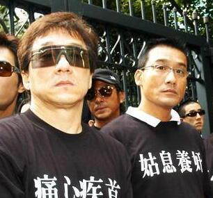 　　前天，《战狼2》导演兼主演吴京发微博称“南非先遣队贫民窟被抢，人员无伤亡。路漫漫其修远兮，战狼的路还很长……兄弟们，多请点保镖吧”。  　　《战狼2》今年6月份开机，11月份国内部分杀青，即将转战非洲进行拍摄。吴京也曾去非洲看景，做足准备功课。更和黑人朋友一起“吃树皮”，场面非常欢乐。没想到这次剧组“出师不利”，好在人员无伤亡，没正式开机，摄影器材应该还没全部上阵，希望损失不会太大。但说起来，吴京遭劫并非头一遭，剧组拍摄时遇到意外时有发生，要回顾电影剧组的“血泪史”，也算是罄竹难书了。吴京这次是在国外拍戏遭劫，首先让我想起的是成龙。  　　    　　《尖峰时刻2》——开展反黑行动  　　成龙在拍摄《尖峰时刻2》的时候，遭香港黑社会勒索的事。当时是由于《尖峰时刻》在全球范围内都取得了不错的反响，成龙作为香港杰出电影人代表，极力促成了《尖峰时刻2》在香港取外景拍摄，在开拍之前制作人员就逐步筹备和开展看景的工作，但就在这个时候，电影剧组和美国新线公司意外接到自称有香港黑帮背景的非法组织成员电话，勒索数十万保护费，自称只有交了保护费影片才能顺利拍摄。成龙当即拒绝，同时十分愤怒，他认为这有损香港在全世界面前的形象，是很丢人的事情。随后成龙向香港警局的反黑部门报案，开始了轰轰烈烈的反黑行动(最能打的成龙遇到事儿也得靠警方啊!)。成龙牵头的行动意义非常，在他之前，黑社会收保护费几乎成了常态，但在成龙事件后逐渐有所收敛，《尖峰时刻2》其实相当于是在自己的地头上拍摄，所以算是比较幸运的。  　　    　　《黄金时代》——剧本被盗  　　2012年10月4日，许鞍华为《黄金时代》到武汉取景，将车停在硚口区某市场时，车内的手提包被盗，包内有《黄金时代》剧本、手机2部、数码相机、银行卡、人民币近2万元，武汉警方不想在香港导演面前丢脸，经过5天侦查追踪，最后将犯罪嫌疑人抓获。好在犯罪嫌疑人不懂电影，不然可能已经将剧本转手卖掉了。  　　    　　《新水浒传》——遭不明身份匪徒打劫  　　2009年的《新水浒传》在拍摄过程中也遭遇了打劫事件，当时以张涵予和林冲扮演者胡东为首的剧组成员搭车前往拍摄场地的途中，被几辆越野车围住索要财物，胡东在做客大鹏《最佳现场》时自曝，对方有六七个人，当时他们车上有两个武行，几个演员，加上司机，如果真打起来是占优势的，但他最后还是按耐住了没有动手，现在看来他的选择是对的，剧组毕竟是外来户，人生地不熟，能忍则忍，毕竟顺利拍戏更重要。  　　    　　《燃情世界杯》——还以为是剧组加戏  　　2010年，《燃情世界杯》剧组到南非拍摄，著名体育评论人李承鹏在电影中客串了一个角色，电影剧组在约翰内斯堡“城中城”索维托拍摄时遭遇多名歹徒的持枪抢劫。剧组人员说，当时一伙黑人冲出来奔向剧组的一辆工作车，掏出枪伸进车内顶住剧组外联翻译的头，最后被抢走一部手机、一部相机和一把当地的钞票，还将录音设备也夺走。由于前一天电影剧组正在拍摄被抢劫的镜头，翻译还以为是导演临时加戏。  　　    　　《家游，好儿女》——摄影器材被抢  　　今年3月14日，山东卫视《家游，好儿女》节目组在萨拉热窝遭遇打劫，随后李玉刚在微博曝出抢劫内幕，之后有记者采访被抢劫摄影师，方知事件发生时，节目组的拍摄任务已经结束，三位摄影师是为了呈现当地更美的夜景，爬上了黄堡，遇到两名蒙面男子持刀抢劫，被抢了两部手机、一台摄像机，所幸没有受伤。  　　电影剧组的拍摄器材多为租赁，但器材价值不菲，以目前比较主流的ARRI ALEXA为例，按照型号从高到低，大概的购买价格从15-40万不等，而目前最高型号ALEXA65只租不售，据悉价值高达65万人民币，而一套电影镜头价值也过10万，加上存储、斯坦尼康等配件，一旦被劫损失惨重。最安全的做法是购买财险，但这又是国内剧组比较薄弱的缓解，往往由于制片成本压缩，能省则省，甚至不时传出演员拍摄受伤但索赔无果的情况。这一点香港较为完善，剧组开机之前必须为演员购买保险，比如林超贤在拍摄《火龙对决》时，就为黎明、任贤齐投保2亿港币。  　　文章来自：中国日报网