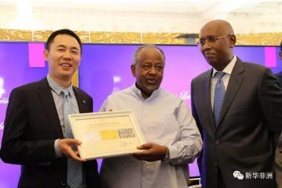 　　由中资企业投资设立的丝路国际银行18日在东非国家吉布提正式开业，该银行将推动吉布提乃至非洲地区金融业发展，并为中非金融合作打下良好基础。  　　    　　1月18日，在吉布提首都吉布提市，吉总统盖莱(前排右三)为丝路国际银行开业剪彩。新华社发(李思雨摄)  　　吉布提共和国总统盖莱出席当天仪式并为丝路国际银行授牌。吉布提财政部部长、丝路国际银行董事会主席伊利亚斯·穆萨·达瓦莱表示，该银行是中国长期支持吉布提基础设施建设在金融领域的具体体现，也是中国政府在相互尊重、平等互利原则基础上发展对非关系的最好例证。  　　丝路国际银行由中国亿赞普集团、招商局集团、丝路亿商信息技术有限公司等企业与吉布提财政部共同发起成立，是中资企业首次在非洲大陆获得银行牌照，也是吉布提首家合资银行，意味着中国企业走出去从投资层面走向了资本层面，参与“一带一路”建设也迈向了更高层次。  　　丝路国际银行董事会副主席、亿赞普集团董事长罗峰表示，丝路国际银行是中企积极推进与“一带一路”沿线国家和地区合作的有益探索，未来将以新技术手段、市场化方式推进“一带一路”倡议在金融领域开展实践。  　　    　　1月18日，在吉布提首都吉布提市，吉总统盖莱(中)出席丝路国际银行开业仪式。新华社发(李思雨摄)  　　据介绍，该银行成立后，将在吉布提全面开展信息化金融服务，包括发行POS机及银行卡、提供跨境支付结算、国际银行卡收单业务等。还将为吉布提带来无缝对接中企和银行的跨国便捷金融服务，增加吉布提对中国企业、商家的投资发展吸引力。  　　在当天开业仪式上，丝路国际银行发布了第一批非洲风情系列之斑马卡，并向吉布提总统、总理等赠送了该银行卡。  　　吉布提位于非洲东北角，亚丁湾西岸，是红海通向印度洋的战略要冲，辐射东非、中东和红海地区，是非洲国家对外贸易往来的重要沿海中转点。  　　文章来自：新华非洲