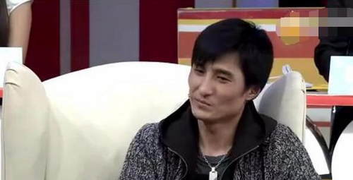 　　前天，《战狼2》导演兼主演吴京发微博称“南非先遣队贫民窟被抢，人员无伤亡。路漫漫其修远兮，战狼的路还很长……兄弟们，多请点保镖吧”。  　　《战狼2》今年6月份开机，11月份国内部分杀青，即将转战非洲进行拍摄。吴京也曾去非洲看景，做足准备功课。更和黑人朋友一起“吃树皮”，场面非常欢乐。没想到这次剧组“出师不利”，好在人员无伤亡，没正式开机，摄影器材应该还没全部上阵，希望损失不会太大。但说起来，吴京遭劫并非头一遭，剧组拍摄时遇到意外时有发生，要回顾电影剧组的“血泪史”，也算是罄竹难书了。吴京这次是在国外拍戏遭劫，首先让我想起的是成龙。  　　    　　《尖峰时刻2》——开展反黑行动  　　成龙在拍摄《尖峰时刻2》的时候，遭香港黑社会勒索的事。当时是由于《尖峰时刻》在全球范围内都取得了不错的反响，成龙作为香港杰出电影人代表，极力促成了《尖峰时刻2》在香港取外景拍摄，在开拍之前制作人员就逐步筹备和开展看景的工作，但就在这个时候，电影剧组和美国新线公司意外接到自称有香港黑帮背景的非法组织成员电话，勒索数十万保护费，自称只有交了保护费影片才能顺利拍摄。成龙当即拒绝，同时十分愤怒，他认为这有损香港在全世界面前的形象，是很丢人的事情。随后成龙向香港警局的反黑部门报案，开始了轰轰烈烈的反黑行动(最能打的成龙遇到事儿也得靠警方啊!)。成龙牵头的行动意义非常，在他之前，黑社会收保护费几乎成了常态，但在成龙事件后逐渐有所收敛，《尖峰时刻2》其实相当于是在自己的地头上拍摄，所以算是比较幸运的。  　　    　　《黄金时代》——剧本被盗  　　2012年10月4日，许鞍华为《黄金时代》到武汉取景，将车停在硚口区某市场时，车内的手提包被盗，包内有《黄金时代》剧本、手机2部、数码相机、银行卡、人民币近2万元，武汉警方不想在香港导演面前丢脸，经过5天侦查追踪，最后将犯罪嫌疑人抓获。好在犯罪嫌疑人不懂电影，不然可能已经将剧本转手卖掉了。  　　    　　《新水浒传》——遭不明身份匪徒打劫  　　2009年的《新水浒传》在拍摄过程中也遭遇了打劫事件，当时以张涵予和林冲扮演者胡东为首的剧组成员搭车前往拍摄场地的途中，被几辆越野车围住索要财物，胡东在做客大鹏《最佳现场》时自曝，对方有六七个人，当时他们车上有两个武行，几个演员，加上司机，如果真打起来是占优势的，但他最后还是按耐住了没有动手，现在看来他的选择是对的，剧组毕竟是外来户，人生地不熟，能忍则忍，毕竟顺利拍戏更重要。  　　    　　《燃情世界杯》——还以为是剧组加戏  　　2010年，《燃情世界杯》剧组到南非拍摄，著名体育评论人李承鹏在电影中客串了一个角色，电影剧组在约翰内斯堡“城中城”索维托拍摄时遭遇多名歹徒的持枪抢劫。剧组人员说，当时一伙黑人冲出来奔向剧组的一辆工作车，掏出枪伸进车内顶住剧组外联翻译的头，最后被抢走一部手机、一部相机和一把当地的钞票，还将录音设备也夺走。由于前一天电影剧组正在拍摄被抢劫的镜头，翻译还以为是导演临时加戏。  　　    　　《家游，好儿女》——摄影器材被抢  　　今年3月14日，山东卫视《家游，好儿女》节目组在萨拉热窝遭遇打劫，随后李玉刚在微博曝出抢劫内幕，之后有记者采访被抢劫摄影师，方知事件发生时，节目组的拍摄任务已经结束，三位摄影师是为了呈现当地更美的夜景，爬上了黄堡，遇到两名蒙面男子持刀抢劫，被抢了两部手机、一台摄像机，所幸没有受伤。  　　电影剧组的拍摄器材多为租赁，但器材价值不菲，以目前比较主流的ARRI ALEXA为例，按照型号从高到低，大概的购买价格从15-40万不等，而目前最高型号ALEXA65只租不售，据悉价值高达65万人民币，而一套电影镜头价值也过10万，加上存储、斯坦尼康等配件，一旦被劫损失惨重。最安全的做法是购买财险，但这又是国内剧组比较薄弱的缓解，往往由于制片成本压缩，能省则省，甚至不时传出演员拍摄受伤但索赔无果的情况。这一点香港较为完善，剧组开机之前必须为演员购买保险，比如林超贤在拍摄《火龙对决》时，就为黎明、任贤齐投保2亿港币。  　　文章来自：中国日报网