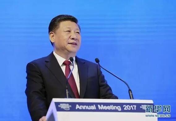 1月17日,国家主席习近平在瑞士达沃斯国际会议中心出席世界经济论坛2017年年会开幕式,并发表题为《共担时代责任共促全球发展》的主旨演讲。 新华社瑞士达沃斯1月17日电(记者陈贽霍小光王晓郡)17日,国家主席习近平在达沃斯国际会议中心出席世界经济论坛2017年年会开幕式,并发表题为《共担时代责任共促全球发展》的主旨演讲,强调要坚定不移推进经济全球化,引导好经济全球化走向,打造富有活力的增长模式、开放共赢的合作模式、公正合理的治理模式、平衡普惠的发展模式,牢固树立人类命运共同体意识,共同担当,同舟共济,共促全球发展。 当地时间上午11时许,习近平和夫人彭丽媛在瑞士联邦主席洛伊特哈德、世界经济论坛创始人兼执行主席施瓦布夫妇的陪同下步入全会厅,全场响起热烈的掌声。 施瓦布主持开幕式,瑞士联邦主席洛伊特哈德在开幕式上致辞,感谢习近平主席莅临世界经济论坛年会并发表重要演讲。 习近平在主旨演讲中指出,经济全球化是社会生产力发展的客观要求和科技进步的必然结果。经济全球化为世界经济增长提供了强劲动力,促进了商品和资本流动、科技和文明进步、各国人民交往。经济全球化确实带来了新问题,但把困扰世界的问题简单归咎于经济全球化,既不符合事实,也无助于问题解决。我们要适应和引导好经济全球化,消解经济全球化的负面影响,让它更好惠及每个国家、每个民族。我们要主动作为、适度管理,让经济全球化的正面效应更多释放出来,实现经济全球化进程再平衡;我们要顺应大势、结合国情,正确选择融入经济全球化的路径和节奏;我们要讲求效率、注重公平,让不同国家、不同阶层、不同人群共享经济全球化的好处。 习近平强调,当前,世界经济领域三大突出矛盾没有得到有效解决。全球增长动能不足,难以支撑世界经济持续稳定增长;全球经济治理滞后,难以适应世界经济新变化;全球发展失衡,难以满足人们对美好生活的期待。为此,我们一要坚持创新驱动,打造富有活力的增长模式。二要坚持协同联动,打造开放共赢的合作模式。三要坚持与时俱进,打造公正合理的治理模式。四要坚持公平包容,打造平衡普惠的发展模式。只要我们牢固树立人类命运共同体意识,携手努力、共同担当,同舟共济、共渡难关,就一定能够让世界更美好、让人民更幸福。 习近平指出,经过38年改革开放,中国已经成为世界第二大经济体。中国发展取得了巨大成就,关键在于中国人民在中国共产党领导下,走出了一条适合中国国情的发展道路。这是一条从本国国情出发确立的道路,一条把人民利益放在首位的道路,一条改革创新的道路,一条在开放中谋求共同发展的道路。 习近平强调,中国发展取得了巨大成就,中国人民生活得到了极大改善,这对中国好,对世界也好。中国的发展成就,是中国人民几十年含辛茹苦、流血流汗干出来的。中国人民深知,想发展就要靠自己苦干实干。观察中国发展,要看中国人民得到了什么收获,更要看中国人民付出了什么辛劳;要看中国取得了什么成就,更要看中国为世界作出了什么贡献。这才是全面的看法。 习近平强调,中国的发展是世界的机遇,中国是经济全球化的受益者,更是贡献者。中国经济快速增长,为全球经济稳定和增长提供了持续强大的推动。中国同一大批国家的联动发展,使全球经济发展更加平衡。中国减贫事业的巨大成就,使全球经济增长更加包容。中国改革开放持续推进,为开放型世界经济发展提供了重要动力。中国人民欢迎各国人民搭乘中国发展的“快车”、“便车”。 习近平强调,中国经济长期向好的基本面没有改变。我们将在创新、协调、绿色、开放、共享的发展理念指引下,不断适应、把握、引领中国经济发展新常态,统筹抓好稳增长、促改革、调结构、惠民生、防风险工作,推动中国经济保持中高速增长、迈向中高端水平。中国将着力提升经济增长质量和效益,不断激发增长动力和市场活力,积极营造宽松有序的投资环境,大力建设共同发展的对外开放格局。 习近平指出,我提出“一带一路”倡议3年多来,已经有100多个国家和国际组织积极响应支持,40多个国家和国际组织同中国签署合作协议,“一带一路”的“朋友圈”正在不断扩大。中国企业对沿线国家投资达到500多亿美元,一系列重大项目落地开花,带动了各国经济发展,创造了大量就业机会。“一带一路”倡议来自中国,但成效惠及世界。 习近平宣布,今年5月,中国将在北京主办“一带一路”国际合作高峰论坛,共商合作大计,共建合作平台,共享合作成果,为解决当前世界和区域经济面临的问题寻找方案,为实现联动式发展注入新能量,让“一带一路”建设更好造福各国人民。 习近平最后强调,人类文明进步历程从来没有平坦的大道可走,人类就是在同困难的斗争中前进的。再大的困难,都不可能阻挡人类前行的步伐。遇到了困难,不要埋怨自己,不要指责他人,不要放弃信心,不要逃避责任,而是要一起来战胜困难。历史是勇敢者创造的。让我们拿出信心、采取行动,携手向着未来前进。 演讲中,全场多次响起热烈掌声。 施瓦布表示,在当今世界充满复杂因素和不确定性的背景下,习近平主席这次到访世界经济论坛年会并发表演讲具有特别重大的历史意义。习近平主席的演讲表明,中国将继续作为增长的关键力量在世界经济中发挥引领作用,并致力于推进战略性的改革进程;展示了中国将继续推进全球治理改革,致力于推进全球化。习近平主席的演讲向世界传递了重要信息,注入了正能量,给我们带来了新的令人鼓舞的信心。中国梦和世界梦是相通的。各利益攸关方也应团结起来,共同承担起改善世界的责任,为实现更加健康、绿色、富足、和平的目标而努力。 世界经济论坛2017年年会主题为“领导力:应势而为、勇于担当”。近50位国家元首或政府首脑及来自政治、工商、学术、媒体等各界人士约1700人出席开幕式。 王沪宁、栗战书、杨洁篪等出席开幕式。 开幕式前,习近平同洛伊特哈德、塞尔维亚总理武契奇、斯里兰卡总理维克勒马辛哈、孟加拉国总理哈西娜等亲切交谈。 习近平16日晚从伯尔尼乘专列抵达达沃斯,施瓦布前往达沃斯多芙火车站迎接。 演讲全文如下: 共担时代责任 共促全球发展 ——在世界经济论坛2017年年会开幕式上的主旨演讲 (2017年1月17日,达沃斯) 中华人民共和国主席习近平 尊敬的洛伊特哈德主席和豪森先生, 尊敬的各国元首、政府首脑、副元首和夫人, 尊敬的国际组织负责人, 尊敬的施瓦布主席和夫人, 女士们,先生们,朋友们: 很高兴来到美丽的达沃斯。达沃斯虽然只是阿尔卑斯山上的一个小镇,却是一个观察世界经济的重要窗口。大家从四面八方会聚这里,各种思想碰撞出智慧的火花,以较少的投入获得了很高的产出。我看这个现象可以称作“施瓦布经济学”。 “这是最好的时代,也是最坏的时代”,英国文学家狄更斯曾这样描述工业革命发生后的世界。今天,我们也生活在一个矛盾的世界之中。一方面,物质财富不断积累,科技进步日新月异,人类文明发展到历史最高水平。另一方面,地区冲突频繁发生,恐怖主义、难民潮等全球性挑战此起彼伏,贫困、失业、收入差距拉大,世界面临的不确定性上升。 对此,许多人感到困惑,世界到底怎么了? 要解决这个困惑,首先要找准问题的根源。有一种观点把世界乱象归咎于经济全球化。经济全球化曾经被人们视为阿里巴巴的山洞,现在又被不少人看作潘多拉的盒子。国际社会围绕经济全球化问题展开了广泛讨论。 今天,我想从经济全球化问题切入,谈谈我对世界经济的看法。 我想说的是,困扰世界的很多问题,并不是经济全球化造成的。比如,过去几年来,源自中东、北非的难民潮牵动全球,数以百万计的民众颠沛流离,甚至不少年幼的孩子在路途中葬身大海,让我们痛心疾首。导致这一问题的原因,是战乱、冲突、地区动荡。解决这一问题的出路,是谋求和平、推动和解、恢复稳定。再比如,国际金融危机也不是经济全球化发展的必然产物,而是金融资本过度逐利、金融监管严重缺失的结果。把困扰世界的问题简单归咎于经济全球化,既不符合事实,也无助于问题解决。 历史地看,经济全球化是社会生产力发展的客观要求和科技进步的必然结果,不是哪些人、哪些国家人为造出来的。经济全球化为世界经济增长提供了强劲动力,促进了商品和资本流动、科技和文明进步、各国人民交往。 当然,我们也要承认,经济全球化是一把“双刃剑”。当世界经济处于下行期的时候,全球经济“蛋糕”不容易做大,甚至变小了,增长和分配、资本和劳动、效率和公平的矛盾就会更加突出,发达国家和发展中国家都会感受到压力和冲击。反全球化的呼声,反映了经济全球化进程的不足,值得我们重视和深思。 “甘瓜抱苦蒂,美枣生荆棘。”从哲学上说,世界上没有十全十美的事物,因为事物存在优点就把它看得完美无缺是不全面的,因为事物存在缺点就把它看得一无是处也是不全面的。经济全球化确实带来了新问题,但我们不能就此把经济全球化一棍子打死,而是要适应和引导好经济全球化,消解经济全球化的负面影响,让它更好惠及每个国家、每个民族。 当年,中国对经济全球化也有过疑虑,对加入世界贸易组织也有过忐忑。但是,我们认为,融入世界经济是历史大方向,中国经济要发展,就要敢于到世界市场的汪洋大海中去游泳,如果永远不敢到大海中去经风雨、见世面,总有一天会在大海中溺水而亡。所以,中国勇敢迈向了世界市场。在这个过程中,我们呛过水,遇到过漩涡,遇到过风浪,但我们在游泳中学会了游泳。这是正确的战略抉择。 世界经济的大海,你要还是不要,都在那儿,是回避不了的。想人为切断各国经济的资金流、技术流、产品流、产业流、人员流,让世界经济的大海退回到一个一个孤立的小湖泊、小河流,是不可能的,也是不符合历史潮流的。 人类历史告诉我们,有问题不可怕,可怕的是不敢直面问题,找不到解决问题的思路。面对经济全球化带来的机遇和挑战,正确的选择是,充分利用一切机遇,合作应对一切挑战,引导好经济全球化走向。 去年年底,我在亚太经合组织领导人非正式会议上提出,要让经济全球化进程更有活力、更加包容、更可持续。我们要主动作为、适度管理,让经济全球化的正面效应更多释放出来,实现经济全球化进程再平衡;我们要顺应大势、结合国情,正确选择融入经济全球化的路径和节奏;我们要讲求效率、注重公平,让不同国家、不同阶层、不同人群共享经济全球化的好处。这是我们这个时代的领导者应有的担当,更是各国人民对我们的期待。 女士们、先生们、朋友们! 当前,最迫切的任务是引领世界经济走出困境。世界经济长期低迷,贫富差距、南北差距问题更加突出。究其根源,是经济领域三大突出矛盾没有得到有效解决。 一是全球增长动能不足,难以支撑世界经济持续稳定增长。世界经济增速处于7年来最低水平,全球贸易增速继续低于经济增速。短期性政策刺激效果不佳,深层次结构性改革尚在推进。世界经济正处在动能转换的换挡期,传统增长引擎对经济的拉动作用减弱,人工智能、3D打印等新技术虽然不断涌现,但新的经济增长点尚未形成。世界经济仍然未能开辟出一条新路。 二是全球经济治理滞后,难以适应世界经济新变化。前不久,拉加德女士告诉我,新兴市场国家和发展中国家对全球经济增长的贡献率已经达到80%。过去数十年,国际经济力量对比深刻演变,而全球治理体系未能反映新格局,代表性和包容性很不够。全球产业布局在不断调整,新的产业链、价值链、供应链日益形成,而贸易和投资规则未能跟上新形势,机制封闭化、规则碎片化十分突出。全球金融市场需要增强抗风险能力,而全球金融治理机制未能适应新需求,难以有效化解国际金融市场频繁动荡、资产泡沫积聚等问题。 三是全球发展失衡,难以满足人们对美好生活的期待。施瓦布先生在《第四次工业革命》一书中写道,第四次工业革命将产生极其广泛而深远的影响,包括会加剧不平等,特别是有可能扩大资本回报和劳动力回报的差距。全球最富有的1%人口拥有的财富量超过其余99%人口财富的总和,收入分配不平等、发展空间不平衡令人担忧。全球仍然有7亿多人口生活在极端贫困之中。对很多家庭而言,拥有温暖住房、充足食物、稳定工作还是一种奢望。这是当今世界面临的最大挑战,也是一些国家社会动荡的重要原因。 这些问题反映出,当今世界经济增长、治理、发展模式存在必须解决的问题。国际红十字会创始人杜楠说过:“真正的敌人不是我们的邻国,而是饥饿、贫穷、无知、迷信和偏见。”我们既要有分析问题的智慧,更要有采取行动的勇气。 第一,坚持创新驱动,打造富有活力的增长模式。世界经济面临的根本问题是增长动力不足。创新是引领发展的第一动力。与以往历次工业革命相比,第四次工业革命是以指数级而非线性速度展开。我们必须在创新中寻找出路。只有敢于创新、勇于变革,才能突破世界经济增长和发展的瓶颈。 二十国集团领导人在杭州峰会上达成重要共识,要以创新为重要抓手,挖掘各国和世界经济增长新动力。我们要创新发展理念,超越财政刺激多一点还是货币宽松多一点的争论,树立标本兼治、综合施策的思路。我们要创新政策手段,推进结构性改革,为增长创造空间、增加后劲。我们要创新增长方式,把握好新一轮产业革命、数字经济等带来的机遇,既应对好气候变化、人口老龄化等带来的挑战,也化解掉信息化、自动化等给就业带来的冲击,在培育新产业新业态新模式过程中注意创造新的就业机会,让各国人民重拾信心和希望。 第二,坚持协同联动,打造开放共赢的合作模式。人类已经成为你中有我、我中有你的命运共同体,利益高度融合,彼此相互依存。每个国家都有发展权利,同时都应该在更加广阔的层面考虑自身利益,不能以损害其他国家利益为代价。 我们要坚定不移发展开放型世界经济,在开放中分享机会和利益、实现互利共赢。不能一遇到风浪就退回到港湾中去,那是永远不能到达彼岸的。我们要下大气力发展全球互联互通,让世界各国实现联动增长,走向共同繁荣。我们要坚定不移发展全球自由贸易和投资,在开放中推动贸易和投资自由化便利化,旗帜鲜明反对保护主义。搞保护主义如同把自己关进黑屋子,看似躲过了风吹雨打,但也隔绝了阳光和空气。打贸易战的结果只能是两败俱伤。 第三,坚持与时俱进,打造公正合理的治理模式。小智治事,大智治制。全球经济治理体系变革紧迫性越来越突出,国际社会呼声越来越高。全球治理体系只有适应国际经济格局新要求,才能为全球经济提供有力保障。 国家不分大小、强弱、贫富,都是国际社会平等成员,理应平等参与决策、享受权利、履行义务。要赋予新兴市场国家和发展中国家更多代表性和发言权。2010年国际货币基金组织份额改革方案已经生效,这一势头应该保持下去。要坚持多边主义,维护多边体制权威性和有效性。要践行承诺、遵守规则,不能按照自己的意愿取舍或选择。《巴黎协定》符合全球发展大方向,成果来之不易,应该共同坚守,不能轻言放弃。这是我们对子孙后代必须担负的责任! 第四,坚持公平包容,打造平衡普惠的发展模式。“大道之行也,天下为公。”发展的目的是造福人民。要让发展更加平衡,让发展机会更加均等、发展成果人人共享,就要完善发展理念和模式,提升发展公平性、有效性、协同性。 我们要倡导勤劳俭朴、努力奋进的社会风气,让所有人的劳动成果得到尊重。要着力解决贫困、失业、收入差距拉大等问题,照顾好弱势人群的关切,促进社会公平正义。要保护好生态环境,推动经济、社会、环境协调发展,实现人与自然、人与社会和谐。要落实联合国2030年可持续发展议程,实现全球范围平衡发展。 “积力之所举,则无不胜也;众智之所为,则无不成也。”只要我们牢固树立人类命运共同体意识,携手努力、共同担当,同舟共济、共渡难关,就一定能够让世界更美好、让人民更幸福。 女士们、先生们、朋友们! 经过38年改革开放,中国已经成为世界第二大经济体。道路决定命运。中国的发展,关键在于中国人民在中国共产党领导下,走出了一条适合中国国情的发展道路。 这是一条从本国国情出发确立的道路。中国立足自身国情和实践,从中华文明中汲取智慧,博采东西方各家之长,坚守但不僵化,借鉴但不照搬,在不断探索中形成了自己的发展道路。条条大路通罗马。谁都不应该把自己的发展道路定为一尊,更不应该把自己的发展道路强加于人。 这是一条把人民利益放在首位的道路。中国秉持以人民为中心的发展思想,把改善人民生活、增进人民福祉作为出发点和落脚点,在人民中寻找发展动力、依靠人民推动发展、使发展造福人民。中国坚持共同富裕的目标,大力推进减贫事业,让7亿多人口摆脱贫困,正在向着全面建成小康社会目标快步前进。 这是一条改革创新的道路。中国坚持通过改革破解前进中遇到的困难和挑战,敢于啃硬骨头、涉险滩,勇于破除妨碍发展的体制机制障碍,不断解放和发展社会生产力,不断解放和增强社会活力。近4年来,我们在之前30多年不断改革的基础上,又推出了1200多项改革举措,为中国发展注入了强大动力。 这是一条在开放中谋求共同发展的道路。中国坚持对外开放基本国策,奉行互利共赢的开放战略,不断提升发展的内外联动性,在实现自身发展的同时更多惠及其他国家和人民。 中国发展取得了巨大成就,中国人民生活得到了极大改善,这对中国好,对世界也好。中国的发展成就,是中国人民几十年含辛茹苦、流血流汗干出来的。千百年来,中华民族素以吃苦耐劳闻名于世。中国人民深知,世界上没有免费的午餐,中国是一个有着13亿多人口的大国,想发展就要靠自己苦干实干,不能寄托于别人的恩赐,世界上也没有谁有这样的能力。 观察中国发展,要看中国人民得到了什么收获,更要看中国人民付出了什么辛劳;要看中国取得了什么成就,更要看中国为世界作出了什么贡献。这才是全面的看法。 1950年至2016年,中国在自身长期发展水平和人民生活水平不高的情况下,累计对外提供援款4000多亿元人民币,实施各类援外项目5000多个,其中成套项目近3000个,举办11000多期培训班,为发展中国家在华培训各类人员26万多名。改革开放以来,中国累计吸引外资超过1.7万亿美元,累计对外直接投资超过1.2万亿美元,为世界经济发展作出了巨大贡献。国际金融危机爆发以来,中国经济增长对世界经济增长的贡献率年均在30%以上。这些数字,在世界上都是名列前茅的。 从这些数字可以看出,中国的发展是世界的机遇,中国是经济全球化的受益者,更是贡献者。中国经济快速增长,为全球经济稳定和增长提供了持续强大的推动。中国同一大批国家的联动发展,使全球经济发展更加平衡。中国减贫事业的巨大成就,使全球经济增长更加包容。中国改革开放持续推进,为开放型世界经济发展提供了重要动力。 中国人民深知实现国家繁荣富强的艰辛,对各国人民取得的发展成就都点赞,都为他们祝福,都希望他们的日子越过越好,不会犯“红眼病”,不会抱怨他人从中国发展中得到了巨大机遇和丰厚回报。中国人民张开双臂欢迎各国人民搭乘中国发展的“快车”、“便车”。 女士们、先生们、朋友们! 很多人都在关注中国经济发展趋势。中国经济发展进入了新常态,经济增速、经济发展方式、经济结构、经济发展动力都正在发生重大变化。但中国经济长期向好的基本面没有改变。 2016年,在世界经济疲弱的背景下,中国经济预计增长6.7%,依然处于世界前列。现在,中国经济的体量已不能同过去同日而语,集聚的动能是过去两位数的增长都达不到的。中国居民消费和服务业成为经济增长的主要动力,2016年前三季度第三产业增加值占国内生产总值的比重为52.8%,国内消费对经济增长的贡献率达71%。居民收入和就业实现稳定增长,单位国内生产总值能耗持续下降,绿色发展初见成效。 当前,中国经济面临一定的下行压力和不少困难,如产能过剩和需求结构升级矛盾突出,经济增长内生动力不足,金融风险有所积聚,部分地区困难增多。我们认为,这些都是前进中必然出现的阶段性现象,对这些问题和矛盾,我们正在着力加以解决,并不断取得积极成效。我们坚定向前发展的决心不会动摇。中国仍然是世界上最大的发展中国家,中国有13亿多人口,人民生活水平还不高,但这也意味着巨大的发展潜力和空间。我们将在创新、协调、绿色、开放、共享的发展理念指引下,不断适应、把握、引领中国经济发展新常态,统筹抓好稳增长、促改革、调结构、惠民生、防风险工作,推动中国经济保持中高速增长、迈向中高端水平。 ——中国将着力提升经济增长质量和效益,围绕供给侧结构性改革这条主线,转变经济发展方式,优化经济结构,积极推进去产能、去库存、去杠杆、降成本、补短板,培育增长新动能,发展先进制造业,实现实体经济升级,深入实施“互联网+”行动计划,扩大有效需求,更好满足人们个性化、多样化的需求,更好保护生态环境。 ——中国将不断激发增长动力和市场活力,加大重要领域和关键环节改革力度,让市场在资源配置中起决定性作用,牵住创新这个“牛鼻子”,推进创新驱动发展战略,推动战略性新兴产业发展,注重用新技术新业态改造提升传统产业,促进新动能发展壮大、传统动能焕发生机。 ——中国将积极营造宽松有序的投资环境,放宽外商投资准入,建设高标准自由贸易试验区,加强产权保护,促进公平竞争,让中国市场更加透明、更加规范。预计未来5年,中国将进口8万亿美元的商品、吸收6000亿美元的外来投资,对外投资总额将达到7500亿美元,出境旅游将达到7亿人次。这将为世界各国提供更广阔市场、更充足资本、更丰富产品、更宝贵合作契机。对各国工商界而言,中国发展仍然是大家的机遇。中国的大门对世界始终是打开的,不会关上。开着门,世界能够进入中国,中国也才能走向世界。我们希望,各国的大门也对中国投资者公平敞开。 ——中国将大力建设共同发展的对外开放格局,推进亚太自由贸易区建设和区域全面经济伙伴关系协定谈判,构建面向全球的自由贸易区网络。中国一贯主张建设开放透明、互利共赢的区域自由贸易安排,而不是搞排他性、碎片化的小圈子。中国无意通过人民币贬值提升贸易竞争力,更不会主动打货币战。 3年多前,我提出了“一带一路”倡议。3年多来,已经有100多个国家和国际组织积极响应支持,40多个国家和国际组织同中国签署合作协议,“一带一路”的“朋友圈”正在不断扩大。中国企业对沿线国家投资达到500多亿美元,一系列重大项目落地开花,带动了各国经济发展,创造了大量就业机会。可以说,“一带一路”倡议来自中国,但成效惠及世界。 今年5月,中国将在北京主办“一带一路”国际合作高峰论坛,共商合作大计,共建合作平台,共享合作成果,为解决当前世界和区域经济面临的问题寻找方案,为实现联动式发展注入新能量,让“一带一路”建设更好造福各国人民。 女士们、先生们、朋友们! 世界历史发展告诉我们,人类文明进步历程从来没有平坦的大道可走,人类就是在同困难的斗争中前进的。再大的困难,都不可能阻挡人类前行的步伐。遇到了困难,不要埋怨自己,不要指责他人,不要放弃信心,不要逃避责任,而是要一起来战胜困难。历史是勇敢者创造的。让我们拿出信心、采取行动,携手向着未来前进! 谢谢大家。 文章来自:新华网