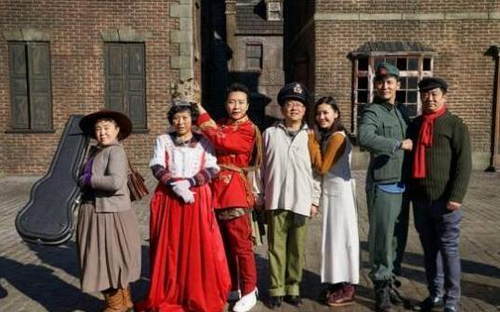 　　前天，《战狼2》导演兼主演吴京发微博称“南非先遣队贫民窟被抢，人员无伤亡。路漫漫其修远兮，战狼的路还很长……兄弟们，多请点保镖吧”。  　　《战狼2》今年6月份开机，11月份国内部分杀青，即将转战非洲进行拍摄。吴京也曾去非洲看景，做足准备功课。更和黑人朋友一起“吃树皮”，场面非常欢乐。没想到这次剧组“出师不利”，好在人员无伤亡，没正式开机，摄影器材应该还没全部上阵，希望损失不会太大。但说起来，吴京遭劫并非头一遭，剧组拍摄时遇到意外时有发生，要回顾电影剧组的“血泪史”，也算是罄竹难书了。吴京这次是在国外拍戏遭劫，首先让我想起的是成龙。  　　    　　《尖峰时刻2》——开展反黑行动  　　成龙在拍摄《尖峰时刻2》的时候，遭香港黑社会勒索的事。当时是由于《尖峰时刻》在全球范围内都取得了不错的反响，成龙作为香港杰出电影人代表，极力促成了《尖峰时刻2》在香港取外景拍摄，在开拍之前制作人员就逐步筹备和开展看景的工作，但就在这个时候，电影剧组和美国新线公司意外接到自称有香港黑帮背景的非法组织成员电话，勒索数十万保护费，自称只有交了保护费影片才能顺利拍摄。成龙当即拒绝，同时十分愤怒，他认为这有损香港在全世界面前的形象，是很丢人的事情。随后成龙向香港警局的反黑部门报案，开始了轰轰烈烈的反黑行动(最能打的成龙遇到事儿也得靠警方啊!)。成龙牵头的行动意义非常，在他之前，黑社会收保护费几乎成了常态，但在成龙事件后逐渐有所收敛，《尖峰时刻2》其实相当于是在自己的地头上拍摄，所以算是比较幸运的。  　　    　　《黄金时代》——剧本被盗  　　2012年10月4日，许鞍华为《黄金时代》到武汉取景，将车停在硚口区某市场时，车内的手提包被盗，包内有《黄金时代》剧本、手机2部、数码相机、银行卡、人民币近2万元，武汉警方不想在香港导演面前丢脸，经过5天侦查追踪，最后将犯罪嫌疑人抓获。好在犯罪嫌疑人不懂电影，不然可能已经将剧本转手卖掉了。  　　    　　《新水浒传》——遭不明身份匪徒打劫  　　2009年的《新水浒传》在拍摄过程中也遭遇了打劫事件，当时以张涵予和林冲扮演者胡东为首的剧组成员搭车前往拍摄场地的途中，被几辆越野车围住索要财物，胡东在做客大鹏《最佳现场》时自曝，对方有六七个人，当时他们车上有两个武行，几个演员，加上司机，如果真打起来是占优势的，但他最后还是按耐住了没有动手，现在看来他的选择是对的，剧组毕竟是外来户，人生地不熟，能忍则忍，毕竟顺利拍戏更重要。  　　    　　《燃情世界杯》——还以为是剧组加戏  　　2010年，《燃情世界杯》剧组到南非拍摄，著名体育评论人李承鹏在电影中客串了一个角色，电影剧组在约翰内斯堡“城中城”索维托拍摄时遭遇多名歹徒的持枪抢劫。剧组人员说，当时一伙黑人冲出来奔向剧组的一辆工作车，掏出枪伸进车内顶住剧组外联翻译的头，最后被抢走一部手机、一部相机和一把当地的钞票，还将录音设备也夺走。由于前一天电影剧组正在拍摄被抢劫的镜头，翻译还以为是导演临时加戏。  　　    　　《家游，好儿女》——摄影器材被抢  　　今年3月14日，山东卫视《家游，好儿女》节目组在萨拉热窝遭遇打劫，随后李玉刚在微博曝出抢劫内幕，之后有记者采访被抢劫摄影师，方知事件发生时，节目组的拍摄任务已经结束，三位摄影师是为了呈现当地更美的夜景，爬上了黄堡，遇到两名蒙面男子持刀抢劫，被抢了两部手机、一台摄像机，所幸没有受伤。  　　电影剧组的拍摄器材多为租赁，但器材价值不菲，以目前比较主流的ARRI ALEXA为例，按照型号从高到低，大概的购买价格从15-40万不等，而目前最高型号ALEXA65只租不售，据悉价值高达65万人民币，而一套电影镜头价值也过10万，加上存储、斯坦尼康等配件，一旦被劫损失惨重。最安全的做法是购买财险，但这又是国内剧组比较薄弱的缓解，往往由于制片成本压缩，能省则省，甚至不时传出演员拍摄受伤但索赔无果的情况。这一点香港较为完善，剧组开机之前必须为演员购买保险，比如林超贤在拍摄《火龙对决》时，就为黎明、任贤齐投保2亿港币。  　　文章来自：中国日报网