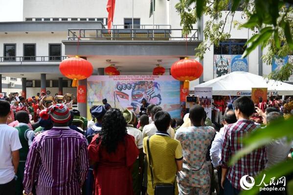 　　1月28日，由中国驻尼日利亚使馆和尼中国文化中心主办的首届春节庙会在文化中心举行，主题是“欢乐、和谐、对话、共享”。  　　驻尼使馆周平剑大使、乌克兰和马来西亚驻尼大使、俄罗斯驻尼使馆部分工作人员、尼众议院尼中关系委员会主席雅库布、尼联邦政府和首都区政府官员及在尼中资机构代表、阿布贾包括国际学校在内的十余所中小学师生代表约千余人与会。  　　欣赏文艺演出、品味中华小吃、打乒乓踢毽子，丰富多彩的活动令宾客流连忘返。人们在此感受着中国传统佳节带来的欢乐，也见证着中尼友好关系不断发展。  　　文章来自：人民网