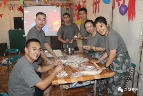 　　当全国人民欢度新春佳节之际，远在南苏丹执行维和任务的中国第七批赴南苏丹(瓦乌)维和医疗队全体官兵通过多种形式向全国人民送去最诚挚的节日问候，表达海外维和官兵对祖国亲人的深情厚谊。  　　中外军人 共迎新春  　　1月26日，驻南苏丹联南苏团西战区20多个国家的军人及文职人员，到中国维和部队(瓦乌营区)过新年、送祝福，并用中国话向中国人民拜年。  　　    　　柬埔寨维和警察给中国人民拜年。  　　来自联南苏团各出兵国的100余名维和军人和文职人员还应邀参加了中国赴南苏丹(瓦乌)工兵和医疗分队组织的“同担重任、共建和平”主题春节联欢晚会，一同庆祝中国的鸡年春节。  　　    　　春节联欢晚会后，演员们合影留念。  　　晚会后，来宾们还共同收看了习主席在达沃斯论坛上的讲话视频，并纷纷表示，习主席提出的“一带一路”全球战略深得人心，中国在世界发展中担任的角色越来越重要，世界发展离不开中国。  　　集体拜年 送上祝福  　　    　　除夕当天，队员们举行升旗仪式。  　　虽然不能与家人团聚，但队员的心紧紧地与祖国和亲人连在一起。除夕一大早，队员们就整装集合，通过举行升国旗仪式，向祖国人民拜年，队员们拉起了拜年的横幅，手拿着小国旗、大红灯笼和中国结表达深深的祝福，通过网络传回国内，传到每一名队员家中，队员们都感到很温馨、温暖。  　　张灯结彩 营造氛围  　　    　　队员们在营地内挂上中国结。  　　大家打扫卫生、清理环境，贴窗花，挂灯笼、彩灯，忙得不亦乐乎，尤其是征集队员创意自己动手写春联、贴对联，把营区打扮得漂漂亮亮，像家里一样温馨。  　　调剂伙食 准备美食  　　    　　队员们动手包水饺。  　　由于任务区配给食材有限，不像国内能置办充足的年货，队员们发挥自身特长，就自己动手做“特色”美食，调肉馅、擀面皮，包“维和”饺子，分享着过年的喜悦。  　　值班人员 坚守岗位  　　    　　节日期间查房。  　　为确保正常的医疗救治工作，节日期间医疗队制定了周密的过节值班计划，随时准备处置可能出现的突发任务，并保障住院伤病员的医疗安全。  　　节日活动 丰富多彩  　　   队员们参加拔河比赛。  　　为使队员度过一个愉快的春节，医疗队制定了文体活动计划，成立了文体娱乐活动小组，每天安排部分娱乐活动，使队员们在休息娱乐中度过了假期。  　　文章来自：新华非洲