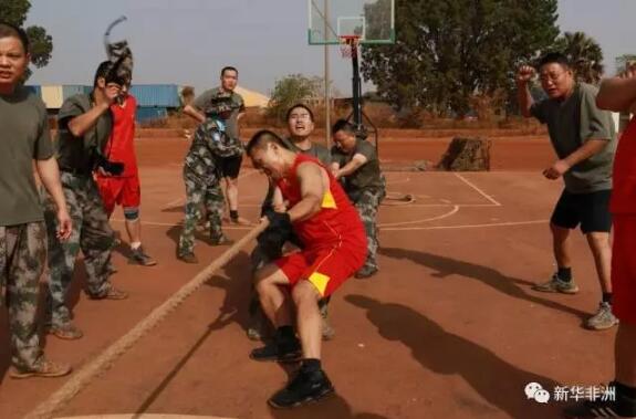 　　当全国人民欢度新春佳节之际，远在南苏丹执行维和任务的中国第七批赴南苏丹(瓦乌)维和医疗队全体官兵通过多种形式向全国人民送去最诚挚的节日问候，表达海外维和官兵对祖国亲人的深情厚谊。  　　中外军人 共迎新春  　　1月26日，驻南苏丹联南苏团西战区20多个国家的军人及文职人员，到中国维和部队(瓦乌营区)过新年、送祝福，并用中国话向中国人民拜年。  　　    　　柬埔寨维和警察给中国人民拜年。  　　来自联南苏团各出兵国的100余名维和军人和文职人员还应邀参加了中国赴南苏丹(瓦乌)工兵和医疗分队组织的“同担重任、共建和平”主题春节联欢晚会，一同庆祝中国的鸡年春节。  　　    　　春节联欢晚会后，演员们合影留念。  　　晚会后，来宾们还共同收看了习主席在达沃斯论坛上的讲话视频，并纷纷表示，习主席提出的“一带一路”全球战略深得人心，中国在世界发展中担任的角色越来越重要，世界发展离不开中国。  　　集体拜年 送上祝福  　　    　　除夕当天，队员们举行升旗仪式。  　　虽然不能与家人团聚，但队员的心紧紧地与祖国和亲人连在一起。除夕一大早，队员们就整装集合，通过举行升国旗仪式，向祖国人民拜年，队员们拉起了拜年的横幅，手拿着小国旗、大红灯笼和中国结表达深深的祝福，通过网络传回国内，传到每一名队员家中，队员们都感到很温馨、温暖。  　　张灯结彩 营造氛围  　　    　　队员们在营地内挂上中国结。  　　大家打扫卫生、清理环境，贴窗花，挂灯笼、彩灯，忙得不亦乐乎，尤其是征集队员创意自己动手写春联、贴对联，把营区打扮得漂漂亮亮，像家里一样温馨。  　　调剂伙食 准备美食  　　    　　队员们动手包水饺。  　　由于任务区配给食材有限，不像国内能置办充足的年货，队员们发挥自身特长，就自己动手做“特色”美食，调肉馅、擀面皮，包“维和”饺子，分享着过年的喜悦。  　　值班人员 坚守岗位  　　    　　节日期间查房。  　　为确保正常的医疗救治工作，节日期间医疗队制定了周密的过节值班计划，随时准备处置可能出现的突发任务，并保障住院伤病员的医疗安全。  　　节日活动 丰富多彩  　　   队员们参加拔河比赛。  　　为使队员度过一个愉快的春节，医疗队制定了文体活动计划，成立了文体娱乐活动小组，每天安排部分娱乐活动，使队员们在休息娱乐中度过了假期。  　　文章来自：新华非洲