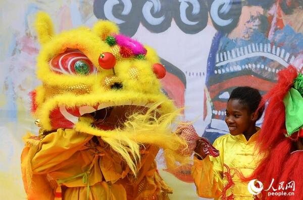 　　1月28日，由中国驻尼日利亚使馆和尼中国文化中心主办的首届春节庙会在文化中心举行，主题是“欢乐、和谐、对话、共享”。  　　驻尼使馆周平剑大使、乌克兰和马来西亚驻尼大使、俄罗斯驻尼使馆部分工作人员、尼众议院尼中关系委员会主席雅库布、尼联邦政府和首都区政府官员及在尼中资机构代表、阿布贾包括国际学校在内的十余所中小学师生代表约千余人与会。  　　欣赏文艺演出、品味中华小吃、打乒乓踢毽子，丰富多彩的活动令宾客流连忘返。人们在此感受着中国传统佳节带来的欢乐，也见证着中尼友好关系不断发展。  　　文章来自：人民网