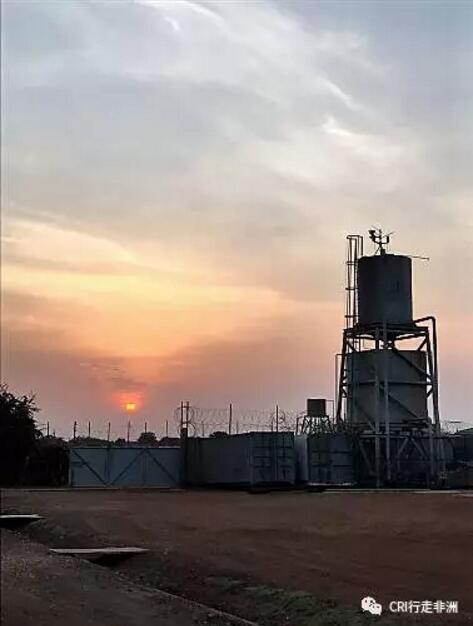 作为援外医生的我,一直迫切地想要深入非洲每一寸贫瘠落后的土地,期盼去小小村落通过义诊去读懂最原始最自然的非洲。这一次我终于如愿以偿了----春节前,我们去油区Paloch进行了义诊。真正深入到非洲农村,却赫然发现那些在南苏丹首都朱巴的贫穷、落后、脏乱、不安定……与Paloch这个地方比起来,都是"小巫见大巫"!更令我意想不到的是,当地人对中国医生充满了期待。虽然回到朱巴已有几天时间,但是,我始终忘不了一个小女孩忧虑而期待的眼神…… 1月23日,也就是离中国农历除夕仅有四天的时候,我和医疗队的同事一起踏上了前往油区Paloch的行程。 出于安全和便捷考虑,我们需要乘坐飞机前往。当天一大早,我们就来到了南苏丹首都朱巴机场。 清晨我们在朱巴机场等候去PaLoch的飞机 朱巴机场设施比较落后 南苏丹是个独立时间不长的国家,基础设施落后,安全形势紧张。老实说,乘飞机前我还是有点担心的,不过好在一切顺利,飞机很平稳地降落到了Palock机场。 到达Paloch机场 这里靠近赤道,太阳几乎每天都从同一个地方升起,强烈的紫外线是大自然的馈赠,毫不吝啬地垂直照射着这里的每一寸土地,然后太阳又在几乎同一个地方落下,日复一日,年复一年。Paloch属于热带草原气候且正值旱季,比起属于热带雨林气候的朱巴更为干燥,阳光也愈发浓郁猛烈。广袤无垠的草原在强光的照耀下一片枯黄,萧瑟而苍茫,汽车在灰黄的土路上狂奔,掀起滚滚沙尘,给每个人的脸都抹上了一层天然的古铜色的“防晒霜”。 尘土飞扬 荒草地和村庄 尖顶的圆形茅草屋和草篱笆围成的栅栏是淹没在荒草地里的村庄,尼罗河像脐带一样滋养着流域的每个村庄。 南苏丹境内的尼罗河 取水点就是村庄里最热闹的地方。大批头顶瓦罐、塑料桶的妇女儿童在取水点聚集,叮叮当当拉着水桶的驴车颠簸着将尼罗河的水运到寻常人家供吃喝洗用;路边零散有卖大蒜、洋葱和饮用水的小摊,货物单一、价格昂贵,偶尔可见可乐、啤酒等稀罕物,可乐100南苏丹磅一瓶,相当于当地医生一天的工资。战后的经济萧条已波及到南苏丹的每一个角落。 取水点热闹非凡 拉水的驴车叮叮当当 妇女们头功相当了得 Paloch油区是是南苏丹最大的油区,中石油在这里驻扎、援助建设油田,原始和现代文明在这里碰撞,为这最最贫穷、一无所有的地方带来了电力、就业机会、经济贸易和些许现代文明。那高耸的油塔,废旧集装箱改造的车库,自给自足的菜地鱼塘,搭建整齐的集装板房,让人依稀回到了七八十年代的中国农村,简单却无一不彰显中国人民的勤劳和智慧。 中石油的油田现场 Paloch友谊医院 中石油为当地人援建了象征中南友谊的"Paloch友谊医院",它是方圆几百里规模最大、设备最全的医院。然而即便这样,这家医院也只有8名医生,4名当班护士,仅有内科、外科、妇科、眼科、皮肤科,没有专治儿科的医生,门诊由内科医生统一诊治,收住院的病人男女性别分病房输液治疗,不分病种。化验检查、医疗器械和药品是少得可怜,药房里则零零散散摆放着一些抗生素、眼药膏、抗疟药…… 张翼参赞(后排左三)和医疗队员在友谊医院义诊合影 友谊医院门口围满了就诊的人 在经过简单的诊室安排和对当地人进行宣传之后,为期四天的义诊就开始了。患者大多是周围村庄闻讯慕名前来的,他们拖家带口挤满了就诊大厅,候诊椅上坐满了人,有的患者就铺块布席地而坐;有的患者则横七竖八地躺在门口树阴下等候。 友谊医院的候诊大厅围满了就诊的人群 患者多是当地村民,未接受过教育,说的是当地土语及阿拉伯语。虽然层次不高,但经过我们和当地医生简单沟通及维持秩序后,他们都能安静而有序地在诊室外等候,多而不乱。儿科诊室一直都是最杂乱的科室,干燥炎热的天气,嘈杂的小孩哭声,汗味、奶馊味混合着排泄物的气味在空气中流窜。 但艰苦恶劣的医疗环境并没有难倒我们,我们很快就适应了并投入热火朝天的诊疗之中。 我在儿科诊室给小患者听诊 候诊的当地儿童 儿科最多最常见的还是患疟疾和被感染的病人。南苏丹蚊子多,疟疾在这里就像感冒一样稀松平常,发热、寒战、头疼、肌肉酸痛……种种症状,如果不能得到及时治疗,患者就有生命危险。一般而言,做简单的抗疟检测、早期诊断、给予有效抗疟药物及早治疗,大部分患者都能治愈,并不是很可怕。在义诊现场,查疟、排疟、抗疟进行得如火如荼。 诊室门口席地而坐等候就诊的人群 内科诊室也是病人不断 这里卫生条件差,感染仍占据疾病首位,其中呼吸道感染和肠道感染多见。霍乱、黄热病、肺结核、小儿麻痹症、麻风病这些在中国国内几乎绝迹的疾病在这里却并不鲜见。一些患儿局部感染后,由于得不到规范的检查和诊治,加上路途遥远无法获得有效的抗生素,或者当地人仅用当地巫术及土方治疗,都会延误疾病的诊治,有的肺炎和腹泻由于反复加重而危及生命。我们甚至遇到一个八岁的小女孩,她因跌倒导致腿部小伤口感染,由于没有得到及时有效的治疗,最终导致整个小腿坏疽,就诊为时已晚,真是让人可怜又可惜,无助且无奈。 内科诊室被围得水泄不通 这个小姑娘的眼神令我至今难忘 疾病重在预防,很多疾病都是能通过预防避免的。口服小儿麻痹症糖丸、普及乙肝病毒疫苗及卡介苗对预防此类疾病有很好的阻断效果。我们也向当地医生和病人普及了一些预防疾病的知识,告知喝干净的水、吃干净的食物、用肥皂洗手、一旦发现传染性疾病须迅速隔离病人……实际上,只要做一点点简单的改变就能预防和阻断很多疾病的发生。 就诊的病人 1月25日中午,中国驻南苏丹大使也专程过来看望病人及我们医疗队员,并向医院捐赠了药品和医疗器械。看到医院的药品得到补给,疾病得到诊治,村民们都用当地特有的尖叫声以表谢意!看到村民们压抑很久的情绪得到释放,我们也和他们一样备受鼓舞,同时也感到自己身为医生责任重大! 卫生院所在的村庄 卫生院门口的拖拉机 卫生院门口的驴车 中国捐赠的救护车 25日下午,我和内科苏队长乘车一路颠簸去了村里一个卫生院诊治病人。这间卫生院规模很小,一间砖房被隔成三部分:中间是候诊区,两头一边是药房,一边是诊室。听说我们来,周围村庄的居民都蜂拥而至,将诊室围得水泄不通,有的求医,有的问药,有的是急症,有的是久治不愈的顽疾……我们有条不紊、逐一耐心解答,并对到场的所有患者进行了仔细诊察和治疗。当天的病人实在太多,我们只能尽最大努力,在有限的时间里能多查一个就多查一个,能多治一个就多治一个。前来接受诊疗的孩子们都缺吃少穿、营养不良,眨巴着大眼睛望着我们,让人可怜又心痛,有的孩子仅是想来讨一些药品和食品。我们给他们分发了一些糖果、钙片和维生素片。其实,他们缺少的并不仅仅是药品,还有干净的食物和饮用水。 在卫生院等候的人群 在卫生院就诊的患者 Paloch友谊医院的医生虽少但诊治范围广,学习热情高。眼科医生peter一直陪我们出诊,给我们分诊、翻译并维持秩序,一直跟我们学习儿科的查体,并坦言自己在一些药物的使用上存在困难,希望能好好学习,为患者提供更好的服务。我们的义诊也许只能暂时解决患者的部分问题,但是,如果能帮当地医生与我们长期援助的朱巴教学医院建立起良好关系,组织培训及学术交流,那就有利于提高当地的医疗水平,实现更长远的目标。 我(右二)和当地眼科医生PETER(左二)在一起 忙碌的时光总是飞逝而去,我们累并快乐着!这次义诊仅儿科就诊治了近300名病人,虽有辛酸与悲痛,但也有幸福与光亮;虽然肤色不同、语言不通,但诊治完患儿后,看到家长们满面的笑容,看到他们双手竖起的大拇指,我知道他们在感谢我们,在表达他们浓浓的谢意和敬意。 飞扬的义诊红旗 这里阳光强烈,愿它能照进南苏丹的每一个角落,愿我们能有更多义诊的机会,愿这里不再有饥饿和疾病困扰,愿每一个生病的孩子都能及早得到诊治,愿每一个孩子都能有美好的未来! 油区清晨的太阳 四天的义诊匆匆而过,但它让我接触到非洲农村那些社会底层最平凡最普通的人和事,接触到种种细枝末节的片段,也许它们并不起眼,却深深地印在了我的脑际,触动了我的心灵。我想,这些对我都是弥足珍贵的人生财富! 文章来自:CRI行走非洲