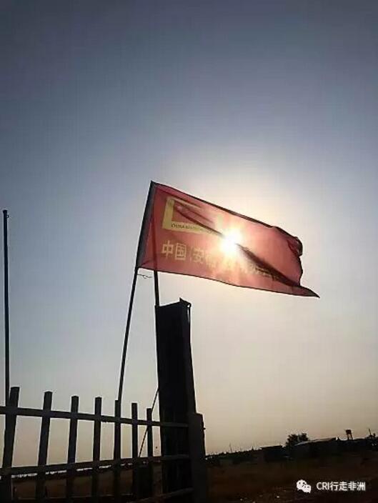 作为援外医生的我,一直迫切地想要深入非洲每一寸贫瘠落后的土地,期盼去小小村落通过义诊去读懂最原始最自然的非洲。这一次我终于如愿以偿了----春节前,我们去油区Paloch进行了义诊。真正深入到非洲农村,却赫然发现那些在南苏丹首都朱巴的贫穷、落后、脏乱、不安定……与Paloch这个地方比起来,都是"小巫见大巫"!更令我意想不到的是,当地人对中国医生充满了期待。虽然回到朱巴已有几天时间,但是,我始终忘不了一个小女孩忧虑而期待的眼神…… 1月23日,也就是离中国农历除夕仅有四天的时候,我和医疗队的同事一起踏上了前往油区Paloch的行程。 出于安全和便捷考虑,我们需要乘坐飞机前往。当天一大早,我们就来到了南苏丹首都朱巴机场。 清晨我们在朱巴机场等候去PaLoch的飞机 朱巴机场设施比较落后 南苏丹是个独立时间不长的国家,基础设施落后,安全形势紧张。老实说,乘飞机前我还是有点担心的,不过好在一切顺利,飞机很平稳地降落到了Palock机场。 到达Paloch机场 这里靠近赤道,太阳几乎每天都从同一个地方升起,强烈的紫外线是大自然的馈赠,毫不吝啬地垂直照射着这里的每一寸土地,然后太阳又在几乎同一个地方落下,日复一日,年复一年。Paloch属于热带草原气候且正值旱季,比起属于热带雨林气候的朱巴更为干燥,阳光也愈发浓郁猛烈。广袤无垠的草原在强光的照耀下一片枯黄,萧瑟而苍茫,汽车在灰黄的土路上狂奔,掀起滚滚沙尘,给每个人的脸都抹上了一层天然的古铜色的“防晒霜”。 尘土飞扬 荒草地和村庄 尖顶的圆形茅草屋和草篱笆围成的栅栏是淹没在荒草地里的村庄,尼罗河像脐带一样滋养着流域的每个村庄。 南苏丹境内的尼罗河 取水点就是村庄里最热闹的地方。大批头顶瓦罐、塑料桶的妇女儿童在取水点聚集,叮叮当当拉着水桶的驴车颠簸着将尼罗河的水运到寻常人家供吃喝洗用;路边零散有卖大蒜、洋葱和饮用水的小摊,货物单一、价格昂贵,偶尔可见可乐、啤酒等稀罕物,可乐100南苏丹磅一瓶,相当于当地医生一天的工资。战后的经济萧条已波及到南苏丹的每一个角落。 取水点热闹非凡 拉水的驴车叮叮当当 妇女们头功相当了得 Paloch油区是是南苏丹最大的油区,中石油在这里驻扎、援助建设油田,原始和现代文明在这里碰撞,为这最最贫穷、一无所有的地方带来了电力、就业机会、经济贸易和些许现代文明。那高耸的油塔,废旧集装箱改造的车库,自给自足的菜地鱼塘,搭建整齐的集装板房,让人依稀回到了七八十年代的中国农村,简单却无一不彰显中国人民的勤劳和智慧。 中石油的油田现场 Paloch友谊医院 中石油为当地人援建了象征中南友谊的"Paloch友谊医院",它是方圆几百里规模最大、设备最全的医院。然而即便这样,这家医院也只有8名医生,4名当班护士,仅有内科、外科、妇科、眼科、皮肤科,没有专治儿科的医生,门诊由内科医生统一诊治,收住院的病人男女性别分病房输液治疗,不分病种。化验检查、医疗器械和药品是少得可怜,药房里则零零散散摆放着一些抗生素、眼药膏、抗疟药…… 张翼参赞(后排左三)和医疗队员在友谊医院义诊合影 友谊医院门口围满了就诊的人 在经过简单的诊室安排和对当地人进行宣传之后,为期四天的义诊就开始了。患者大多是周围村庄闻讯慕名前来的,他们拖家带口挤满了就诊大厅,候诊椅上坐满了人,有的患者就铺块布席地而坐;有的患者则横七竖八地躺在门口树阴下等候。 友谊医院的候诊大厅围满了就诊的人群 患者多是当地村民,未接受过教育,说的是当地土语及阿拉伯语。虽然层次不高,但经过我们和当地医生简单沟通及维持秩序后,他们都能安静而有序地在诊室外等候,多而不乱。儿科诊室一直都是最杂乱的科室,干燥炎热的天气,嘈杂的小孩哭声,汗味、奶馊味混合着排泄物的气味在空气中流窜。 但艰苦恶劣的医疗环境并没有难倒我们,我们很快就适应了并投入热火朝天的诊疗之中。 我在儿科诊室给小患者听诊 候诊的当地儿童 儿科最多最常见的还是患疟疾和被感染的病人。南苏丹蚊子多,疟疾在这里就像感冒一样稀松平常,发热、寒战、头疼、肌肉酸痛……种种症状,如果不能得到及时治疗,患者就有生命危险。一般而言,做简单的抗疟检测、早期诊断、给予有效抗疟药物及早治疗,大部分患者都能治愈,并不是很可怕。在义诊现场,查疟、排疟、抗疟进行得如火如荼。 诊室门口席地而坐等候就诊的人群 内科诊室也是病人不断 这里卫生条件差,感染仍占据疾病首位,其中呼吸道感染和肠道感染多见。霍乱、黄热病、肺结核、小儿麻痹症、麻风病这些在中国国内几乎绝迹的疾病在这里却并不鲜见。一些患儿局部感染后,由于得不到规范的检查和诊治,加上路途遥远无法获得有效的抗生素,或者当地人仅用当地巫术及土方治疗,都会延误疾病的诊治,有的肺炎和腹泻由于反复加重而危及生命。我们甚至遇到一个八岁的小女孩,她因跌倒导致腿部小伤口感染,由于没有得到及时有效的治疗,最终导致整个小腿坏疽,就诊为时已晚,真是让人可怜又可惜,无助且无奈。 内科诊室被围得水泄不通 这个小姑娘的眼神令我至今难忘 疾病重在预防,很多疾病都是能通过预防避免的。口服小儿麻痹症糖丸、普及乙肝病毒疫苗及卡介苗对预防此类疾病有很好的阻断效果。我们也向当地医生和病人普及了一些预防疾病的知识,告知喝干净的水、吃干净的食物、用肥皂洗手、一旦发现传染性疾病须迅速隔离病人……实际上,只要做一点点简单的改变就能预防和阻断很多疾病的发生。 就诊的病人 1月25日中午,中国驻南苏丹大使也专程过来看望病人及我们医疗队员,并向医院捐赠了药品和医疗器械。看到医院的药品得到补给,疾病得到诊治,村民们都用当地特有的尖叫声以表谢意!看到村民们压抑很久的情绪得到释放,我们也和他们一样备受鼓舞,同时也感到自己身为医生责任重大! 卫生院所在的村庄 卫生院门口的拖拉机 卫生院门口的驴车 中国捐赠的救护车 25日下午,我和内科苏队长乘车一路颠簸去了村里一个卫生院诊治病人。这间卫生院规模很小,一间砖房被隔成三部分:中间是候诊区,两头一边是药房,一边是诊室。听说我们来,周围村庄的居民都蜂拥而至,将诊室围得水泄不通,有的求医,有的问药,有的是急症,有的是久治不愈的顽疾……我们有条不紊、逐一耐心解答,并对到场的所有患者进行了仔细诊察和治疗。当天的病人实在太多,我们只能尽最大努力,在有限的时间里能多查一个就多查一个,能多治一个就多治一个。前来接受诊疗的孩子们都缺吃少穿、营养不良,眨巴着大眼睛望着我们,让人可怜又心痛,有的孩子仅是想来讨一些药品和食品。我们给他们分发了一些糖果、钙片和维生素片。其实,他们缺少的并不仅仅是药品,还有干净的食物和饮用水。 在卫生院等候的人群 在卫生院就诊的患者 Paloch友谊医院的医生虽少但诊治范围广,学习热情高。眼科医生peter一直陪我们出诊,给我们分诊、翻译并维持秩序,一直跟我们学习儿科的查体,并坦言自己在一些药物的使用上存在困难,希望能好好学习,为患者提供更好的服务。我们的义诊也许只能暂时解决患者的部分问题,但是,如果能帮当地医生与我们长期援助的朱巴教学医院建立起良好关系,组织培训及学术交流,那就有利于提高当地的医疗水平,实现更长远的目标。 我(右二)和当地眼科医生PETER(左二)在一起 忙碌的时光总是飞逝而去,我们累并快乐着!这次义诊仅儿科就诊治了近300名病人,虽有辛酸与悲痛,但也有幸福与光亮;虽然肤色不同、语言不通,但诊治完患儿后,看到家长们满面的笑容,看到他们双手竖起的大拇指,我知道他们在感谢我们,在表达他们浓浓的谢意和敬意。 飞扬的义诊红旗 这里阳光强烈,愿它能照进南苏丹的每一个角落,愿我们能有更多义诊的机会,愿这里不再有饥饿和疾病困扰,愿每一个生病的孩子都能及早得到诊治,愿每一个孩子都能有美好的未来! 油区清晨的太阳 四天的义诊匆匆而过,但它让我接触到非洲农村那些社会底层最平凡最普通的人和事,接触到种种细枝末节的片段,也许它们并不起眼,却深深地印在了我的脑际,触动了我的心灵。我想,这些对我都是弥足珍贵的人生财富! 文章来自:CRI行走非洲