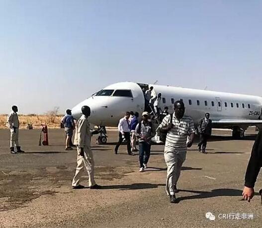 作为援外医生的我,一直迫切地想要深入非洲每一寸贫瘠落后的土地,期盼去小小村落通过义诊去读懂最原始最自然的非洲。这一次我终于如愿以偿了----春节前,我们去油区Paloch进行了义诊。真正深入到非洲农村,却赫然发现那些在南苏丹首都朱巴的贫穷、落后、脏乱、不安定……与Paloch这个地方比起来,都是"小巫见大巫"!更令我意想不到的是,当地人对中国医生充满了期待。虽然回到朱巴已有几天时间,但是,我始终忘不了一个小女孩忧虑而期待的眼神…… 1月23日,也就是离中国农历除夕仅有四天的时候,我和医疗队的同事一起踏上了前往油区Paloch的行程。 出于安全和便捷考虑,我们需要乘坐飞机前往。当天一大早,我们就来到了南苏丹首都朱巴机场。 清晨我们在朱巴机场等候去PaLoch的飞机 朱巴机场设施比较落后 南苏丹是个独立时间不长的国家,基础设施落后,安全形势紧张。老实说,乘飞机前我还是有点担心的,不过好在一切顺利,飞机很平稳地降落到了Palock机场。 到达Paloch机场 这里靠近赤道,太阳几乎每天都从同一个地方升起,强烈的紫外线是大自然的馈赠,毫不吝啬地垂直照射着这里的每一寸土地,然后太阳又在几乎同一个地方落下,日复一日,年复一年。Paloch属于热带草原气候且正值旱季,比起属于热带雨林气候的朱巴更为干燥,阳光也愈发浓郁猛烈。广袤无垠的草原在强光的照耀下一片枯黄,萧瑟而苍茫,汽车在灰黄的土路上狂奔,掀起滚滚沙尘,给每个人的脸都抹上了一层天然的古铜色的“防晒霜”。 尘土飞扬 荒草地和村庄 尖顶的圆形茅草屋和草篱笆围成的栅栏是淹没在荒草地里的村庄,尼罗河像脐带一样滋养着流域的每个村庄。 南苏丹境内的尼罗河 取水点就是村庄里最热闹的地方。大批头顶瓦罐、塑料桶的妇女儿童在取水点聚集,叮叮当当拉着水桶的驴车颠簸着将尼罗河的水运到寻常人家供吃喝洗用;路边零散有卖大蒜、洋葱和饮用水的小摊,货物单一、价格昂贵,偶尔可见可乐、啤酒等稀罕物,可乐100南苏丹磅一瓶,相当于当地医生一天的工资。战后的经济萧条已波及到南苏丹的每一个角落。 取水点热闹非凡 拉水的驴车叮叮当当 妇女们头功相当了得 Paloch油区是是南苏丹最大的油区,中石油在这里驻扎、援助建设油田,原始和现代文明在这里碰撞,为这最最贫穷、一无所有的地方带来了电力、就业机会、经济贸易和些许现代文明。那高耸的油塔,废旧集装箱改造的车库,自给自足的菜地鱼塘,搭建整齐的集装板房,让人依稀回到了七八十年代的中国农村,简单却无一不彰显中国人民的勤劳和智慧。 中石油的油田现场 Paloch友谊医院 中石油为当地人援建了象征中南友谊的"Paloch友谊医院",它是方圆几百里规模最大、设备最全的医院。然而即便这样,这家医院也只有8名医生,4名当班护士,仅有内科、外科、妇科、眼科、皮肤科,没有专治儿科的医生,门诊由内科医生统一诊治,收住院的病人男女性别分病房输液治疗,不分病种。化验检查、医疗器械和药品是少得可怜,药房里则零零散散摆放着一些抗生素、眼药膏、抗疟药…… 张翼参赞(后排左三)和医疗队员在友谊医院义诊合影 友谊医院门口围满了就诊的人 在经过简单的诊室安排和对当地人进行宣传之后,为期四天的义诊就开始了。患者大多是周围村庄闻讯慕名前来的,他们拖家带口挤满了就诊大厅,候诊椅上坐满了人,有的患者就铺块布席地而坐;有的患者则横七竖八地躺在门口树阴下等候。 友谊医院的候诊大厅围满了就诊的人群 患者多是当地村民,未接受过教育,说的是当地土语及阿拉伯语。虽然层次不高,但经过我们和当地医生简单沟通及维持秩序后,他们都能安静而有序地在诊室外等候,多而不乱。儿科诊室一直都是最杂乱的科室,干燥炎热的天气,嘈杂的小孩哭声,汗味、奶馊味混合着排泄物的气味在空气中流窜。 但艰苦恶劣的医疗环境并没有难倒我们,我们很快就适应了并投入热火朝天的诊疗之中。 我在儿科诊室给小患者听诊 候诊的当地儿童 儿科最多最常见的还是患疟疾和被感染的病人。南苏丹蚊子多,疟疾在这里就像感冒一样稀松平常,发热、寒战、头疼、肌肉酸痛……种种症状,如果不能得到及时治疗,患者就有生命危险。一般而言,做简单的抗疟检测、早期诊断、给予有效抗疟药物及早治疗,大部分患者都能治愈,并不是很可怕。在义诊现场,查疟、排疟、抗疟进行得如火如荼。 诊室门口席地而坐等候就诊的人群 内科诊室也是病人不断 这里卫生条件差,感染仍占据疾病首位,其中呼吸道感染和肠道感染多见。霍乱、黄热病、肺结核、小儿麻痹症、麻风病这些在中国国内几乎绝迹的疾病在这里却并不鲜见。一些患儿局部感染后,由于得不到规范的检查和诊治,加上路途遥远无法获得有效的抗生素,或者当地人仅用当地巫术及土方治疗,都会延误疾病的诊治,有的肺炎和腹泻由于反复加重而危及生命。我们甚至遇到一个八岁的小女孩,她因跌倒导致腿部小伤口感染,由于没有得到及时有效的治疗,最终导致整个小腿坏疽,就诊为时已晚,真是让人可怜又可惜,无助且无奈。 内科诊室被围得水泄不通 这个小姑娘的眼神令我至今难忘 疾病重在预防,很多疾病都是能通过预防避免的。口服小儿麻痹症糖丸、普及乙肝病毒疫苗及卡介苗对预防此类疾病有很好的阻断效果。我们也向当地医生和病人普及了一些预防疾病的知识,告知喝干净的水、吃干净的食物、用肥皂洗手、一旦发现传染性疾病须迅速隔离病人……实际上,只要做一点点简单的改变就能预防和阻断很多疾病的发生。 就诊的病人 1月25日中午,中国驻南苏丹大使也专程过来看望病人及我们医疗队员,并向医院捐赠了药品和医疗器械。看到医院的药品得到补给,疾病得到诊治,村民们都用当地特有的尖叫声以表谢意!看到村民们压抑很久的情绪得到释放,我们也和他们一样备受鼓舞,同时也感到自己身为医生责任重大! 卫生院所在的村庄 卫生院门口的拖拉机 卫生院门口的驴车 中国捐赠的救护车 25日下午,我和内科苏队长乘车一路颠簸去了村里一个卫生院诊治病人。这间卫生院规模很小,一间砖房被隔成三部分:中间是候诊区,两头一边是药房,一边是诊室。听说我们来,周围村庄的居民都蜂拥而至,将诊室围得水泄不通,有的求医,有的问药,有的是急症,有的是久治不愈的顽疾……我们有条不紊、逐一耐心解答,并对到场的所有患者进行了仔细诊察和治疗。当天的病人实在太多,我们只能尽最大努力,在有限的时间里能多查一个就多查一个,能多治一个就多治一个。前来接受诊疗的孩子们都缺吃少穿、营养不良,眨巴着大眼睛望着我们,让人可怜又心痛,有的孩子仅是想来讨一些药品和食品。我们给他们分发了一些糖果、钙片和维生素片。其实,他们缺少的并不仅仅是药品,还有干净的食物和饮用水。 在卫生院等候的人群 在卫生院就诊的患者 Paloch友谊医院的医生虽少但诊治范围广,学习热情高。眼科医生peter一直陪我们出诊,给我们分诊、翻译并维持秩序,一直跟我们学习儿科的查体,并坦言自己在一些药物的使用上存在困难,希望能好好学习,为患者提供更好的服务。我们的义诊也许只能暂时解决患者的部分问题,但是,如果能帮当地医生与我们长期援助的朱巴教学医院建立起良好关系,组织培训及学术交流,那就有利于提高当地的医疗水平,实现更长远的目标。 我(右二)和当地眼科医生PETER(左二)在一起 忙碌的时光总是飞逝而去,我们累并快乐着!这次义诊仅儿科就诊治了近300名病人,虽有辛酸与悲痛,但也有幸福与光亮;虽然肤色不同、语言不通,但诊治完患儿后,看到家长们满面的笑容,看到他们双手竖起的大拇指,我知道他们在感谢我们,在表达他们浓浓的谢意和敬意。 飞扬的义诊红旗 这里阳光强烈,愿它能照进南苏丹的每一个角落,愿我们能有更多义诊的机会,愿这里不再有饥饿和疾病困扰,愿每一个生病的孩子都能及早得到诊治,愿每一个孩子都能有美好的未来! 油区清晨的太阳 四天的义诊匆匆而过,但它让我接触到非洲农村那些社会底层最平凡最普通的人和事,接触到种种细枝末节的片段,也许它们并不起眼,却深深地印在了我的脑际,触动了我的心灵。我想,这些对我都是弥足珍贵的人生财富! 文章来自:CRI行走非洲