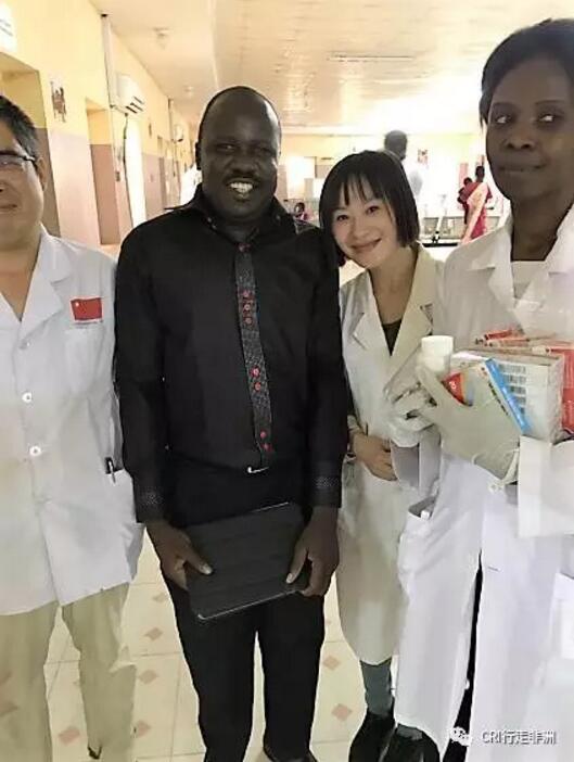 作为援外医生的我,一直迫切地想要深入非洲每一寸贫瘠落后的土地,期盼去小小村落通过义诊去读懂最原始最自然的非洲。这一次我终于如愿以偿了----春节前,我们去油区Paloch进行了义诊。真正深入到非洲农村,却赫然发现那些在南苏丹首都朱巴的贫穷、落后、脏乱、不安定……与Paloch这个地方比起来,都是"小巫见大巫"!更令我意想不到的是,当地人对中国医生充满了期待。虽然回到朱巴已有几天时间,但是,我始终忘不了一个小女孩忧虑而期待的眼神…… 1月23日,也就是离中国农历除夕仅有四天的时候,我和医疗队的同事一起踏上了前往油区Paloch的行程。 出于安全和便捷考虑,我们需要乘坐飞机前往。当天一大早,我们就来到了南苏丹首都朱巴机场。 清晨我们在朱巴机场等候去PaLoch的飞机 朱巴机场设施比较落后 南苏丹是个独立时间不长的国家,基础设施落后,安全形势紧张。老实说,乘飞机前我还是有点担心的,不过好在一切顺利,飞机很平稳地降落到了Palock机场。 到达Paloch机场 这里靠近赤道,太阳几乎每天都从同一个地方升起,强烈的紫外线是大自然的馈赠,毫不吝啬地垂直照射着这里的每一寸土地,然后太阳又在几乎同一个地方落下,日复一日,年复一年。Paloch属于热带草原气候且正值旱季,比起属于热带雨林气候的朱巴更为干燥,阳光也愈发浓郁猛烈。广袤无垠的草原在强光的照耀下一片枯黄,萧瑟而苍茫,汽车在灰黄的土路上狂奔,掀起滚滚沙尘,给每个人的脸都抹上了一层天然的古铜色的“防晒霜”。 尘土飞扬 荒草地和村庄 尖顶的圆形茅草屋和草篱笆围成的栅栏是淹没在荒草地里的村庄,尼罗河像脐带一样滋养着流域的每个村庄。 南苏丹境内的尼罗河 取水点就是村庄里最热闹的地方。大批头顶瓦罐、塑料桶的妇女儿童在取水点聚集,叮叮当当拉着水桶的驴车颠簸着将尼罗河的水运到寻常人家供吃喝洗用;路边零散有卖大蒜、洋葱和饮用水的小摊,货物单一、价格昂贵,偶尔可见可乐、啤酒等稀罕物,可乐100南苏丹磅一瓶,相当于当地医生一天的工资。战后的经济萧条已波及到南苏丹的每一个角落。 取水点热闹非凡 拉水的驴车叮叮当当 妇女们头功相当了得 Paloch油区是是南苏丹最大的油区,中石油在这里驻扎、援助建设油田,原始和现代文明在这里碰撞,为这最最贫穷、一无所有的地方带来了电力、就业机会、经济贸易和些许现代文明。那高耸的油塔,废旧集装箱改造的车库,自给自足的菜地鱼塘,搭建整齐的集装板房,让人依稀回到了七八十年代的中国农村,简单却无一不彰显中国人民的勤劳和智慧。 中石油的油田现场 Paloch友谊医院 中石油为当地人援建了象征中南友谊的"Paloch友谊医院",它是方圆几百里规模最大、设备最全的医院。然而即便这样,这家医院也只有8名医生,4名当班护士,仅有内科、外科、妇科、眼科、皮肤科,没有专治儿科的医生,门诊由内科医生统一诊治,收住院的病人男女性别分病房输液治疗,不分病种。化验检查、医疗器械和药品是少得可怜,药房里则零零散散摆放着一些抗生素、眼药膏、抗疟药…… 张翼参赞(后排左三)和医疗队员在友谊医院义诊合影 友谊医院门口围满了就诊的人 在经过简单的诊室安排和对当地人进行宣传之后,为期四天的义诊就开始了。患者大多是周围村庄闻讯慕名前来的,他们拖家带口挤满了就诊大厅,候诊椅上坐满了人,有的患者就铺块布席地而坐;有的患者则横七竖八地躺在门口树阴下等候。 友谊医院的候诊大厅围满了就诊的人群 患者多是当地村民,未接受过教育,说的是当地土语及阿拉伯语。虽然层次不高,但经过我们和当地医生简单沟通及维持秩序后,他们都能安静而有序地在诊室外等候,多而不乱。儿科诊室一直都是最杂乱的科室,干燥炎热的天气,嘈杂的小孩哭声,汗味、奶馊味混合着排泄物的气味在空气中流窜。 但艰苦恶劣的医疗环境并没有难倒我们,我们很快就适应了并投入热火朝天的诊疗之中。 我在儿科诊室给小患者听诊 候诊的当地儿童 儿科最多最常见的还是患疟疾和被感染的病人。南苏丹蚊子多,疟疾在这里就像感冒一样稀松平常,发热、寒战、头疼、肌肉酸痛……种种症状,如果不能得到及时治疗,患者就有生命危险。一般而言,做简单的抗疟检测、早期诊断、给予有效抗疟药物及早治疗,大部分患者都能治愈,并不是很可怕。在义诊现场,查疟、排疟、抗疟进行得如火如荼。 诊室门口席地而坐等候就诊的人群 内科诊室也是病人不断 这里卫生条件差,感染仍占据疾病首位,其中呼吸道感染和肠道感染多见。霍乱、黄热病、肺结核、小儿麻痹症、麻风病这些在中国国内几乎绝迹的疾病在这里却并不鲜见。一些患儿局部感染后,由于得不到规范的检查和诊治,加上路途遥远无法获得有效的抗生素,或者当地人仅用当地巫术及土方治疗,都会延误疾病的诊治,有的肺炎和腹泻由于反复加重而危及生命。我们甚至遇到一个八岁的小女孩,她因跌倒导致腿部小伤口感染,由于没有得到及时有效的治疗,最终导致整个小腿坏疽,就诊为时已晚,真是让人可怜又可惜,无助且无奈。 内科诊室被围得水泄不通 这个小姑娘的眼神令我至今难忘 疾病重在预防,很多疾病都是能通过预防避免的。口服小儿麻痹症糖丸、普及乙肝病毒疫苗及卡介苗对预防此类疾病有很好的阻断效果。我们也向当地医生和病人普及了一些预防疾病的知识,告知喝干净的水、吃干净的食物、用肥皂洗手、一旦发现传染性疾病须迅速隔离病人……实际上,只要做一点点简单的改变就能预防和阻断很多疾病的发生。 就诊的病人 1月25日中午,中国驻南苏丹大使也专程过来看望病人及我们医疗队员,并向医院捐赠了药品和医疗器械。看到医院的药品得到补给,疾病得到诊治,村民们都用当地特有的尖叫声以表谢意!看到村民们压抑很久的情绪得到释放,我们也和他们一样备受鼓舞,同时也感到自己身为医生责任重大! 卫生院所在的村庄 卫生院门口的拖拉机 卫生院门口的驴车 中国捐赠的救护车 25日下午,我和内科苏队长乘车一路颠簸去了村里一个卫生院诊治病人。这间卫生院规模很小,一间砖房被隔成三部分:中间是候诊区,两头一边是药房,一边是诊室。听说我们来,周围村庄的居民都蜂拥而至,将诊室围得水泄不通,有的求医,有的问药,有的是急症,有的是久治不愈的顽疾……我们有条不紊、逐一耐心解答,并对到场的所有患者进行了仔细诊察和治疗。当天的病人实在太多,我们只能尽最大努力,在有限的时间里能多查一个就多查一个,能多治一个就多治一个。前来接受诊疗的孩子们都缺吃少穿、营养不良,眨巴着大眼睛望着我们,让人可怜又心痛,有的孩子仅是想来讨一些药品和食品。我们给他们分发了一些糖果、钙片和维生素片。其实,他们缺少的并不仅仅是药品,还有干净的食物和饮用水。 在卫生院等候的人群 在卫生院就诊的患者 Paloch友谊医院的医生虽少但诊治范围广,学习热情高。眼科医生peter一直陪我们出诊,给我们分诊、翻译并维持秩序,一直跟我们学习儿科的查体,并坦言自己在一些药物的使用上存在困难,希望能好好学习,为患者提供更好的服务。我们的义诊也许只能暂时解决患者的部分问题,但是,如果能帮当地医生与我们长期援助的朱巴教学医院建立起良好关系,组织培训及学术交流,那就有利于提高当地的医疗水平,实现更长远的目标。 我(右二)和当地眼科医生PETER(左二)在一起 忙碌的时光总是飞逝而去,我们累并快乐着!这次义诊仅儿科就诊治了近300名病人,虽有辛酸与悲痛,但也有幸福与光亮;虽然肤色不同、语言不通,但诊治完患儿后,看到家长们满面的笑容,看到他们双手竖起的大拇指,我知道他们在感谢我们,在表达他们浓浓的谢意和敬意。 飞扬的义诊红旗 这里阳光强烈,愿它能照进南苏丹的每一个角落,愿我们能有更多义诊的机会,愿这里不再有饥饿和疾病困扰,愿每一个生病的孩子都能及早得到诊治,愿每一个孩子都能有美好的未来! 油区清晨的太阳 四天的义诊匆匆而过,但它让我接触到非洲农村那些社会底层最平凡最普通的人和事,接触到种种细枝末节的片段,也许它们并不起眼,却深深地印在了我的脑际,触动了我的心灵。我想,这些对我都是弥足珍贵的人生财富! 文章来自:CRI行走非洲