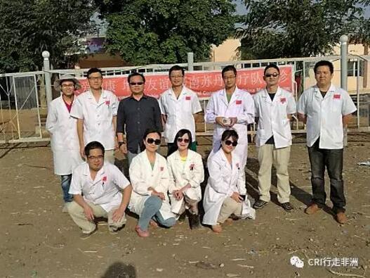 作为援外医生的我,一直迫切地想要深入非洲每一寸贫瘠落后的土地,期盼去小小村落通过义诊去读懂最原始最自然的非洲。这一次我终于如愿以偿了----春节前,我们去油区Paloch进行了义诊。真正深入到非洲农村,却赫然发现那些在南苏丹首都朱巴的贫穷、落后、脏乱、不安定……与Paloch这个地方比起来,都是"小巫见大巫"!更令我意想不到的是,当地人对中国医生充满了期待。虽然回到朱巴已有几天时间,但是,我始终忘不了一个小女孩忧虑而期待的眼神…… 1月23日,也就是离中国农历除夕仅有四天的时候,我和医疗队的同事一起踏上了前往油区Paloch的行程。 出于安全和便捷考虑,我们需要乘坐飞机前往。当天一大早,我们就来到了南苏丹首都朱巴机场。 清晨我们在朱巴机场等候去PaLoch的飞机 朱巴机场设施比较落后 南苏丹是个独立时间不长的国家,基础设施落后,安全形势紧张。老实说,乘飞机前我还是有点担心的,不过好在一切顺利,飞机很平稳地降落到了Palock机场。 到达Paloch机场 这里靠近赤道,太阳几乎每天都从同一个地方升起,强烈的紫外线是大自然的馈赠,毫不吝啬地垂直照射着这里的每一寸土地,然后太阳又在几乎同一个地方落下,日复一日,年复一年。Paloch属于热带草原气候且正值旱季,比起属于热带雨林气候的朱巴更为干燥,阳光也愈发浓郁猛烈。广袤无垠的草原在强光的照耀下一片枯黄,萧瑟而苍茫,汽车在灰黄的土路上狂奔,掀起滚滚沙尘,给每个人的脸都抹上了一层天然的古铜色的“防晒霜”。 尘土飞扬 荒草地和村庄 尖顶的圆形茅草屋和草篱笆围成的栅栏是淹没在荒草地里的村庄,尼罗河像脐带一样滋养着流域的每个村庄。 南苏丹境内的尼罗河 取水点就是村庄里最热闹的地方。大批头顶瓦罐、塑料桶的妇女儿童在取水点聚集,叮叮当当拉着水桶的驴车颠簸着将尼罗河的水运到寻常人家供吃喝洗用;路边零散有卖大蒜、洋葱和饮用水的小摊,货物单一、价格昂贵,偶尔可见可乐、啤酒等稀罕物,可乐100南苏丹磅一瓶,相当于当地医生一天的工资。战后的经济萧条已波及到南苏丹的每一个角落。 取水点热闹非凡 拉水的驴车叮叮当当 妇女们头功相当了得 Paloch油区是是南苏丹最大的油区,中石油在这里驻扎、援助建设油田,原始和现代文明在这里碰撞,为这最最贫穷、一无所有的地方带来了电力、就业机会、经济贸易和些许现代文明。那高耸的油塔,废旧集装箱改造的车库,自给自足的菜地鱼塘,搭建整齐的集装板房,让人依稀回到了七八十年代的中国农村,简单却无一不彰显中国人民的勤劳和智慧。 中石油的油田现场 Paloch友谊医院 中石油为当地人援建了象征中南友谊的"Paloch友谊医院",它是方圆几百里规模最大、设备最全的医院。然而即便这样,这家医院也只有8名医生,4名当班护士,仅有内科、外科、妇科、眼科、皮肤科,没有专治儿科的医生,门诊由内科医生统一诊治,收住院的病人男女性别分病房输液治疗,不分病种。化验检查、医疗器械和药品是少得可怜,药房里则零零散散摆放着一些抗生素、眼药膏、抗疟药…… 张翼参赞(后排左三)和医疗队员在友谊医院义诊合影 友谊医院门口围满了就诊的人 在经过简单的诊室安排和对当地人进行宣传之后,为期四天的义诊就开始了。患者大多是周围村庄闻讯慕名前来的,他们拖家带口挤满了就诊大厅,候诊椅上坐满了人,有的患者就铺块布席地而坐;有的患者则横七竖八地躺在门口树阴下等候。 友谊医院的候诊大厅围满了就诊的人群 患者多是当地村民,未接受过教育,说的是当地土语及阿拉伯语。虽然层次不高,但经过我们和当地医生简单沟通及维持秩序后,他们都能安静而有序地在诊室外等候,多而不乱。儿科诊室一直都是最杂乱的科室,干燥炎热的天气,嘈杂的小孩哭声,汗味、奶馊味混合着排泄物的气味在空气中流窜。 但艰苦恶劣的医疗环境并没有难倒我们,我们很快就适应了并投入热火朝天的诊疗之中。 我在儿科诊室给小患者听诊 候诊的当地儿童 儿科最多最常见的还是患疟疾和被感染的病人。南苏丹蚊子多,疟疾在这里就像感冒一样稀松平常,发热、寒战、头疼、肌肉酸痛……种种症状,如果不能得到及时治疗,患者就有生命危险。一般而言,做简单的抗疟检测、早期诊断、给予有效抗疟药物及早治疗,大部分患者都能治愈,并不是很可怕。在义诊现场,查疟、排疟、抗疟进行得如火如荼。 诊室门口席地而坐等候就诊的人群 内科诊室也是病人不断 这里卫生条件差,感染仍占据疾病首位,其中呼吸道感染和肠道感染多见。霍乱、黄热病、肺结核、小儿麻痹症、麻风病这些在中国国内几乎绝迹的疾病在这里却并不鲜见。一些患儿局部感染后,由于得不到规范的检查和诊治,加上路途遥远无法获得有效的抗生素,或者当地人仅用当地巫术及土方治疗,都会延误疾病的诊治,有的肺炎和腹泻由于反复加重而危及生命。我们甚至遇到一个八岁的小女孩,她因跌倒导致腿部小伤口感染,由于没有得到及时有效的治疗,最终导致整个小腿坏疽,就诊为时已晚,真是让人可怜又可惜,无助且无奈。 内科诊室被围得水泄不通 这个小姑娘的眼神令我至今难忘 疾病重在预防,很多疾病都是能通过预防避免的。口服小儿麻痹症糖丸、普及乙肝病毒疫苗及卡介苗对预防此类疾病有很好的阻断效果。我们也向当地医生和病人普及了一些预防疾病的知识,告知喝干净的水、吃干净的食物、用肥皂洗手、一旦发现传染性疾病须迅速隔离病人……实际上,只要做一点点简单的改变就能预防和阻断很多疾病的发生。 就诊的病人 1月25日中午,中国驻南苏丹大使也专程过来看望病人及我们医疗队员,并向医院捐赠了药品和医疗器械。看到医院的药品得到补给,疾病得到诊治,村民们都用当地特有的尖叫声以表谢意!看到村民们压抑很久的情绪得到释放,我们也和他们一样备受鼓舞,同时也感到自己身为医生责任重大! 卫生院所在的村庄 卫生院门口的拖拉机 卫生院门口的驴车 中国捐赠的救护车 25日下午,我和内科苏队长乘车一路颠簸去了村里一个卫生院诊治病人。这间卫生院规模很小,一间砖房被隔成三部分:中间是候诊区,两头一边是药房,一边是诊室。听说我们来,周围村庄的居民都蜂拥而至,将诊室围得水泄不通,有的求医,有的问药,有的是急症,有的是久治不愈的顽疾……我们有条不紊、逐一耐心解答,并对到场的所有患者进行了仔细诊察和治疗。当天的病人实在太多,我们只能尽最大努力,在有限的时间里能多查一个就多查一个,能多治一个就多治一个。前来接受诊疗的孩子们都缺吃少穿、营养不良,眨巴着大眼睛望着我们,让人可怜又心痛,有的孩子仅是想来讨一些药品和食品。我们给他们分发了一些糖果、钙片和维生素片。其实,他们缺少的并不仅仅是药品,还有干净的食物和饮用水。 在卫生院等候的人群 在卫生院就诊的患者 Paloch友谊医院的医生虽少但诊治范围广,学习热情高。眼科医生peter一直陪我们出诊,给我们分诊、翻译并维持秩序,一直跟我们学习儿科的查体,并坦言自己在一些药物的使用上存在困难,希望能好好学习,为患者提供更好的服务。我们的义诊也许只能暂时解决患者的部分问题,但是,如果能帮当地医生与我们长期援助的朱巴教学医院建立起良好关系,组织培训及学术交流,那就有利于提高当地的医疗水平,实现更长远的目标。 我(右二)和当地眼科医生PETER(左二)在一起 忙碌的时光总是飞逝而去,我们累并快乐着!这次义诊仅儿科就诊治了近300名病人,虽有辛酸与悲痛,但也有幸福与光亮;虽然肤色不同、语言不通,但诊治完患儿后,看到家长们满面的笑容,看到他们双手竖起的大拇指,我知道他们在感谢我们,在表达他们浓浓的谢意和敬意。 飞扬的义诊红旗 这里阳光强烈,愿它能照进南苏丹的每一个角落,愿我们能有更多义诊的机会,愿这里不再有饥饿和疾病困扰,愿每一个生病的孩子都能及早得到诊治,愿每一个孩子都能有美好的未来! 油区清晨的太阳 四天的义诊匆匆而过,但它让我接触到非洲农村那些社会底层最平凡最普通的人和事,接触到种种细枝末节的片段,也许它们并不起眼,却深深地印在了我的脑际,触动了我的心灵。我想,这些对我都是弥足珍贵的人生财富! 文章来自:CRI行走非洲