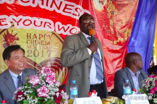 2月2日,由坦桑尼亚中学汉语项目和本杰明·姆卡帕中学主办的“欢乐中国年暨开放日挥动”在该中学举办。中国驻坦大使馆公使衔参展苟皓东、坦桑尼亚教育部常秘阿奎拉博和多多马孔院中学项目的老师以及中学师生一起参加了本次活动。 本杰明·姆卡帕中学是坦桑汉语教学纳入正式教育体系的试点中学之一,也是多多马孔院的汉语教学点之一,四位来自中国的老师在这里进行汉语教学。苟皓东公参一来到学校,就兴致勃勃地参观了老师们在中学里的办公室,询问老师们平时的教学情况。 苟皓东公参参观办公室 孔院老师们的办公室在教学楼的顶楼,四位老师平时就在这里办公。虽然条件算不上好,但是老师们还特地给这个小小的房间起了个别致的名字“雅书阁”。 据本杰明中学项目负责人郑雪宇女士介绍,这是本杰明中学汉语教学试点的第二年,她们平时一周有十三四个课时,教学生们听说读写。由于之前没有学习过中文,所以学生们在“写”的方面会相对薄弱一些,但是聪明好学的他们“说”起来可都是很溜。她们平时在教学中也会穿插着对中国文化的介绍,寓教于乐。 苟皓东公参讲话 苟皓东公参在活动讲话中指出,语言是沟通的桥梁,也是打开新世界的窗户。学好一门外语将为一个人的成功增添重要的砝码。 在讲话中,公参还不忘记给在场的孩子们介绍中国的春节文化。他说,今年是中国的鸡年,鸡在中国文化中有许多吉祥美好的寓意。而春节则是中国最重要的节日。每年这个时候,中国人都会不远万里回家和家人团聚。公参还用斯语和孩子们进行了互动。 特地前来的阿奎拉博常秘也非常高兴看到汉语教学作为中坦文化交流的一种形式,在本杰明中学开展得如此精彩,并对现场学生的汉语表达能力和汉语教学成果作出了高度评价。他表示,坦政府已经将汉语纳入国民教育体系之中,希望中学汉语教学项目能进一步推广,让坦桑的学生更好地学好汉语,将来去中国大学进行深造,更好地促进中坦人文交流。 坦教育部常秘阿奎拉博讲话 活动中,中国武术和中文歌成为了两大内容。据多多马孔院的冯老师介绍,武术现在已经加入到学生们的体育课内容中,此次,冯老师和他的弟子们带来了《十八般兵器》、《少林雄风》等精彩的武术表演,让现场的学生们看的目瞪口呆。而女教师们则带着当地学生带来了许多中文歌曲和中国舞蹈,中国味儿十足。 老师和学生们带来中国武术 表演结束后,苟皓东公参向全体汉语教师送上了节日的问题后,他表示希望坦中学的汉语项目越办越好,让汉语之花开遍坦桑大地。 文章来自:直通非洲