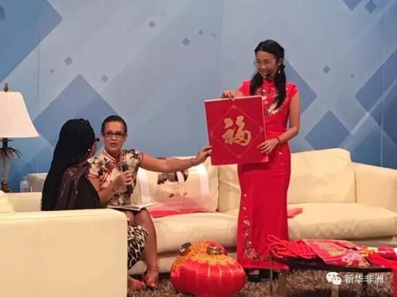 　　春节期间，全世界华人欢庆新年，远在西非的佛得角也开始关注中国这个最重要的传统节日。1月30日，中国农历大年初三，佛得角国家电视台TCV特邀佛得角大学孔子学院做客当地著名早间秀栏目“Showda Manha”，首次用克里奥尔语来介绍中国文化和春节习俗。  　　身着旗袍的孔院外方院长Ermelinda介绍了佛得角大学孔子学院的办学情况，希望在2017年里，有更多佛得角人到孔院来学习汉语和中国文化，到中国留学和旅游，更深入地了解中国。接着，一袭红衣的汉语教师苏春协助院长上了一堂中国春节文化课，介绍了如十二生肖、贴春联、福字、挂灯笼、拜年、发红包等年俗，并展示了各种春节文化物品。主持人开心地说，今天才知道为什么中国人这么喜欢红色。  　　    　　孔子学院秘书Bruniquel也接受了采访，在他介绍了中国传统武术理论之后，孔院师生表演了太极拳和太极扇，展示了太极“静动结合、刚柔并济”的特点。  　　    　　在访谈节目的间隙，佛得角电视台播放了制作“宫保鸡丁”的视频。电视台了解到2017年是中国农历的鸡年，这是他们事先到中国驻佛得角大使馆录制的。这也说明佛得角媒体对中国和中国文化越来越重视。  　　文章来自：新华非洲