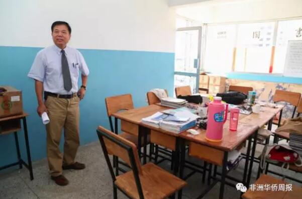 2月2日,由坦桑尼亚中学汉语项目和本杰明·姆卡帕中学主办的“欢乐中国年暨开放日挥动”在该中学举办。中国驻坦大使馆公使衔参展苟皓东、坦桑尼亚教育部常秘阿奎拉博和多多马孔院中学项目的老师以及中学师生一起参加了本次活动。 本杰明·姆卡帕中学是坦桑汉语教学纳入正式教育体系的试点中学之一,也是多多马孔院的汉语教学点之一,四位来自中国的老师在这里进行汉语教学。苟皓东公参一来到学校,就兴致勃勃地参观了老师们在中学里的办公室,询问老师们平时的教学情况。 苟皓东公参参观办公室 孔院老师们的办公室在教学楼的顶楼,四位老师平时就在这里办公。虽然条件算不上好,但是老师们还特地给这个小小的房间起了个别致的名字“雅书阁”。 据本杰明中学项目负责人郑雪宇女士介绍,这是本杰明中学汉语教学试点的第二年,她们平时一周有十三四个课时,教学生们听说读写。由于之前没有学习过中文,所以学生们在“写”的方面会相对薄弱一些,但是聪明好学的他们“说”起来可都是很溜。她们平时在教学中也会穿插着对中国文化的介绍,寓教于乐。 苟皓东公参讲话 苟皓东公参在活动讲话中指出,语言是沟通的桥梁,也是打开新世界的窗户。学好一门外语将为一个人的成功增添重要的砝码。 在讲话中,公参还不忘记给在场的孩子们介绍中国的春节文化。他说,今年是中国的鸡年,鸡在中国文化中有许多吉祥美好的寓意。而春节则是中国最重要的节日。每年这个时候,中国人都会不远万里回家和家人团聚。公参还用斯语和孩子们进行了互动。 特地前来的阿奎拉博常秘也非常高兴看到汉语教学作为中坦文化交流的一种形式,在本杰明中学开展得如此精彩,并对现场学生的汉语表达能力和汉语教学成果作出了高度评价。他表示,坦政府已经将汉语纳入国民教育体系之中,希望中学汉语教学项目能进一步推广,让坦桑的学生更好地学好汉语,将来去中国大学进行深造,更好地促进中坦人文交流。 坦教育部常秘阿奎拉博讲话 活动中,中国武术和中文歌成为了两大内容。据多多马孔院的冯老师介绍,武术现在已经加入到学生们的体育课内容中,此次,冯老师和他的弟子们带来了《十八般兵器》、《少林雄风》等精彩的武术表演,让现场的学生们看的目瞪口呆。而女教师们则带着当地学生带来了许多中文歌曲和中国舞蹈,中国味儿十足。 老师和学生们带来中国武术 表演结束后,苟皓东公参向全体汉语教师送上了节日的问题后,他表示希望坦中学的汉语项目越办越好,让汉语之花开遍坦桑大地。 文章来自:直通非洲