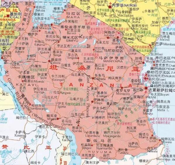 　　    　　    　　目前，坦桑尼亚正在追求实现工业化、现代化，实现真正的经济独立。中方将根据坦桑尼亚国家的实际需要，加强在基础设施建设、制造业等领域的产能合作。  　　●基本国情  　　●改革成效日益显现  　　●产业发展现状  　　●双方加强多领域的产能合作  　　基本国情  　　坦桑尼亚位于非洲东部、赤道以南。北与肯尼亚和乌干达交界，南与赞比亚、马拉维、莫桑比克接壤，西与卢旺达、布隆迪和刚果(金)为邻，东濒印度洋。大陆海岸线长840公里。东部沿海地区和内陆部分低地属热带草原气候，西部内陆高原属热带山地气候。面积94.5万平方公里，其中桑给巴尔2657平方公里。桑给巴尔的20多个岛屿属热带海洋性气候。  　　坦桑尼亚是人类发源地之一。公元前即同阿拉伯、波斯和印度等地有贸易往来。1964年4月26日坦噶尼喀和桑给巴尔组成联合共和国，同年10月29日改国名为坦桑尼亚联合共和国。2015年10月，马古富力当选联合共和国总统。  　　全国人口5350万，其中桑给巴尔130万。分属126个民族，斯瓦希里语为国语，与英语同为官方通用语。首都达累斯萨拉姆(Dar es Salaam)，人口430万。  　　坦桑尼亚是多党民主国家，奉行社会主义和自力更生政策。联合共和国分设联合政府和桑给巴尔地方政府。2000年第13次宪法修正案重新界定了坦政治体制，确认原宪法中的“社会主义”和“自力更生”等原则代表民主、自立、人权、自由、平等、友爱、团结。  　　改革成效日益显现  　　坦桑尼亚是联合国宣布的世界最不发达国家之一。经济以农业为主，平年粮食基本自给。工业生产技术低下，日常消费品需进口。1967年实行国有化和计划经济，以建设集体农庄为中心，开展严重脱离国情的“乌贾马”社会主义运动，致使经济发展严重滞后。1986年起接受国际货币基金组织(IMF)和世界银行的调改方案，连续3次实行“3年经济恢复计划”。  　　近年，坦政府将脱贫作为政府工作重点，执行以经济结构调整为中心的经济改革政策，推进经济自由化和国有企业私有化进程，坚持适度从紧的财政、货币政策，使国民经济得到缓慢回升。同时，密切与西方捐助国和国际金融机构的关系，谋求吸引外资、减免外债和获得更多援助。2011年，出台《国家发展规划五年计划(2011〜2015)》，确定了农业、基础设施、工业、旅游、人力资源、信息通讯6大优先发展领域。  　　目前，坦桑尼亚改革成效日益显现，经济增长连续多年超过6.5%，在非洲名列前茅，矿业和旅游业发展强劲，投资环境不断改善，外国直接投资持续增长。但经济结构单一、基础设施落后、发展资金和人力资源匮乏等长期阻碍经济发展的问题仍然存在。2015年国内生产总值(GDP)：443亿美元，增长率达6.6%。外债总额155亿美元，外汇储备36.7亿美元。  　　    　　坦桑尼亚印度洋上的海藻养殖(CFP)  　　产业发展现状  　　坦桑尼亚矿产资源丰富，历史上曾生产过近百吨黄金。已探明的主要矿产及储量为：钻石250万吨(含量6.5克拉/吨)，金矿80万吨，煤3.24亿吨，铁1.3亿吨，磷酸盐1000万吨，天然气1.62万亿立方米，氦气15.29亿立方米。除金矿，其他矿藏尚待充分开发。大陆、桑给巴尔及近海海域有若干储油前景良好的区域。  　　森林面积约4400万公顷44.14万平方公里，占国土面积的46%，出产安哥拉紫檀、乌木、桃花心木、栲树等。水力资源丰富，发电潜力超过4.78亿千瓦。  　　制造业以农产品加工和进口替代型轻工业为主，包括纺织、食品加工、皮革、制鞋、轧钢、铝材加工、水泥、造纸、轮胎、化肥、炼油、汽车装配和农具制造等。桑给巴尔工业以农产品加工为主，主要有椰子加工厂、丁香油厂、碾米厂、糖厂、石灰厂、自来水厂、发电厂和印刷厂等。  　　农业以种植业、林业、渔业、牧业为主，是坦主要经济支柱。农业吸收全国劳动力的2/3。全国可耕地面积4400万公顷，已耕地面积1020万公顷。主要农作物有玉米、小麦、稻米、高粱、小米、木薯等。主要经济作物有咖啡、棉花、剑麻、腰果、丁香、茶叶、烟叶、除虫菊等。  　　近年来，坦政府提出“农业第一”战略和南部经济发展走廊计划，大力推动农业生产，粮食不断增产。目前丰年自给有余并可少量向邻国出口。  　　服务业占国内生产总值的49.9%，其中贸易与维修占14.8%，交通运输业占5.1%，通讯业占3.9%，酒店和餐饮业占2.2%，其他服务业(包括金融中介、公共管理、房地产、教育、卫生以及其他社会和个人服务业)占24%。  　　旅游资源丰富，非洲3大湖泊维多利亚湖、坦噶尼喀湖和马拉维湖(尼亚萨湖)均在坦边境线上，海拔5895米的非洲第一高峰—乞力马扎罗山世界闻名。其他自然景观有恩戈罗戈罗火山口、东非大裂谷、马尼亚纳湖等，另有桑岛奴隶城、世界最古老的古人类遗址、阿拉伯商人遗址等历史人文景观。坦1/3国土为国家公园、动物和森林保护区。共有塞伦盖蒂、恩戈罗恩戈罗等15个国家公园、50个野生动物保护区、1个生态保护区、2个海洋公园和2个海洋保护区，约32315间旅馆客房。2015年赴坦旅游人数约120万人，旅游业总收入达21.96亿美元。  　　全国铁路总长3667公里，主要有坦赞铁路、中央铁路及东非铁路。联结大陆17个省，并与赞比亚、刚果(金)、布隆迪、卢旺达、乌干达及肯尼亚等国相连，是东非内陆国家重要的出海通道。  　　坦桑尼亚重视发展对外贸易,出口以初级农产品为主，其中棉花、剑麻、腰果、咖啡、烟草、茶叶、丁香出口占外汇收入的80%。工矿业出口产品主要有钻石、黄金、纺织品、服装、皮革制品、鞋、树胶、铝制品等。进口以工业生产资料和工业品为主，主要有仪器、饮料、机械设备、金属制品、交通运输工具、石油等。主要贸易伙伴有中国、印度、德国、英国、日本、沙特、荷兰、意大利、新加坡、肯尼亚等。  　　坦桑尼亚大力吸引外国投资，1990年成立投资促进中心，负责审批投资项目，向国内外投资商提供咨询。1997年颁布《坦桑尼亚1997年投资法》。2002年颁布《出口加工区法案》。据联合国贸发会议发布的2015年《世界投资报告》显示，2014年，坦吸收外资流量为21.4亿美元;截至2015年底，坦吸引外资存量为170亿美元。外资主要集中在矿业、旅游业、农业、制造业和通讯业等领域。坦政府鼓励外商更多投资于农业、教育、医疗以及公路、铁路、机场和旅馆建设等项目。目前，英国、中国、印度、肯尼亚、南非等是坦主要外资来源地，其中来自中国、南非、印度等新兴经济体的投资较为活跃。中国是坦第二大外资来源国，仅次于英国。  　　    　　坦桑尼亚位于非洲东部、赤道以南，大陆海岸线长840公里(选自中国地图出版社《世界地图集》)  　　双方加强多领域的产能合作  　　由于坦赞铁路运营的内外环境同过去相比有了很大变化，铁路当前面临经营上的困难。中国有决心、有信心同坦赞两国一道，通过平等友好协商，找到从根本上解决问题的办法，重新激活坦赞铁路，将昔日的“自由之路”“友谊之路”建设成为新时期的“发展之路”“繁荣之路”，继续助推非洲发展振兴。  　　同时，中方企业还在积极参与坦桑尼亚巴加莫约港和巴加莫约经济特区建设，巴加莫约经济特区是坦政府规划的第一个经济特区，面积为25平方公里，位于坦桑尼亚达累斯萨拉姆市中心北部50公里处，拟建设成为中坦经贸合作区，将吸引更多中国加工企业投资坦桑。  　　目前，坦桑尼亚正在追求实现工业化、现代化，实现真正的经济独立，中方将坚定地帮助坦桑尼亚实现这一目标。基础设施建设和产业发展是工业化和现代化的重要基础，中国在这些方面有较强的投资建设能力和优质富余产能。我们将根据坦桑尼亚国家的实际需要，加强在基础设施建设、制造业等领域的产能合作，重点支持非洲国家建设高速铁路、高速公路、区域航空3大网络，有序转移非洲工业化进程最需要的装备产能和相应技术，加快提升坦桑尼亚的自主发展能力。  　　文章来自：《中国投资》非洲版