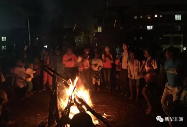 　　今年的新春佳节，对于正在伦敦国王学院攻读硕士学位的裘敏慧来说格外不同。2017年农历新年期间，裘敏慧申请参加了一个肯尼亚国际志愿者项目，开展了为期两周的孤儿院义教活动，与孤儿院的孩子们同吃同住同乐同学，不但与孩子们建立了深厚的友谊，也收获了非洲的热情，更展现了中国新青年的风貌。  　　在这两个星期里，裘敏慧每天需要给两个班级的孩子们教授基础的中文课程，经过数日有趣的课堂之后，孩子们在大年初九用学习到的中文给当日参观拜访的联合国中国员工拜年。裘同学还在课外活动时间与孩子们一起分享中国的历史、地理和文化，给孩子们讲述中国人如何团聚在一起庆祝传统新春佳节，让孩子们知道遥远的东方不仅仅只有成龙和李小龙。  　　    　　裘敏慧在简陋的教室里给孩子们上课。  　　大年初一刚刚抵达孤儿院的那天晚上，裘敏慧就在孤儿院内崎岖不平的土路上摔了一跤。晚上太黑又没有路灯，看不清土路的样子。她还自嘲的说了句：“就当给远在国内的爸爸妈妈拜年啦。”第二天早上起来发现，原来这条大斜坡土路是如此破烂不堪，雨季的时候更是无法行走。因此，裘敏慧暗暗给自己2017年愿望清单上加上了这样一条：筹款帮助孤儿院修路。  　　    　　孤儿院的大斜坡土路。  　　孤儿院里有一个自己的手工作坊，会制作一些非洲特色的产品贴补孤儿院的日常开销，例如冰箱贴、钥匙串和拖鞋。裘敏慧突然发现了商机，每天在自己的朋友圈义卖筹集善款，还购买了很多极具非洲特色的产品带回英国，准备在学校举办义卖活动，尽快筹齐修路所需的资金，给孩子们建造一个更安全舒适的家。  　　    　　孤儿院孩子们亲手制作的冰箱贴和拖鞋。  　　正月十四，是裘敏慧这次肯尼亚之行的最后一个夜晚。孤儿院的孩子们特别为她准备了只会在新年才有的篝火晚会，大家一起载歌载舞。孩子们还用传统的肯尼亚歌曲感谢裘敏慧两个星期的关爱与陪伴，希望她下次再来陪他们更久一些。  　　    　　为裘敏慧准备的篝火晚会。  　　孤儿院官方名称是Children’s Garden Home and School，是在当地政府注册下的公益组织，位于肯尼亚首都内罗毕近郊，成立于2001年，共有300多名学生和儿童，其中170多名是失去家庭的孤儿。  　　    　　孤儿院院长Moses为裘敏慧颁发国际志愿者证书。  　　项目发起者、关爱非洲国际义工旅行创始人刘良斌表示：“希望越来越多的中国新青年能够走入非洲、了解非洲、帮助非洲，并且在帮助他们的过程中实现自我的教育与成长。非洲的未来，需要我们中国新青年的参与!”  　　文章来自：新华非洲