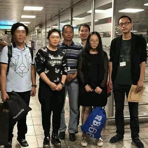 经过一周多的治疗,三名在南非因抢劫受伤的广西游客康复良好。经医院许可,一家人于12日出院,并乘当日下午5点多的航班启程回国。 中国驻约翰内斯堡总领馆工作人员协助受伤游客在海关办理手续。(中国驻约翰内斯堡总领馆提供) 这三名游客4日晚在南非约翰内斯堡酒店大堂办理登记时遭歹徒持枪抢劫,其中两人受枪伤。 他们跟随国内一旅行团4日结束在南非的参观游览,晚22日许抵达约翰内斯堡机场假日酒店办理入住,准备乘次日航班回国。此时,四名歹徒乘一辆白色宝马车尾随而至,冲进酒店抢劫。店内游客四散逃跑,三名来自广西的一家人不幸被歹徒拦劫。在反抗过程中,歹徒开枪,母亲覃某某额头中枪,父亲伍某某腿部、胸部被子弹划伤,女儿伍某某头部挫伤。歹徒抢走三人随身行李箱、手提包后逃走。三人迅速被救护车送至附近医院救治。 由于治疗期间,三人签证已经过期,为确保他们能够顺利出境,中国驻约翰内斯堡总领馆专门出具了照会,并指派领事赴机场提供协助。经总领馆做工作,机场移民部门非常合作,现场为三人延期了签证并办理了出境手续。 为保证三人返回途中的身体健康,北京环球SOS援救中心指派一位护士全程陪同返回。 南非旅游部官员赴医院探望。(中国驻约翰内斯堡总领馆提供) 三人在南非的后续索赔问题也已委托律师协助处理。他们在南非遭遇抢劫并受伤事,引起南非旅游部门的高度重视,治疗期间曾派高级官员专程赴医院探望并表示歉意。 文章来自:新华非洲