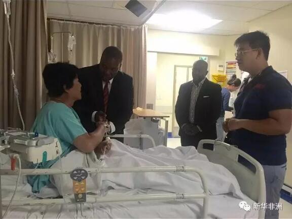 经过一周多的治疗,三名在南非因抢劫受伤的广西游客康复良好。经医院许可,一家人于12日出院,并乘当日下午5点多的航班启程回国。 中国驻约翰内斯堡总领馆工作人员协助受伤游客在海关办理手续。(中国驻约翰内斯堡总领馆提供) 这三名游客4日晚在南非约翰内斯堡酒店大堂办理登记时遭歹徒持枪抢劫,其中两人受枪伤。 他们跟随国内一旅行团4日结束在南非的参观游览,晚22日许抵达约翰内斯堡机场假日酒店办理入住,准备乘次日航班回国。此时,四名歹徒乘一辆白色宝马车尾随而至,冲进酒店抢劫。店内游客四散逃跑,三名来自广西的一家人不幸被歹徒拦劫。在反抗过程中,歹徒开枪,母亲覃某某额头中枪,父亲伍某某腿部、胸部被子弹划伤,女儿伍某某头部挫伤。歹徒抢走三人随身行李箱、手提包后逃走。三人迅速被救护车送至附近医院救治。 由于治疗期间,三人签证已经过期,为确保他们能够顺利出境,中国驻约翰内斯堡总领馆专门出具了照会,并指派领事赴机场提供协助。经总领馆做工作,机场移民部门非常合作,现场为三人延期了签证并办理了出境手续。 为保证三人返回途中的身体健康,北京环球SOS援救中心指派一位护士全程陪同返回。 南非旅游部官员赴医院探望。(中国驻约翰内斯堡总领馆提供) 三人在南非的后续索赔问题也已委托律师协助处理。他们在南非遭遇抢劫并受伤事,引起南非旅游部门的高度重视,治疗期间曾派高级官员专程赴医院探望并表示歉意。 文章来自:新华非洲