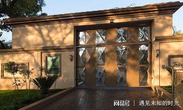 南非是非洲的第二大经济体,国民拥有较高的生活水平,经济相比其他非洲国家相对稳定。南非财经、法律、通讯、能源、交通业较为发达,拥有完备的硬件基础设施和股票交易市场,黄金、钻石生产量均占世界首位。深井采矿等技术居于世界领先地位。是非洲最发达的国家,并保持显著的地区影响力。 摄影师用镜头真实记录了这个现代化城市的面貌,让我们很难相信这里就是我们印象中的非洲世界。让我们通过摄影师的视角感受下黑人世界的现代化气息! 约翰内斯堡,南非最大城市,经济、文化、娱乐中心。当地黑人们称之为“约堡”、“约瑟”或“艾谷利”,是一个以红橙色为主调的城市,大部分为砖砌的建筑物。 当初白人创建的辉煌如今依然依稀可见,市中心的一个雪碧广告牌,因为南非接近90%都是黑人,所以采用黑人当广告模特。 约翰内斯堡的道路情况很不错,车辆都很守交规。南非人口的90%是黑人,有非常多的读者会把他们当作没受过教育的蛮人。但是,你必须看到在现实生活中他们的驾车行为要比许许多多所谓文明开发国家的人,包括俄罗斯人,要守规矩的多。 漂亮的一个街区,道路两边植满了树木。 街上的汽车也很不错,这是一辆宝马。 约翰内斯堡的街头充满了生活气息。 到处可见的餐桌,咖啡馆和商店,非常安逸漂亮。 学生们走在街上,都穿着校服。 这是一个富人居住的社区,到处都是高墙、栅栏以及警卫。 文章来自:网易