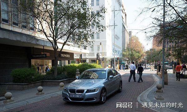 南非是非洲的第二大经济体,国民拥有较高的生活水平,经济相比其他非洲国家相对稳定。南非财经、法律、通讯、能源、交通业较为发达,拥有完备的硬件基础设施和股票交易市场,黄金、钻石生产量均占世界首位。深井采矿等技术居于世界领先地位。是非洲最发达的国家,并保持显著的地区影响力。 摄影师用镜头真实记录了这个现代化城市的面貌,让我们很难相信这里就是我们印象中的非洲世界。让我们通过摄影师的视角感受下黑人世界的现代化气息! 约翰内斯堡,南非最大城市,经济、文化、娱乐中心。当地黑人们称之为“约堡”、“约瑟”或“艾谷利”,是一个以红橙色为主调的城市,大部分为砖砌的建筑物。 当初白人创建的辉煌如今依然依稀可见,市中心的一个雪碧广告牌,因为南非接近90%都是黑人,所以采用黑人当广告模特。 约翰内斯堡的道路情况很不错,车辆都很守交规。南非人口的90%是黑人,有非常多的读者会把他们当作没受过教育的蛮人。但是,你必须看到在现实生活中他们的驾车行为要比许许多多所谓文明开发国家的人,包括俄罗斯人,要守规矩的多。 漂亮的一个街区,道路两边植满了树木。 街上的汽车也很不错,这是一辆宝马。 约翰内斯堡的街头充满了生活气息。 到处可见的餐桌,咖啡馆和商店,非常安逸漂亮。 学生们走在街上,都穿着校服。 这是一个富人居住的社区,到处都是高墙、栅栏以及警卫。 文章来自:网易