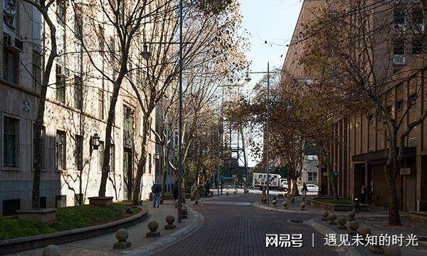 南非是非洲的第二大经济体,国民拥有较高的生活水平,经济相比其他非洲国家相对稳定。南非财经、法律、通讯、能源、交通业较为发达,拥有完备的硬件基础设施和股票交易市场,黄金、钻石生产量均占世界首位。深井采矿等技术居于世界领先地位。是非洲最发达的国家,并保持显著的地区影响力。 摄影师用镜头真实记录了这个现代化城市的面貌,让我们很难相信这里就是我们印象中的非洲世界。让我们通过摄影师的视角感受下黑人世界的现代化气息! 约翰内斯堡,南非最大城市,经济、文化、娱乐中心。当地黑人们称之为“约堡”、“约瑟”或“艾谷利”,是一个以红橙色为主调的城市,大部分为砖砌的建筑物。 当初白人创建的辉煌如今依然依稀可见,市中心的一个雪碧广告牌,因为南非接近90%都是黑人,所以采用黑人当广告模特。 约翰内斯堡的道路情况很不错,车辆都很守交规。南非人口的90%是黑人,有非常多的读者会把他们当作没受过教育的蛮人。但是,你必须看到在现实生活中他们的驾车行为要比许许多多所谓文明开发国家的人,包括俄罗斯人,要守规矩的多。 漂亮的一个街区,道路两边植满了树木。 街上的汽车也很不错,这是一辆宝马。 约翰内斯堡的街头充满了生活气息。 到处可见的餐桌,咖啡馆和商店,非常安逸漂亮。 学生们走在街上,都穿着校服。 这是一个富人居住的社区,到处都是高墙、栅栏以及警卫。 文章来自:网易