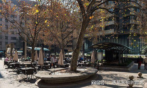 南非是非洲的第二大经济体,国民拥有较高的生活水平,经济相比其他非洲国家相对稳定。南非财经、法律、通讯、能源、交通业较为发达,拥有完备的硬件基础设施和股票交易市场,黄金、钻石生产量均占世界首位。深井采矿等技术居于世界领先地位。是非洲最发达的国家,并保持显著的地区影响力。 摄影师用镜头真实记录了这个现代化城市的面貌,让我们很难相信这里就是我们印象中的非洲世界。让我们通过摄影师的视角感受下黑人世界的现代化气息! 约翰内斯堡,南非最大城市,经济、文化、娱乐中心。当地黑人们称之为“约堡”、“约瑟”或“艾谷利”,是一个以红橙色为主调的城市,大部分为砖砌的建筑物。 当初白人创建的辉煌如今依然依稀可见,市中心的一个雪碧广告牌,因为南非接近90%都是黑人,所以采用黑人当广告模特。 约翰内斯堡的道路情况很不错,车辆都很守交规。南非人口的90%是黑人,有非常多的读者会把他们当作没受过教育的蛮人。但是,你必须看到在现实生活中他们的驾车行为要比许许多多所谓文明开发国家的人,包括俄罗斯人,要守规矩的多。 漂亮的一个街区,道路两边植满了树木。 街上的汽车也很不错,这是一辆宝马。 约翰内斯堡的街头充满了生活气息。 到处可见的餐桌,咖啡馆和商店,非常安逸漂亮。 学生们走在街上,都穿着校服。 这是一个富人居住的社区,到处都是高墙、栅栏以及警卫。 文章来自:网易