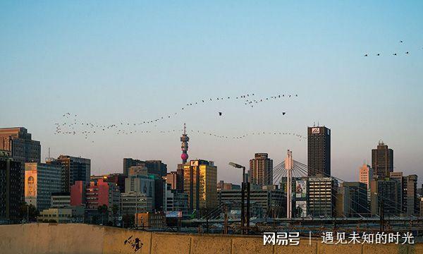 南非是非洲的第二大经济体,国民拥有较高的生活水平,经济相比其他非洲国家相对稳定。南非财经、法律、通讯、能源、交通业较为发达,拥有完备的硬件基础设施和股票交易市场,黄金、钻石生产量均占世界首位。深井采矿等技术居于世界领先地位。是非洲最发达的国家,并保持显著的地区影响力。 摄影师用镜头真实记录了这个现代化城市的面貌,让我们很难相信这里就是我们印象中的非洲世界。让我们通过摄影师的视角感受下黑人世界的现代化气息! 约翰内斯堡,南非最大城市,经济、文化、娱乐中心。当地黑人们称之为“约堡”、“约瑟”或“艾谷利”,是一个以红橙色为主调的城市,大部分为砖砌的建筑物。 当初白人创建的辉煌如今依然依稀可见,市中心的一个雪碧广告牌,因为南非接近90%都是黑人,所以采用黑人当广告模特。 约翰内斯堡的道路情况很不错,车辆都很守交规。南非人口的90%是黑人,有非常多的读者会把他们当作没受过教育的蛮人。但是,你必须看到在现实生活中他们的驾车行为要比许许多多所谓文明开发国家的人,包括俄罗斯人,要守规矩的多。 漂亮的一个街区,道路两边植满了树木。 街上的汽车也很不错,这是一辆宝马。 约翰内斯堡的街头充满了生活气息。 到处可见的餐桌,咖啡馆和商店,非常安逸漂亮。 学生们走在街上,都穿着校服。 这是一个富人居住的社区,到处都是高墙、栅栏以及警卫。 文章来自:网易