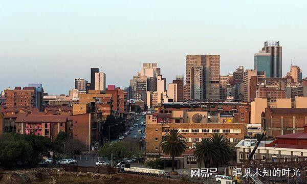 南非是非洲的第二大经济体,国民拥有较高的生活水平,经济相比其他非洲国家相对稳定。南非财经、法律、通讯、能源、交通业较为发达,拥有完备的硬件基础设施和股票交易市场,黄金、钻石生产量均占世界首位。深井采矿等技术居于世界领先地位。是非洲最发达的国家,并保持显著的地区影响力。 摄影师用镜头真实记录了这个现代化城市的面貌,让我们很难相信这里就是我们印象中的非洲世界。让我们通过摄影师的视角感受下黑人世界的现代化气息! 约翰内斯堡,南非最大城市,经济、文化、娱乐中心。当地黑人们称之为“约堡”、“约瑟”或“艾谷利”,是一个以红橙色为主调的城市,大部分为砖砌的建筑物。 当初白人创建的辉煌如今依然依稀可见,市中心的一个雪碧广告牌,因为南非接近90%都是黑人,所以采用黑人当广告模特。 约翰内斯堡的道路情况很不错,车辆都很守交规。南非人口的90%是黑人,有非常多的读者会把他们当作没受过教育的蛮人。但是,你必须看到在现实生活中他们的驾车行为要比许许多多所谓文明开发国家的人,包括俄罗斯人,要守规矩的多。 漂亮的一个街区,道路两边植满了树木。 街上的汽车也很不错,这是一辆宝马。 约翰内斯堡的街头充满了生活气息。 到处可见的餐桌,咖啡馆和商店,非常安逸漂亮。 学生们走在街上,都穿着校服。 这是一个富人居住的社区,到处都是高墙、栅栏以及警卫。 文章来自:网易