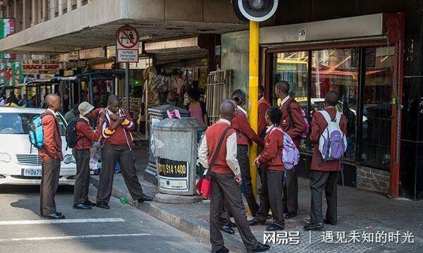 南非是非洲的第二大经济体,国民拥有较高的生活水平,经济相比其他非洲国家相对稳定。南非财经、法律、通讯、能源、交通业较为发达,拥有完备的硬件基础设施和股票交易市场,黄金、钻石生产量均占世界首位。深井采矿等技术居于世界领先地位。是非洲最发达的国家,并保持显著的地区影响力。 摄影师用镜头真实记录了这个现代化城市的面貌,让我们很难相信这里就是我们印象中的非洲世界。让我们通过摄影师的视角感受下黑人世界的现代化气息! 约翰内斯堡,南非最大城市,经济、文化、娱乐中心。当地黑人们称之为“约堡”、“约瑟”或“艾谷利”,是一个以红橙色为主调的城市,大部分为砖砌的建筑物。 当初白人创建的辉煌如今依然依稀可见,市中心的一个雪碧广告牌,因为南非接近90%都是黑人,所以采用黑人当广告模特。 约翰内斯堡的道路情况很不错,车辆都很守交规。南非人口的90%是黑人,有非常多的读者会把他们当作没受过教育的蛮人。但是,你必须看到在现实生活中他们的驾车行为要比许许多多所谓文明开发国家的人,包括俄罗斯人,要守规矩的多。 漂亮的一个街区,道路两边植满了树木。 街上的汽车也很不错,这是一辆宝马。 约翰内斯堡的街头充满了生活气息。 到处可见的餐桌,咖啡馆和商店,非常安逸漂亮。 学生们走在街上,都穿着校服。 这是一个富人居住的社区,到处都是高墙、栅栏以及警卫。 文章来自:网易