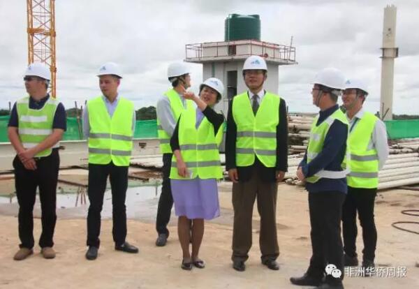 　　江西国际赞比亚公司代表向杨优明大使和夫人耿海凌介绍机场规划  　　2月16日，中国驻赞比亚大使杨优明和夫人耿海凌来到江西国际赞比亚有限公司驻地，对公司员工进行了慰问，并实地考察了该公司承建的肯尼思·卡翁达国际机场升级扩建项目。江西国际赞比亚有限公司副经理叶季、项目经理李世坚、项目副经理王亮等陪同考察。  　　    　　会议现场  　　江西国际赞比亚有限公司项目经理李世坚向杨优明大使一行汇报了肯尼思·卡翁达国际机场升级扩建项目的施工进度及现状。他表示，机场升级扩建项目的主要实体为现代化的国际航站楼、总统候机楼、室外停车场、高架桥、飞行区及其他配套设施。机场升级扩建项目自2015年正式启动，工程质量得到了业主的认可。  　　    　　杨优明大使致辞  　　中国驻赞比亚大使杨优明表示，肯尼思·卡翁达国际机场升级扩建项目是赞比亚的国家级工程，也是中赞合作的标志性项目，代表了中赞的密切关系。杨大使希望江西国际作为项目承建方要保质保量把项目建好，保证项目按时交付。他说，中国政府一直强调施工中的安全生产问题，希望在赞中资企业予以重视。  　　杨优明大使说，“工程做得好，百姓看得见，当地政府满意，这对企业长期发展有利，于公于私，企业都应交付有质量的工程。” 随后，杨大使一行对机场升级扩建项目进行了考察，并对项目的施工进度和工程质量给予了充分的肯定。  　　    　　杨优明大使夫妇考察项目  　　    　　杨优明大使与当地优秀员工亲切交流  　　据悉，江西国际经济技术公司于2013年1月成功中标了肯尼思·卡翁达国际机场的升级扩建项目，项目合同金额为3.6亿美元，由中国进出口银行提供优惠贷款。目前，机场扩建升级项目的总体设计进度达到了95%，总体施工进度达到了40%，主要实体建筑已经封顶。  　　    　　项目现场  　　    　　施工现场  　　此外，项目的实际施工进度超过预期进度，工程预计将于2018年年底竣工，在2019年第一季度接受验收，并交付业主使用。  　　    　　活动现场合影  　　文章来自：非洲华侨周报