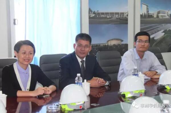 　　江西国际赞比亚公司代表向杨优明大使和夫人耿海凌介绍机场规划  　　2月16日，中国驻赞比亚大使杨优明和夫人耿海凌来到江西国际赞比亚有限公司驻地，对公司员工进行了慰问，并实地考察了该公司承建的肯尼思·卡翁达国际机场升级扩建项目。江西国际赞比亚有限公司副经理叶季、项目经理李世坚、项目副经理王亮等陪同考察。  　　    　　会议现场  　　江西国际赞比亚有限公司项目经理李世坚向杨优明大使一行汇报了肯尼思·卡翁达国际机场升级扩建项目的施工进度及现状。他表示，机场升级扩建项目的主要实体为现代化的国际航站楼、总统候机楼、室外停车场、高架桥、飞行区及其他配套设施。机场升级扩建项目自2015年正式启动，工程质量得到了业主的认可。  　　    　　杨优明大使致辞  　　中国驻赞比亚大使杨优明表示，肯尼思·卡翁达国际机场升级扩建项目是赞比亚的国家级工程，也是中赞合作的标志性项目，代表了中赞的密切关系。杨大使希望江西国际作为项目承建方要保质保量把项目建好，保证项目按时交付。他说，中国政府一直强调施工中的安全生产问题，希望在赞中资企业予以重视。  　　杨优明大使说，“工程做得好，百姓看得见，当地政府满意，这对企业长期发展有利，于公于私，企业都应交付有质量的工程。” 随后，杨大使一行对机场升级扩建项目进行了考察，并对项目的施工进度和工程质量给予了充分的肯定。  　　    　　杨优明大使夫妇考察项目  　　    　　杨优明大使与当地优秀员工亲切交流  　　据悉，江西国际经济技术公司于2013年1月成功中标了肯尼思·卡翁达国际机场的升级扩建项目，项目合同金额为3.6亿美元，由中国进出口银行提供优惠贷款。目前，机场扩建升级项目的总体设计进度达到了95%，总体施工进度达到了40%，主要实体建筑已经封顶。  　　    　　项目现场  　　    　　施工现场  　　此外，项目的实际施工进度超过预期进度，工程预计将于2018年年底竣工，在2019年第一季度接受验收，并交付业主使用。  　　    　　活动现场合影  　　文章来自：非洲华侨周报