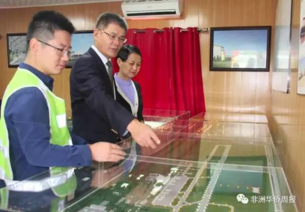 　　江西国际赞比亚公司代表向杨优明大使和夫人耿海凌介绍机场规划  　　2月16日，中国驻赞比亚大使杨优明和夫人耿海凌来到江西国际赞比亚有限公司驻地，对公司员工进行了慰问，并实地考察了该公司承建的肯尼思·卡翁达国际机场升级扩建项目。江西国际赞比亚有限公司副经理叶季、项目经理李世坚、项目副经理王亮等陪同考察。  　　    　　会议现场  　　江西国际赞比亚有限公司项目经理李世坚向杨优明大使一行汇报了肯尼思·卡翁达国际机场升级扩建项目的施工进度及现状。他表示，机场升级扩建项目的主要实体为现代化的国际航站楼、总统候机楼、室外停车场、高架桥、飞行区及其他配套设施。机场升级扩建项目自2015年正式启动，工程质量得到了业主的认可。  　　    　　杨优明大使致辞  　　中国驻赞比亚大使杨优明表示，肯尼思·卡翁达国际机场升级扩建项目是赞比亚的国家级工程，也是中赞合作的标志性项目，代表了中赞的密切关系。杨大使希望江西国际作为项目承建方要保质保量把项目建好，保证项目按时交付。他说，中国政府一直强调施工中的安全生产问题，希望在赞中资企业予以重视。  　　杨优明大使说，“工程做得好，百姓看得见，当地政府满意，这对企业长期发展有利，于公于私，企业都应交付有质量的工程。” 随后，杨大使一行对机场升级扩建项目进行了考察，并对项目的施工进度和工程质量给予了充分的肯定。  　　    　　杨优明大使夫妇考察项目  　　    　　杨优明大使与当地优秀员工亲切交流  　　据悉，江西国际经济技术公司于2013年1月成功中标了肯尼思·卡翁达国际机场的升级扩建项目，项目合同金额为3.6亿美元，由中国进出口银行提供优惠贷款。目前，机场扩建升级项目的总体设计进度达到了95%，总体施工进度达到了40%，主要实体建筑已经封顶。  　　    　　项目现场  　　    　　施工现场  　　此外，项目的实际施工进度超过预期进度，工程预计将于2018年年底竣工，在2019年第一季度接受验收，并交付业主使用。  　　    　　活动现场合影  　　文章来自：非洲华侨周报