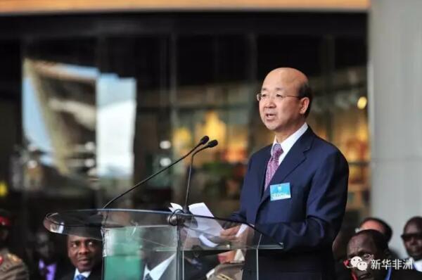 　　由中国企业承建的东非最大城市综合体——双河商城17日在肯尼亚首都内罗毕正式开业，肯尼亚总统肯雅塔出席了开业典礼。  　　    　　2月17日，嘉宾出席开业庆典。新华社记者 李百顺摄  　　肯雅塔称赞说，这座内罗毕的新地标将为肯尼亚消费者提供高层次的消费体验，并为肯尼亚人民提供数千个就业岗位。  　　    　　2月17日，在肯尼亚首都内罗毕，肯尼亚总统肯雅塔(前排中)为双河商城正式开业剪彩。新华社记者 孙瑞博摄  　　双河商城总建筑面积为18.2万平方米，由零售商场、现代办公楼、公共娱乐以及配套的综合性设施构成，主要包括两层地下室、两层零售商场、两座九层办公大楼和娱乐休闲公园等。  　　   2月17日，在肯尼亚首都内罗毕，人们来到刚开业的双河商城购物。新华社记者 孙瑞博摄  　　“没想到在肯尼亚也会有如此现代的购物中心，我以为自己又去南非出差了，”肯尼亚商人万布瓦惊讶地对记者说。  　　   这是2月17日在肯尼亚首都内罗毕拍摄的双河商城外观局部。新华社记者 孙瑞博摄  　　据了解，中国航空技术国际工程有限公司作为工程建设承包商，克服了时间短、任务重的困难，仅用了两年半时间即完成商场项目建设任务。  　　    　　2月17日，顾客在双河商城内购物。新华社记者 李百顺摄  　　此外，双河项目还是中国企业以投资拉动国际工程、海外地产业务共同发展的综合性项目。中航国际工程公司和江西省水利水电建设公司均为该项目投资商，共同占股约40%。  　　    　　2月17日，中国驻肯尼亚大使刘显法在开业庆典上讲话。新华社记者 李百顺摄  　　中国驻肯尼亚大使刘显法表示，双河商城的成功开张，是中肯两国企业携手合作、互利共赢的结果，也开启了两国民间交流的新篇章，同时将对未来更多的中国企业进入肯尼亚市场起到典范作用。  　　   2月17日，在肯尼亚首都内罗毕的双河商城，一名顾客自拍。  　　文章来自：新华非洲