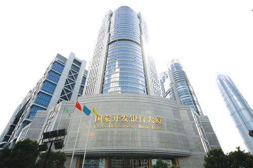　　中国国家开发银行(简称国开行)行长郑之杰16日在科特迪瓦经济首都阿比让表示，国开行在科特迪瓦发展业务，将更好地促进中国和科特迪瓦双边经贸往来，并助力科特迪瓦经济发展。  　　郑之杰当天与科总理阿马杜·戈恩·库利巴利会谈后作出上述表态。郑之杰说，科特迪瓦是国开行在非洲的重点合作国，在科政府大力支持下，国开行在科业务取得良好发展。他说，两国在经贸领域的合作有很大潜力，国开行通过支持中资企业在科投资，既可以传达中国人民对科特迪瓦人民的友好情谊，也可以促进科经济发展。  　　阿马杜·戈恩·库利巴利肯定了国开行在科开展业务取得的成绩，并表示希望未来在能源、公路等基础设施建设和农业等领域继续加强同国开行的合作。  　　近年来，中科双边经贸合作取得成果。苏布雷水电站、阿比让港改扩建、阿比让供水二期等大项目进展喜人，两国在可可和腰果加工、农业工业化等领域合作潜力巨大，中国对科投资有力地拉动了科特迪瓦经济发展。  　　当天早些时候，郑之杰还与非洲开发银行行长阿德西纳举行了会谈。双方希望加强合作并发挥各自优势，为提高中非合作水平做出更大贡献。  　　文章来自：新华社