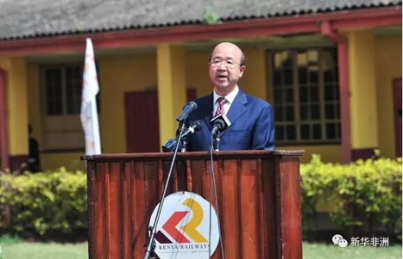 　　22日，由中国企业资助的第二批肯尼亚赴华留学生欢送仪式在位于肯首都内罗毕的铁路培训学院举行，35名学生将于本月底启程前往中国，开始为期4至5年的留学生活。  　　肯尼亚交通与基础设施部长詹姆斯·马查里亚、副部长伊伦古·恩亚柯拉、中国驻肯尼亚大使刘显法、经济商务参赞郭策出席欢送仪式。  　　    　　2月22日，在肯尼亚首都内罗毕的铁路培训学院，肯尼亚交通与基础设施部长詹姆斯·马查里亚在欢送仪式上讲话。新华社记者 李百顺摄  　　马查里亚在仪式上感谢中国政府一如既往地为肯尼亚的人才培养提供支持。“蒙内铁路(蒙巴萨—内罗毕标轨铁路)项目启动伊始，肯尼亚在铁路建设、运营和维护方面的人才非常匮乏。这些学生学成归国之后，将承担起肯尼亚乃至东非铁路网未来发展的重任。”  　　    　　2月22日，在肯尼亚首都内罗毕的铁路培训学院，中国驻肯尼亚大使刘显法在欢送仪式上讲话。新华社记者 李百顺摄  　　刘显法表示，此次留学生资助活动的开展，不仅将深化中肯两国的教育合作，而且对肯尼亚经济社会发展和非洲“三网一化”建设意义重大，体现了中肯深厚友谊。  　　据了解，该项教育资助活动由肯尼亚政府和中国交通建设股份有限公司共同发起。去年3月，肯雅塔总统肯雅塔在总统府举行仪式，欢送首批25名高中毕业生赴华深造。在成功选拔第一批留学生的基础上，去年10月，中国交建启动了第二批留学生筛选工作，经过严格的笔试、面试筛选，又有35名优秀高中生脱颖而出。  　　   2月22日，在肯尼亚首都内罗毕的铁路培训学院，第二批肯尼亚赴华留学生代表在欢送仪式上签署奖学金协议。新华社记者 李百顺摄  　　中国交建将分三批资助总共100名肯尼亚学生在北京交通大学进行为期4年(全英文授课)或5年(中文授课)的铁路相关专业本科教育。学生在华期间的学费、住宿费等相关费用都由中国交建承担。  　　    　　2月22日，在肯尼亚首都内罗毕的铁路培训学院，第一批赴华的学生代表埃奎伊在欢送仪式上发言。新华社记者 李百顺摄  　　埃奎伊作为第一批赴华的学生代表发言说，在中国近一年的学习收获良多，在掌握理论知识的基础上获得了很多的实战经验，而中国老师谆谆善诱、勤恳负责、善解人意也令人印象深刻。埃奎伊劝诫新一批赴华学生珍惜在中国的日子，专注于学业，不要虚度光阴，学成归国后为肯尼亚的铁路事业做出贡献。  　　由中国交建下属中国路桥工程有限责任公司承建的蒙内铁路是肯尼亚半个世纪来最大的基建工程，也是肯尼亚“2030年愿景”的旗舰项目。目前，蒙内铁路项目按计划稳步推进，全线铺架顺利贯通，静态验收全面完成，动态验收已经开启，计划将于今年六月开展试运营。  　　    　　2月22日，在肯尼亚首都内罗毕的铁路培训学院，中国路桥肯尼亚办事处总经理李强在欢送仪式上发言。新华社记者 李百顺摄  　　最新数据显示，蒙内铁路为肯尼亚人民提供了累计超过38000个工作岗位，当地雇员占总员工比例约90%。“授人以鱼不如授人以渔，这个项目体现的正是这样一种精神。我们不仅要建设一条百年铁路，更要做好当地雇员的培训和技术转移，这也是对肯尼亚政府和肯尼亚人民的承诺，”中国路桥肯尼亚办事处总经理李强说。  　　   2月22日，在肯尼亚首都内罗毕的铁路培训学院，第二批肯尼亚赴华留学生代表和家长参加欢送仪式。  　　文章来自：新华非洲
