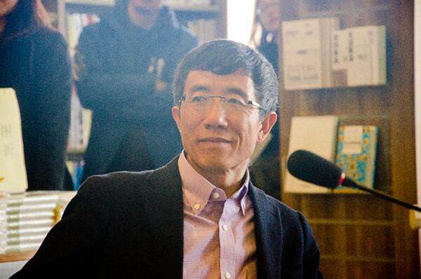 　　近年来，伴随着中国在海外的影响力扩张，对外援助也进入了一个新的阶段，与此同时，“新殖民主义”、“打肿脸充胖子”的论调不绝于耳。中国农业大学人文与发展学院教授李小云近年来一直从事中国对非洲援助的实地研究，并于今年年初再次前往非洲开展田野调查，此次归来，带回了丰厚的研究成果。2017年2月25日，《文化纵横》杂志社联合南都观察邀请李小云教授做客三联韬奋书店五道口分店，与听众探讨中国对外援助的历史经验与微观实践。  　　殖民主义知识体系的崩溃与中国经验的勃兴  　　中国曾有强大的历史传统和文化自信，但进入近现代以后，在西方物质文明和与之配套的知识体系面前，始终处于一种“不自如”的状态，从清末洋务运动到新中国改革开放，主导中国社会的思潮一直是向西方学习，不仅学习其坚船利炮，还学习其知识体系。李小云认为，这种宏观上的学习姿态也作用于对外援助领域，但近十年以来，中国逐渐改变了纯粹的学习者身份，开始尝试去“把握”世界，这种尝试不仅是政府政策的转变，也是一个古老文明在社会文化层面上的延续。  　　近年来这一深刻的转变，实际上早已酝酿于新中国对外援助的历史，李小云将中国对外援助的历史分为三个阶段：  　　第一阶段是1950年至1978年间革命与建设经验的转移。中国对外援助的发轫，其背景是20世纪三十年代开始西方殖民主义的破产。李小云认为，我们今天谈到殖民主义的历史，往往将其作为一个负面的概念，因为殖民主义已经经过了长时间的批判。但实际上回到历史现场，殖民主义曾是西方统治世界合法性的来源，是一整套法律建制。西方统治世界的第一条就是要有知识、理论和世界观，要有一套能够说服自己的说辞，所以导致殖民主义破产的，并不仅是殖民地人民的反抗，而是资本主义内部知识体系的崩溃。中国革命的成功恰恰是西方殖民主义理论体系开始破产后的一个世界性成就，而这一成就孕育了取代殖民主义知识体系的潜能。所以新中国成立以后，第一件大事就是抗美援朝，而后在军事、物资和经济建设领域援助朝鲜、蒙古、越南，将中国革命后的建设经验直接转移过去。第二步是在万隆会议后，将革命与建设经验传到非洲。在革命方面，支持整个非洲的独立运动，比如设在坦桑尼亚的阿鲁沙和赞比亚的穆萨卡的两个军事基地里，中国曾帮助对穆加贝、莫桑比克等国家独立运动的领导人进行军事培训。在建设方面，五十年代末到七十年代末这段时期，中国国内推行农业合作化和规模化，所以在六十到七十年代期间，农业合作化和国营农场成为中国援非农业的主要形式。  　　第二阶段是1978年到2000年间改革与开放经验的转移。在思路方法上承续了革命与建设时期，也就是将中国正在发生的改革经验直接转移，如1985年，中国选派农业专家帮助改造早先在布基纳法索援建的三个水稻垦区，参照中国国内家庭联产承包责任制的做法进行生产制度改革。  　　第三阶段是2000年至今，中国将自身的经济增长方式传向世界，这种方式的核心是基础设施建设，其标志性表述是“要致富，先修路”。所以中国人在全世界修路，如埃塞俄比亚的亚历西亚机场，就是中国修路工人的专用机场，埃塞俄比亚到吉布提的铁路，连服务员端茶倒水的姿势，都是中国铁路局直接过去培训的。在农业领域，以援非农业技术示范中心和技术培训为主导的“科技兴农”成为援非农业的主要形式，  　　纵观整个中国对外援助的历史，是中国自身变化的一个翻版，李小云教授称之为“社会文化的复制”，当然这种复制是否能在当地生根发芽，内化为其文化的一部分是另一个值得考察的问题，但中国几十年来反复进行类似的实践，却真实地影响了非洲社会乃至世界关系。  　　    　　中国对外援助逻辑：“礼尚往来”与“互利互惠”  　　李小云认为，西方对外援助的社会文化逻辑，带有强烈的基督教拯救意识形态。基督教认为世人都是上帝的臣民，欠发达国家和地区人民受罪，所以西方人要对其进行拯救。但是，国家之间的关系，一旦出现“拯救”的意识，就一定会出现权利的不对等。所以西方对外援助是以改造欠发达地区为目的的，带有附加条件，如改革政治和社会制度、打击腐败、改善人权状况，试图将西方自身的一整套价值观念移植到非洲社会。另一方面，西方为了确保自身利益和援助回报，往往信奉现实主义政治理论，在援助的过程中依托国家实力，主导受援国政治议程，从而获得利益回报。  　　而中国则信奉“礼尚往来”的文化逻辑，以一种“送礼”的平等姿态进行的，并不以改造受援国政治和社会体制为目的，往往是以受援国需求为导向的，由受援国主动提出需求，中国在力所能及的范围内进行帮助。但“送礼”并不意味着当“冤大头”，在社会文化逻辑之外，对外援助还有另一套政治经济逻辑，即“互利互惠”的利益交换，这种利益交换并非要求即时的回报，也不附加条件，而是寻求“礼在今天，利在明天”的双赢与效益最大化。而历史经验表明，中国的“以礼相待”建立了长期的友好关系，提升了中国国家形象与国际地位，在国际政治的关键时刻，受援国往往非常自然地站在中国的一边，如联合国大会历次对中国人权问题的投票。  　　既无拯救非洲的道德冲动，也没有控制非洲的现实野心，“礼尚往来”和“互利互惠”加起来，就是中国对外援助的逻辑，这与中国人的日常生活经验密切相关，而西方由于没有相应的文化基础，也许会认为这种援助的方向过于模糊，甚至“混乱”。  　　    　　“边界模糊”的援非农业技术示范中心  　　在探讨中国对外援助的历史经验和内在逻辑后，李小云以中国援非农业技术示范中心为例展现中国对外援助的微观实践。2006年中非合作论坛北京峰会，中国承诺了八项援非工作举措，其中之一就是建设十四个援非农业技术示范中心。援非农业技术示范中心集中体现了中国对非援助的核心理念，是以技术发展引领变革，而非改造政治和社会制度，帮助非洲国家实现现代化。  　　而援非农业技术示范中心秉承了中国对外援助逻辑的“模糊”特性，由中国商务部、受援国政府相关部门和中国国内公司三方主体共同介入管理结构，它既不是纯粹的公司，代表了中国国家意志，也不是纯粹的援助机构，自负盈亏，甚至对外出售农产品，它既是援助者又是受助者，既是公共服务部门又是公司企业，是一个集援助、农业技术培训、农业生产示范和农产品销售于一身的“模糊”机构。  　　中国政府要建设国家形象，受援国政府要求技术输出和培训，承建公司要追求商业利益，这三个使命看上去是完全冲突、不可协调的，这种“模糊”特性和多方主体使得示范中心常常面临“选择”的困境。但在实践中，三方谨慎地进行协调和博弈，维护各自的核心利益，保证了示范中心无法偏离任何一方的利益诉求，在李小云的调研中，示范中心目前所展开的所有行动几乎都是围绕三方主体的目标进行的。  　　示范中心在明暗虚实之间淋漓尽致地展现了中国“和为贵”的哲学，任何一方都不能达到绝对的主导地位，成为一个利益的均衡体，而这不仅是一个管理体制的创新，还基于中国特有的文化实践。援非农业技术示范中心与目前国际通行的功能明确、边界清晰的援助机构形成鲜明的对比，被李小云视作“新发展主义的特征”。  　　对外援助的“次生性知识”与平行经验转移  　　而西方政府的对外援助，则是由技术官僚主导的边界清晰的机构，一个机构常常承担单一的任务。技术官僚就是掌握专业知识和实务经验的专家，为政府决策提供咨询、评估，承担具体的操作落实，也为政府行为提供合法性论证。  　　在这一体制中，专家是相对独立于政府的，表面上是去政治化和高度个人化的。他们具有能动性，也必然有着自身的利益诉求和价值标准，他们通过“翻译”政府政策，影响援助资金走向与受益者选择，从而获得相当大的裁量权。而中国的援非专家虽然具有多重身份，但总体上仍是政治化的，承担国家使命，在行前培训中都会强调“国家的代言人”的理念。国家代表的政治身份规制了专家的个人行为。  　　李小云认为，在援助过程中，西方专家掌握了对外援助的议程和方向，他们不断论证和“翻译”政府政策，以西方中产阶级自身的价值标准，在援助中要求非洲欠发达地区加入性别、儿童、环保等西方关注的议题。而他们利用的常常是“次生性知识”，所谓次生性知识就是那些既不存在于西方，也不存在于非洲，而是在西方想象非洲，然后人为建构出来的一套知识体系。李小云举例说，在新中国发展前期，即他本人的童年时代，儿童适当参加生产劳动是普遍现象，而现在西方跨越了那一发展阶段，以西方中产阶级的生活标准和价值观念，发展出一套儿童权利保护的理论，在援助过程中附加条件规定受援国儿童不能参加生产劳动，实际上是脱离当地实际情况的，可能导致援助进程的偏离，甚至中断。  　　中国对外援助的特征是不通过系统的知识构建对受援国进行干预，而是中国现代化建设平行经验的转移，所谓平行经验转移，就是将中国在前一个发展阶段经过试验和检验的经验移植到非洲，然后重新进行试验和推广，与受援国的地方性体系进行适应，而中国和受援国都能根据自身政治、经济等利益诉求，在互动中共同探索中国发展经验的再生产和地方化。  　　李小云总结道，从长远上看中国对外援助获得相当的回报，在国际政治的许多关键时刻，受援国都对中国提供了有力的支持，“冤大头”、“打肿脸充胖子”的非议并站不住脚。其次，中国对外援助有别于西方系统性的制度变革要求，一切围绕“技术”展开，不干预受援国的政治和社会制度。而从援助方式上而言，中国对外援助并不依赖于系统建构的“次生性知识”，而将精力集中于中国现代化建设经验与当地现实情况的适应。  　　最后在问答环节，李小云谈道，如果美国总统特朗普按照目前表现出来的政策走向执政，可能颠覆美国在二战后奉行的全球主义政策，进而影响美国的对外援助政策，留出一片空白，这对中国而言是一个机遇。但目前中国“自利型”的对外援助仍然是有局限的，中国必须建立起一套新的被全球普遍接受的伦理价值，处理“我们能给世界提供什么?”这一核心问题，李小云认为这一问题的回答是“全球公共产品”，这是中国对外援助真正能支持中国崛起和担当新的全球领袖的关键，也是中国知识界和青年人下一步的努力方向。  　　文章来自：澎湃新闻