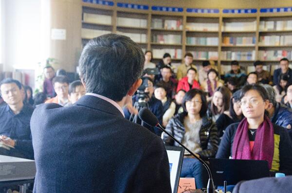 　　近年来，伴随着中国在海外的影响力扩张，对外援助也进入了一个新的阶段，与此同时，“新殖民主义”、“打肿脸充胖子”的论调不绝于耳。中国农业大学人文与发展学院教授李小云近年来一直从事中国对非洲援助的实地研究，并于今年年初再次前往非洲开展田野调查，此次归来，带回了丰厚的研究成果。2017年2月25日，《文化纵横》杂志社联合南都观察邀请李小云教授做客三联韬奋书店五道口分店，与听众探讨中国对外援助的历史经验与微观实践。  　　殖民主义知识体系的崩溃与中国经验的勃兴  　　中国曾有强大的历史传统和文化自信，但进入近现代以后，在西方物质文明和与之配套的知识体系面前，始终处于一种“不自如”的状态，从清末洋务运动到新中国改革开放，主导中国社会的思潮一直是向西方学习，不仅学习其坚船利炮，还学习其知识体系。李小云认为，这种宏观上的学习姿态也作用于对外援助领域，但近十年以来，中国逐渐改变了纯粹的学习者身份，开始尝试去“把握”世界，这种尝试不仅是政府政策的转变，也是一个古老文明在社会文化层面上的延续。  　　近年来这一深刻的转变，实际上早已酝酿于新中国对外援助的历史，李小云将中国对外援助的历史分为三个阶段：  　　第一阶段是1950年至1978年间革命与建设经验的转移。中国对外援助的发轫，其背景是20世纪三十年代开始西方殖民主义的破产。李小云认为，我们今天谈到殖民主义的历史，往往将其作为一个负面的概念，因为殖民主义已经经过了长时间的批判。但实际上回到历史现场，殖民主义曾是西方统治世界合法性的来源，是一整套法律建制。西方统治世界的第一条就是要有知识、理论和世界观，要有一套能够说服自己的说辞，所以导致殖民主义破产的，并不仅是殖民地人民的反抗，而是资本主义内部知识体系的崩溃。中国革命的成功恰恰是西方殖民主义理论体系开始破产后的一个世界性成就，而这一成就孕育了取代殖民主义知识体系的潜能。所以新中国成立以后，第一件大事就是抗美援朝，而后在军事、物资和经济建设领域援助朝鲜、蒙古、越南，将中国革命后的建设经验直接转移过去。第二步是在万隆会议后，将革命与建设经验传到非洲。在革命方面，支持整个非洲的独立运动，比如设在坦桑尼亚的阿鲁沙和赞比亚的穆萨卡的两个军事基地里，中国曾帮助对穆加贝、莫桑比克等国家独立运动的领导人进行军事培训。在建设方面，五十年代末到七十年代末这段时期，中国国内推行农业合作化和规模化，所以在六十到七十年代期间，农业合作化和国营农场成为中国援非农业的主要形式。  　　第二阶段是1978年到2000年间改革与开放经验的转移。在思路方法上承续了革命与建设时期，也就是将中国正在发生的改革经验直接转移，如1985年，中国选派农业专家帮助改造早先在布基纳法索援建的三个水稻垦区，参照中国国内家庭联产承包责任制的做法进行生产制度改革。  　　第三阶段是2000年至今，中国将自身的经济增长方式传向世界，这种方式的核心是基础设施建设，其标志性表述是“要致富，先修路”。所以中国人在全世界修路，如埃塞俄比亚的亚历西亚机场，就是中国修路工人的专用机场，埃塞俄比亚到吉布提的铁路，连服务员端茶倒水的姿势，都是中国铁路局直接过去培训的。在农业领域，以援非农业技术示范中心和技术培训为主导的“科技兴农”成为援非农业的主要形式，  　　纵观整个中国对外援助的历史，是中国自身变化的一个翻版，李小云教授称之为“社会文化的复制”，当然这种复制是否能在当地生根发芽，内化为其文化的一部分是另一个值得考察的问题，但中国几十年来反复进行类似的实践，却真实地影响了非洲社会乃至世界关系。  　　    　　中国对外援助逻辑：“礼尚往来”与“互利互惠”  　　李小云认为，西方对外援助的社会文化逻辑，带有强烈的基督教拯救意识形态。基督教认为世人都是上帝的臣民，欠发达国家和地区人民受罪，所以西方人要对其进行拯救。但是，国家之间的关系，一旦出现“拯救”的意识，就一定会出现权利的不对等。所以西方对外援助是以改造欠发达地区为目的的，带有附加条件，如改革政治和社会制度、打击腐败、改善人权状况，试图将西方自身的一整套价值观念移植到非洲社会。另一方面，西方为了确保自身利益和援助回报，往往信奉现实主义政治理论，在援助的过程中依托国家实力，主导受援国政治议程，从而获得利益回报。  　　而中国则信奉“礼尚往来”的文化逻辑，以一种“送礼”的平等姿态进行的，并不以改造受援国政治和社会体制为目的，往往是以受援国需求为导向的，由受援国主动提出需求，中国在力所能及的范围内进行帮助。但“送礼”并不意味着当“冤大头”，在社会文化逻辑之外，对外援助还有另一套政治经济逻辑，即“互利互惠”的利益交换，这种利益交换并非要求即时的回报，也不附加条件，而是寻求“礼在今天，利在明天”的双赢与效益最大化。而历史经验表明，中国的“以礼相待”建立了长期的友好关系，提升了中国国家形象与国际地位，在国际政治的关键时刻，受援国往往非常自然地站在中国的一边，如联合国大会历次对中国人权问题的投票。  　　既无拯救非洲的道德冲动，也没有控制非洲的现实野心，“礼尚往来”和“互利互惠”加起来，就是中国对外援助的逻辑，这与中国人的日常生活经验密切相关，而西方由于没有相应的文化基础，也许会认为这种援助的方向过于模糊，甚至“混乱”。  　　    　　“边界模糊”的援非农业技术示范中心  　　在探讨中国对外援助的历史经验和内在逻辑后，李小云以中国援非农业技术示范中心为例展现中国对外援助的微观实践。2006年中非合作论坛北京峰会，中国承诺了八项援非工作举措，其中之一就是建设十四个援非农业技术示范中心。援非农业技术示范中心集中体现了中国对非援助的核心理念，是以技术发展引领变革，而非改造政治和社会制度，帮助非洲国家实现现代化。  　　而援非农业技术示范中心秉承了中国对外援助逻辑的“模糊”特性，由中国商务部、受援国政府相关部门和中国国内公司三方主体共同介入管理结构，它既不是纯粹的公司，代表了中国国家意志，也不是纯粹的援助机构，自负盈亏，甚至对外出售农产品，它既是援助者又是受助者，既是公共服务部门又是公司企业，是一个集援助、农业技术培训、农业生产示范和农产品销售于一身的“模糊”机构。  　　中国政府要建设国家形象，受援国政府要求技术输出和培训，承建公司要追求商业利益，这三个使命看上去是完全冲突、不可协调的，这种“模糊”特性和多方主体使得示范中心常常面临“选择”的困境。但在实践中，三方谨慎地进行协调和博弈，维护各自的核心利益，保证了示范中心无法偏离任何一方的利益诉求，在李小云的调研中，示范中心目前所展开的所有行动几乎都是围绕三方主体的目标进行的。  　　示范中心在明暗虚实之间淋漓尽致地展现了中国“和为贵”的哲学，任何一方都不能达到绝对的主导地位，成为一个利益的均衡体，而这不仅是一个管理体制的创新，还基于中国特有的文化实践。援非农业技术示范中心与目前国际通行的功能明确、边界清晰的援助机构形成鲜明的对比，被李小云视作“新发展主义的特征”。  　　对外援助的“次生性知识”与平行经验转移  　　而西方政府的对外援助，则是由技术官僚主导的边界清晰的机构，一个机构常常承担单一的任务。技术官僚就是掌握专业知识和实务经验的专家，为政府决策提供咨询、评估，承担具体的操作落实，也为政府行为提供合法性论证。  　　在这一体制中，专家是相对独立于政府的，表面上是去政治化和高度个人化的。他们具有能动性，也必然有着自身的利益诉求和价值标准，他们通过“翻译”政府政策，影响援助资金走向与受益者选择，从而获得相当大的裁量权。而中国的援非专家虽然具有多重身份，但总体上仍是政治化的，承担国家使命，在行前培训中都会强调“国家的代言人”的理念。国家代表的政治身份规制了专家的个人行为。  　　李小云认为，在援助过程中，西方专家掌握了对外援助的议程和方向，他们不断论证和“翻译”政府政策，以西方中产阶级自身的价值标准，在援助中要求非洲欠发达地区加入性别、儿童、环保等西方关注的议题。而他们利用的常常是“次生性知识”，所谓次生性知识就是那些既不存在于西方，也不存在于非洲，而是在西方想象非洲，然后人为建构出来的一套知识体系。李小云举例说，在新中国发展前期，即他本人的童年时代，儿童适当参加生产劳动是普遍现象，而现在西方跨越了那一发展阶段，以西方中产阶级的生活标准和价值观念，发展出一套儿童权利保护的理论，在援助过程中附加条件规定受援国儿童不能参加生产劳动，实际上是脱离当地实际情况的，可能导致援助进程的偏离，甚至中断。  　　中国对外援助的特征是不通过系统的知识构建对受援国进行干预，而是中国现代化建设平行经验的转移，所谓平行经验转移，就是将中国在前一个发展阶段经过试验和检验的经验移植到非洲，然后重新进行试验和推广，与受援国的地方性体系进行适应，而中国和受援国都能根据自身政治、经济等利益诉求，在互动中共同探索中国发展经验的再生产和地方化。  　　李小云总结道，从长远上看中国对外援助获得相当的回报，在国际政治的许多关键时刻，受援国都对中国提供了有力的支持，“冤大头”、“打肿脸充胖子”的非议并站不住脚。其次，中国对外援助有别于西方系统性的制度变革要求，一切围绕“技术”展开，不干预受援国的政治和社会制度。而从援助方式上而言，中国对外援助并不依赖于系统建构的“次生性知识”，而将精力集中于中国现代化建设经验与当地现实情况的适应。  　　最后在问答环节，李小云谈道，如果美国总统特朗普按照目前表现出来的政策走向执政，可能颠覆美国在二战后奉行的全球主义政策，进而影响美国的对外援助政策，留出一片空白，这对中国而言是一个机遇。但目前中国“自利型”的对外援助仍然是有局限的，中国必须建立起一套新的被全球普遍接受的伦理价值，处理“我们能给世界提供什么?”这一核心问题，李小云认为这一问题的回答是“全球公共产品”，这是中国对外援助真正能支持中国崛起和担当新的全球领袖的关键，也是中国知识界和青年人下一步的努力方向。  　　文章来自：澎湃新闻