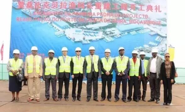 　　(图片源自网络)  　　中莫两国传统友好，民意基础牢固，发展战略高度契合，经济互补性极强，务实合作面临新的历史机遇  　　莫桑比克是我出使的第三个国家。莫桑比克曾是非洲粮仓、著名的腰果和茶叶之乡。它面向印度洋，背靠非洲腹地，成为5个非洲内陆国家通达大洋的重要出海口和区域性交通走廊，区位优势得天独厚。苏伊士运河开通前，莫桑比克海峡就是亚欧商船的必经之地和中非贸易的重要海上通道。莫桑比克是我国在非洲最重要的战略合作伙伴之一，也是我国开展产能、农业合作的重点国家。  　　事实上，中莫两国人民友好交往始于15世纪。相传郑和下西洋时，船队曾到达位于莫桑比克中部的第二大城市贝拉，留下丝绸、瓷器等。2001年，潜水员从莫桑比克岛附近海底打捞出1500件明代万历年间的青花瓷器，贝拉市至今仍聚居着众多华人后代。中国古代的海上丝绸之路把两国和两国人民联系到一起。  　　上世纪六七十年代，中莫两国在莫桑比克争取民族解放和国家独立的正义事业中并肩战斗，结下了深厚的战斗友谊。许多当年参加莫民族解放斗争并接受过中国教官培训的战士，至今仍会哼唱《东方红》和《三大纪律八项注意》等中国歌曲。  　　放眼当下，中非合作论坛约翰内斯堡峰会召开以来，习近平主席与莫桑比克总统纽西两次会晤，双边高层交往频率前所未有。2016年，两国建立了全面战略合作伙伴关系。我国成为莫桑比克最大投资来源国、主要贸易伙伴、基础设施项目最重要的融资方和建设方之一。为落实中非“十大合作计划”，双方提出产能合作、农业现代化、和平与安全三大重点合作领域。  　　在中非“十大合作计划”推动下， 中莫务实合作取得早期收获。使用我金融机构贷款在莫兴建的非洲跨度最大悬索桥、马普托环城路、国家6号公路、贝拉渔码头、全国数字电视转换项目等进展顺利，建成后将对当地经济发展发挥重要作用。两国政府提出产能合作重点项目清单，近百家中资企业在莫各类投资额累计已近60亿美元。在莫桑比克，中资公司投资2.5亿美元建设的五星级酒店、大型会展和商业中心已经开业。多家大型水泥厂项目竣工投产或即将落成。中非基金克服困难，继续推进我国在非洲最大规模的水稻种植项目恢复生产，中资公司投资实施的多个水稻、棉花种植和加工项目产生良好经济社会效益。多家中资企业投资开发房地产项目，缓解当地住房压力，改变城市面貌。目前中资企业正在全力推动多个电站、公路、铁路、港口、机场、钢铁厂、境外经贸合作区和农业产业园合作项目，并积极探索，努力创新多种投融资方式，确保双边务实合作可持续发展。  　　在中非“十大合作计划”框架下，我国在非洲建设的最大规模文化设施——中莫文化中心项目已经启动，对莫发展急需的各类人才培训规模不断扩大，奖学金名额大幅增加。我国选派的农业技术专家和医疗队授业育人，成效显著。孔子学院积极推广中华语言文化，当地学习汉语人数不断增加，汉语教学已进入莫桑比克大学学历教育体系。  　　中莫两国传统友好，民意基础牢固，发展战略高度契合，经济互补性极强，务实合作面临新的历史机遇。相信经过双方共同努力，中莫务实合作定能成为中非合作的典范。  　　文章来自：人民日报