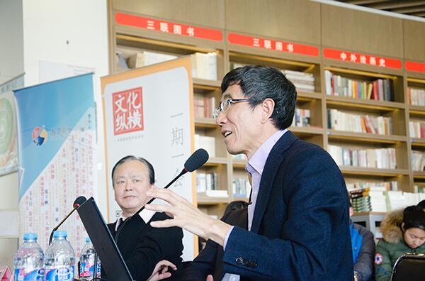 　　近年来，伴随着中国在海外的影响力扩张，对外援助也进入了一个新的阶段，与此同时，“新殖民主义”、“打肿脸充胖子”的论调不绝于耳。中国农业大学人文与发展学院教授李小云近年来一直从事中国对非洲援助的实地研究，并于今年年初再次前往非洲开展田野调查，此次归来，带回了丰厚的研究成果。2017年2月25日，《文化纵横》杂志社联合南都观察邀请李小云教授做客三联韬奋书店五道口分店，与听众探讨中国对外援助的历史经验与微观实践。  　　殖民主义知识体系的崩溃与中国经验的勃兴  　　中国曾有强大的历史传统和文化自信，但进入近现代以后，在西方物质文明和与之配套的知识体系面前，始终处于一种“不自如”的状态，从清末洋务运动到新中国改革开放，主导中国社会的思潮一直是向西方学习，不仅学习其坚船利炮，还学习其知识体系。李小云认为，这种宏观上的学习姿态也作用于对外援助领域，但近十年以来，中国逐渐改变了纯粹的学习者身份，开始尝试去“把握”世界，这种尝试不仅是政府政策的转变，也是一个古老文明在社会文化层面上的延续。  　　近年来这一深刻的转变，实际上早已酝酿于新中国对外援助的历史，李小云将中国对外援助的历史分为三个阶段：  　　第一阶段是1950年至1978年间革命与建设经验的转移。中国对外援助的发轫，其背景是20世纪三十年代开始西方殖民主义的破产。李小云认为，我们今天谈到殖民主义的历史，往往将其作为一个负面的概念，因为殖民主义已经经过了长时间的批判。但实际上回到历史现场，殖民主义曾是西方统治世界合法性的来源，是一整套法律建制。西方统治世界的第一条就是要有知识、理论和世界观，要有一套能够说服自己的说辞，所以导致殖民主义破产的，并不仅是殖民地人民的反抗，而是资本主义内部知识体系的崩溃。中国革命的成功恰恰是西方殖民主义理论体系开始破产后的一个世界性成就，而这一成就孕育了取代殖民主义知识体系的潜能。所以新中国成立以后，第一件大事就是抗美援朝，而后在军事、物资和经济建设领域援助朝鲜、蒙古、越南，将中国革命后的建设经验直接转移过去。第二步是在万隆会议后，将革命与建设经验传到非洲。在革命方面，支持整个非洲的独立运动，比如设在坦桑尼亚的阿鲁沙和赞比亚的穆萨卡的两个军事基地里，中国曾帮助对穆加贝、莫桑比克等国家独立运动的领导人进行军事培训。在建设方面，五十年代末到七十年代末这段时期，中国国内推行农业合作化和规模化，所以在六十到七十年代期间，农业合作化和国营农场成为中国援非农业的主要形式。  　　第二阶段是1978年到2000年间改革与开放经验的转移。在思路方法上承续了革命与建设时期，也就是将中国正在发生的改革经验直接转移，如1985年，中国选派农业专家帮助改造早先在布基纳法索援建的三个水稻垦区，参照中国国内家庭联产承包责任制的做法进行生产制度改革。  　　第三阶段是2000年至今，中国将自身的经济增长方式传向世界，这种方式的核心是基础设施建设，其标志性表述是“要致富，先修路”。所以中国人在全世界修路，如埃塞俄比亚的亚历西亚机场，就是中国修路工人的专用机场，埃塞俄比亚到吉布提的铁路，连服务员端茶倒水的姿势，都是中国铁路局直接过去培训的。在农业领域，以援非农业技术示范中心和技术培训为主导的“科技兴农”成为援非农业的主要形式，  　　纵观整个中国对外援助的历史，是中国自身变化的一个翻版，李小云教授称之为“社会文化的复制”，当然这种复制是否能在当地生根发芽，内化为其文化的一部分是另一个值得考察的问题，但中国几十年来反复进行类似的实践，却真实地影响了非洲社会乃至世界关系。  　　    　　中国对外援助逻辑：“礼尚往来”与“互利互惠”  　　李小云认为，西方对外援助的社会文化逻辑，带有强烈的基督教拯救意识形态。基督教认为世人都是上帝的臣民，欠发达国家和地区人民受罪，所以西方人要对其进行拯救。但是，国家之间的关系，一旦出现“拯救”的意识，就一定会出现权利的不对等。所以西方对外援助是以改造欠发达地区为目的的，带有附加条件，如改革政治和社会制度、打击腐败、改善人权状况，试图将西方自身的一整套价值观念移植到非洲社会。另一方面，西方为了确保自身利益和援助回报，往往信奉现实主义政治理论，在援助的过程中依托国家实力，主导受援国政治议程，从而获得利益回报。  　　而中国则信奉“礼尚往来”的文化逻辑，以一种“送礼”的平等姿态进行的，并不以改造受援国政治和社会体制为目的，往往是以受援国需求为导向的，由受援国主动提出需求，中国在力所能及的范围内进行帮助。但“送礼”并不意味着当“冤大头”，在社会文化逻辑之外，对外援助还有另一套政治经济逻辑，即“互利互惠”的利益交换，这种利益交换并非要求即时的回报，也不附加条件，而是寻求“礼在今天，利在明天”的双赢与效益最大化。而历史经验表明，中国的“以礼相待”建立了长期的友好关系，提升了中国国家形象与国际地位，在国际政治的关键时刻，受援国往往非常自然地站在中国的一边，如联合国大会历次对中国人权问题的投票。  　　既无拯救非洲的道德冲动，也没有控制非洲的现实野心，“礼尚往来”和“互利互惠”加起来，就是中国对外援助的逻辑，这与中国人的日常生活经验密切相关，而西方由于没有相应的文化基础，也许会认为这种援助的方向过于模糊，甚至“混乱”。  　　    　　“边界模糊”的援非农业技术示范中心  　　在探讨中国对外援助的历史经验和内在逻辑后，李小云以中国援非农业技术示范中心为例展现中国对外援助的微观实践。2006年中非合作论坛北京峰会，中国承诺了八项援非工作举措，其中之一就是建设十四个援非农业技术示范中心。援非农业技术示范中心集中体现了中国对非援助的核心理念，是以技术发展引领变革，而非改造政治和社会制度，帮助非洲国家实现现代化。  　　而援非农业技术示范中心秉承了中国对外援助逻辑的“模糊”特性，由中国商务部、受援国政府相关部门和中国国内公司三方主体共同介入管理结构，它既不是纯粹的公司，代表了中国国家意志，也不是纯粹的援助机构，自负盈亏，甚至对外出售农产品，它既是援助者又是受助者，既是公共服务部门又是公司企业，是一个集援助、农业技术培训、农业生产示范和农产品销售于一身的“模糊”机构。  　　中国政府要建设国家形象，受援国政府要求技术输出和培训，承建公司要追求商业利益，这三个使命看上去是完全冲突、不可协调的，这种“模糊”特性和多方主体使得示范中心常常面临“选择”的困境。但在实践中，三方谨慎地进行协调和博弈，维护各自的核心利益，保证了示范中心无法偏离任何一方的利益诉求，在李小云的调研中，示范中心目前所展开的所有行动几乎都是围绕三方主体的目标进行的。  　　示范中心在明暗虚实之间淋漓尽致地展现了中国“和为贵”的哲学，任何一方都不能达到绝对的主导地位，成为一个利益的均衡体，而这不仅是一个管理体制的创新，还基于中国特有的文化实践。援非农业技术示范中心与目前国际通行的功能明确、边界清晰的援助机构形成鲜明的对比，被李小云视作“新发展主义的特征”。  　　对外援助的“次生性知识”与平行经验转移  　　而西方政府的对外援助，则是由技术官僚主导的边界清晰的机构，一个机构常常承担单一的任务。技术官僚就是掌握专业知识和实务经验的专家，为政府决策提供咨询、评估，承担具体的操作落实，也为政府行为提供合法性论证。  　　在这一体制中，专家是相对独立于政府的，表面上是去政治化和高度个人化的。他们具有能动性，也必然有着自身的利益诉求和价值标准，他们通过“翻译”政府政策，影响援助资金走向与受益者选择，从而获得相当大的裁量权。而中国的援非专家虽然具有多重身份，但总体上仍是政治化的，承担国家使命，在行前培训中都会强调“国家的代言人”的理念。国家代表的政治身份规制了专家的个人行为。  　　李小云认为，在援助过程中，西方专家掌握了对外援助的议程和方向，他们不断论证和“翻译”政府政策，以西方中产阶级自身的价值标准，在援助中要求非洲欠发达地区加入性别、儿童、环保等西方关注的议题。而他们利用的常常是“次生性知识”，所谓次生性知识就是那些既不存在于西方，也不存在于非洲，而是在西方想象非洲，然后人为建构出来的一套知识体系。李小云举例说，在新中国发展前期，即他本人的童年时代，儿童适当参加生产劳动是普遍现象，而现在西方跨越了那一发展阶段，以西方中产阶级的生活标准和价值观念，发展出一套儿童权利保护的理论，在援助过程中附加条件规定受援国儿童不能参加生产劳动，实际上是脱离当地实际情况的，可能导致援助进程的偏离，甚至中断。  　　中国对外援助的特征是不通过系统的知识构建对受援国进行干预，而是中国现代化建设平行经验的转移，所谓平行经验转移，就是将中国在前一个发展阶段经过试验和检验的经验移植到非洲，然后重新进行试验和推广，与受援国的地方性体系进行适应，而中国和受援国都能根据自身政治、经济等利益诉求，在互动中共同探索中国发展经验的再生产和地方化。  　　李小云总结道，从长远上看中国对外援助获得相当的回报，在国际政治的许多关键时刻，受援国都对中国提供了有力的支持，“冤大头”、“打肿脸充胖子”的非议并站不住脚。其次，中国对外援助有别于西方系统性的制度变革要求，一切围绕“技术”展开，不干预受援国的政治和社会制度。而从援助方式上而言，中国对外援助并不依赖于系统建构的“次生性知识”，而将精力集中于中国现代化建设经验与当地现实情况的适应。  　　最后在问答环节，李小云谈道，如果美国总统特朗普按照目前表现出来的政策走向执政，可能颠覆美国在二战后奉行的全球主义政策，进而影响美国的对外援助政策，留出一片空白，这对中国而言是一个机遇。但目前中国“自利型”的对外援助仍然是有局限的，中国必须建立起一套新的被全球普遍接受的伦理价值，处理“我们能给世界提供什么?”这一核心问题，李小云认为这一问题的回答是“全球公共产品”，这是中国对外援助真正能支持中国崛起和担当新的全球领袖的关键，也是中国知识界和青年人下一步的努力方向。  　　文章来自：澎湃新闻