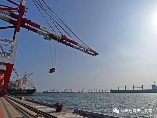 　　吉布提国际自贸区占地约48平方公里，初期投资3.47亿美元，由吉布提港口与自贸区管理局、招商局集团、大连港集团和亿赞普集团共同投资及运营。中国企业参与建设的吉布提国际自贸区16日在东非国家吉布提首都吉布提举行开工典礼，建成后将成为非洲最大自贸区。这标志着吉布提向打造区域物流中心迈出重要一步。美媒急呼“美国企业在非洲如何与别国竞争?我们在输给中国人?”  　　    　　昨日，吉布提总统盖莱(Omar Guelleh)亲自参加了自贸区的开工典礼。自贸区将创造1.5万个直接或间接的就业机会，成为该国首屈一指的就业库。据悉，该自贸区在未来两年将处理约70亿美元的物流贸易，吉方将在中方帮助下，建立一个过境贸易中心。最先建成的起步区包括商贸物流园区和出口加工区，将提升吉转口贸易能力和制造业水平。  　　    　　一带一路已经成为中国推向全球的战略  　　预计2017年底初步建成，将进一步帮助吉布提打造区域物流中心角色，还将成为中国“一带一路”战略辐射非洲大陆的重要支点。美国《华盛顿邮报》称，2015年，中国对非洲出口达到1,030亿美元左右。相比之下，同一年美国对非洲出口只有270亿美元。随着低端制造业离开中国，昔日的“中国制造”变成现在的“非洲制造”。  　　    　　2016年，中国在海外首个后勤补给保障设施在吉布提开工建设  　　特朗普曾提出对输美中国产品征收45%关税，从而保护美国制造业者和损害中国制造业者。但中国拥有自己的与世界其他地方打交道的计划，中国与发展中世界的关系将有增无减。居首的问题便是：“美国企业在非洲如何与别国竞争?我们在输给中国人吗?”这个问题让不少专家看衰特朗普的美梦，因为美国不是中国唯一的出口目的地。  　　要了解中国的政策对美国经济和美国工人的未来影响，特朗普最好看看中国在非洲的地位。中国要成为世界游戏规则的制定者，还有很长很艰险的路要走。横亘在我们面前的是一条艰难之路。但中国的复兴必胜是不可阻挡的。  　　文章来自：非洲经济商业观察