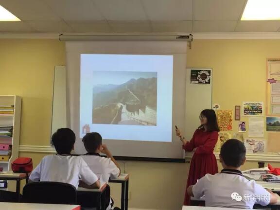 　　日前，南非德班理工大学孔子学院在南非私立名校克劳福德学校位于德班的拉·卢西亚分校和北海岸分校两个校区的汉语教学点正式开课，两个校区共有65名八年级的学生选修了汉语课。短短数周，汉语课程在两校大受欢迎，掀起了汉语学习的阵阵热潮。  　　从2016年1月开始，南非政府将汉语教学纳入国民基础教育体系。为了满足日益增长的南非中小学对汉语学习的需求，德班理工大学孔子学院与克劳福德学校的两个德班分校多次商议，确定从2017年开始为该校两个校区开设汉语课程，为学生提供一种新的外语学习机会，培养学生对汉语和中国文化的兴趣，增加他们对中国的了解。  　　   汉语教师给学生们授课。  　　大熊猫的憨厚、长城的巍峨、李小龙的功夫梦、汉字的奇妙、汉语语言的独特……在克劳福德学校八年级的孩子们心中慢慢地清晰起来。课堂上“我是南非人，我家在德班”、“我喜欢中国汉字”的表述，课后走廊上“你好，你好吗?”、“我的中国名字叫凯莉”的问候不绝于耳。在这两个远眺无边蓝色海洋，环绕苍翠绿色山林的学校里，汉语如一股独特的清流，渐渐地流入了孩子们的心中。  　　   我爱中国的大长城。  　　   课堂汉语对话练习。  　　从对中国文化的好奇到对中国建筑的惊叹，从对中国功夫的崇拜到对中国拼音和汉字学习的兴趣增长，再到对汉语语言学习的激情倍增，孩子们对中国和中国语言、文化的认知慢慢地从“印象中国”到“真正中国”悄然转变。  　　   “你好，中国!”  　　据悉，由遍布全国八个分校组成的克劳福德学校是南非最大的私立学校机构。除了教授汉语知识外，德班孔院还将为克劳福德学校提供中国舞蹈、中国剪纸、中国武术等中国文化体验课程。经过短短3年的发展，除了面向大学及社区开设汉语课外，德班理工大学孔子学院的协助下的南非中小学及教育机构的汉语教学点到目前已达10个。通过孔子学院，越来越多的南非青少年走进中国，靠近中国文化，一个古老又现代的中国形象正渐渐清晰。  　　文章来自：新华非洲